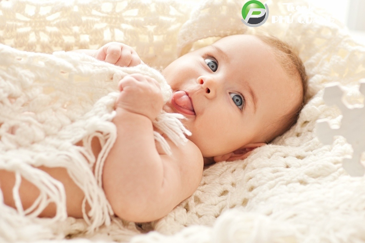 CHA MẸ CẦN LÀM GƯƠNG CHO TRẺ TRONG NHỮNG VIỆC GÌ?
Thí nghiệm "Búp Bê Bobo" của GS. Bandura là một trong những nghiên cứu nổi tiếng thế giới về hành vi bắt chước của trẻ. Thí nghiệm đã cho thấy một sự thật rằng: "Những đứa trẻ khi chứng kiến một người lớn trở nên hung dữ như quát tháo, đánh con búp bê thì đứa trẻ cũng trở nên hung dữ theo cách tương tự khi tương tác với búp bê. Trong khi đó, những đứa trẻ xem người lớn đối xử tử tế với búp bê cũng bắt chước làm điều tử tế tương tự với búp bê."

Thật vậy, làm sao chúng ta bắt trẻ bình tĩnh không quát tháo khi nóng giận, trong khi chúng ta lại sẵn sàng quát tháo ai đó, kể cả trẻ khi mất bình tĩnh. Chúng ta bắt trẻ không xem Ipad mà học bài trong khi chúng ta mất hàng giờ đọc tin nhắn, lướt điện thoại. Nhà Xã Hội Học nổi tiếng Người Mỹ, GS. Web Du Bois từng nói "Trẻ học từ những gì bạn làm hơn là những gì bạn dạy"

Đây là những điều bạn có thể dạy trẻ từ nhỏ để giúp trẻ thành công, nhưng trước hết bản thân bạn hãy thực hành làm theo cách mà bạn muốn trẻ nhìn thấy và học hỏi:

1. SỐNG CÓ KỶ LUẬT
Một nghiên cứu dài gần 40 năm được thực hiện bởi 3 ĐH hàng đầu thế giới gồm ĐH King's College, Anh, ĐH DuKe, Mỹ và ĐH Dunedin, New Zealand đã cho thấy những đứa trẻ nào đã được phát triển tính kỷ luật từ nhỏ sẽ có sự nghiệp thành công ở độ tuổi 38.

Mỗi đứa trẻ đều có sự phát triển và hình thành tính kỷ luật rất sớm và mạnh mẽ trong 6 năm đầu đời vì nó là một phần phát triển tự nhiên giúp trẻ học hỏi và gia tăng sự tập trung. Tùy vào cách giáo dục của cha mẹ trước 6 tuổi mà liệu trẻ có trở nên buông thả hay kỷ luật sau đó. VD, trẻ luôn được làm thay khi gặp khó khăn thì tính kỷ luật khó được phát triển trong độ tuổi này.

Những điều cha mẹ nên làm để duy trì tính kỷ luật cho trẻ:
a. Cố gắng làm những công việc sau thành 1 nếp nhất định
Có 3 việc cần làm thành nếp như việc ăn, việc ngủ và việc đọc sách. Nói đến nếp thì nó phải là nếp thực sự. Dù có ngoại lệ như đi du lịch, về thăm ông bà,... nhưng khi trở lại cuộc sống cũ thì nó phải quay trở lại.

Chia thời gian cụ thể khi nào ăn, khi nào đến giờ cả nhà sẽ đi ngủ và khi nào đọc sách cho trẻ. Quản lý các yếu tố như liệu thiết bị điện tử có tắt khi bắt đầu đến giờ ngủ, TV ở phòng ăn liệu có tắt khi ăn.

b. Cùng trẻ giải quyết khó khăn khi cần, chứ đừng làm thay trẻ

c. Cho trẻ biết là phải biết chấp nhận sự nhận xét.
Chúng ta thường quá thiên lệch sự nhận xét 1 ai, thường chỉ nhận xét tốt hay khen khi làm tốt, nhưng ngại nhận xét phê bình khi làm sai. Cái này không tốt cho họ chút nào, đặc biệt con cái chúng ta. Làm vậy, chúng ta vô tình chỉ khen, mà 1 ngày nào đó bạn không kiềm được mà chê thì làm đứa trẻ cảm thấy nặng nề và khó chịu. Lỗi tại ai? Tại chúng ta chứ ai! Thực ra, bản thân của nhận xét là có tốt có xấu, có khen khi làm tốt, có phê bình khi làm chưa tốt. Trẻ con từ nhỏ cần được cho nhận xét công bằng như vậy.

Tại sao nó quan trọng? Bởi vì khi đó đứa trẻ chấp nhận lời nhận xét như 1 công cụ để sửa chữa và cố gắng phát huy. Công cụ này gọi là động lực. Còn chỉ khen nhưng ít chê, một khi chê công cụ này gọi là xem thường.,

2. SỐNG GỌN GÀNG
Woody Allen, đạo diễn nổi tiếng người Mỹ, đã chia sẽ: “Tôi may mắn được cha mẹ dạy tôi sự ngăn nắp từ nhỏ, điều mà đã quyết định 80% sự thành công của tôi”.

Thực vậy, một nghiên cứu dài hơn 80 năm được dẫn đầu bởi các nhà khoa học thuộc ĐH Harvard đã tiết lộ rằng: Thành công trong sự nghiệp đến từ thói quen làm việc nhà khi còn nhỏ. Khi trẻ được dạy và hướng dẫn để có trách nhiệm với các công việc phù hợp trong gia đình càng sớm thì tại thời điểm đó não bộ của trẻ sẽ hoạt động để bắt đầu đáp ứng với các tình huống như sắp xếp thời gian để làm, tìm giải pháp nếu công việc khó, hiểu sự vất vả, thông cảm... Nói chung, não bộ luôn ở tư thế sẵn sàng và luôn giúp trẻ nhận ra điều tất yếu trong cuộc sống là cống hiến và làm việc. Nó là động lực thúc đẩy trẻ xông xáo vào công việc, dù khó.

Do đó, bạn có thể đưa ra quy định trong từng khu vực, phân công nhiệm vụ cho mỗi thành viên cũng như yêu cầu cụ thể khi thực hiện

Như bố mẹ và trẻ sẽ cùng tổng vệ sinh vào mỗi cuối tuần, trẻ sẽ gom tất cả bao gối dơ bỏ vào sọt, mẹ vệ sinh chăn, ga. còn bố lau nhà và trồng cây. Mỗi thành viên trong gia đình đều phải 10 phút mỗi ngày để don dẹp khu vực của riêng người đó

3. CÓ TÌNH YÊU VỚI SÁCH
Cố Đệ Nhất Phu Nhân nước Mỹ Jacqueline Kennedy từng nói: "Có nhiều cách nhỏ bé để mở rộng thế giới của con bạn và tình yêu với sách là cách tốt nhất để làm điều này". Bạn biết không! Đọc sách là thói quen của những người thành đạt. Như, tỷ phú Warren Buffet đọc 500 trang hằng ngày trong khi Mark Cuban đọc 3 giờ mỗi ngày Dù lịch làm việc của họ gần như kín, nhưng họ vẫn dành thời gian để đọc sách vì họ biết đó là sự ưu tiên để phát triển tri thức. Liệu việc dành thời gian đọc sách cho con mình hoặc giúp con mình có thói quen đọc sách có là ưu tiên của bạn?

Đọc sách-kể chuyện là một trong những hoạt động tương tác tích cực quan trọng cần có trước 10 tuổi, mà cha mẹ nên dành 10-15 phút mỗi ngày hoặc tối thiểu 40 phút/tuần hoặc 2 buổi tối/tuần để đọc sách-kể chuyện cho trẻ. Bạn biết không nếu bạn duy trì 10-15 phút mỗi ngày đọc cho trẻ, thì chỉ cần khoảng 5-6 tháng trẻ có thể bắt đầu phát triển tình yêu với sách. Đó là cách đơn giản bạn mở rộng tri thức và phát triển thói quen đọc sách cho con bạn.
Lợi ích của hoạt động này không chỉ giúp phát triển nhận thức xã hội thông qua tương tác với cha mẹ, mà còn giúp trẻ phát triển tư duy và ngôn ngữ thông qua trang sách và câu chuyện.

Note
Lind J, Ghirlanda S, Enquist M. Social learning through associative processes: a computational theory. R Soc Open Sci. 2019;6(3):181777.