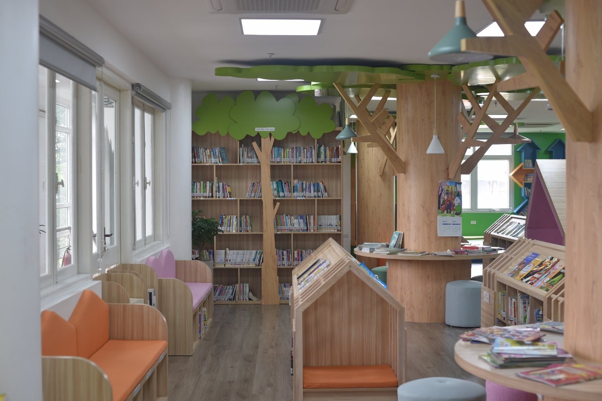 THƯ VIỆN HÀ NỘI - MÁT MẺ CHO TRẺ ĐỌC SÁCH.

Thư viện quốc gia một điểm đến lý tưởng cho các bé vào hè bố mẹ ạ. Dù năm nay hè tới muộn, nhưng đến lúc này cũng dần cảm nhận được sự oi bức rồi. Thư viện thì mở cửa từ 8h đến 20h (có nghỉ trưa). Em có chụp nội quy cho bố mẹ xem đấy.

Khi đến thư viện ở 54E Trần Hưng Đạo, ở sảnh dưới tầng thì cũng bình thường thôi, thâm chí hơi bừa bộn. Nhưng khi đi thang máy lên tầng thư viện thì choáng ngợp luôn bố mẹ ạ.
Không gian mát mẻ, sạch sẽ, xịn xò, trẻ trung. Đảm bảo các con lên phát mê luôn. Thư viện được chia thành nhiều khu vực sách như: mầm non, tiểu học, sách Hàn, Anh, Nhật. Mỗi phòng đều có giá và khu vực đọc riêng.

Nhưng có một cái phiền toái là bọn trẻ con thì rất hiếu động và ồn ào. Trong không gian khá hay ho này, bọn nó thích leo trèo chạy nhảy hơn là thích đọc. Chính là 2 đứa nhà mình. Bọn nó chỉ thích leo trèo, mình phải nhắc rất nhiều lần. Như thế sẽ gây ảnh hưởng đến những người khác trong thư viện bố mẹ nhỉ?

Minh thấy ở phía trong có 1 phòng nữa có bàn ghế ngồi đàng hoàng, điều hòa mát lạnh, yên tĩnh để bạn nào muốn yên tĩnh để đọc và học nữa nhé.

Để được mượn sách mang về thì trẻ phải có thẻ thư viện bố mẹ nha, phải mang Giấy khai sinh hoặc CMT đi. Thủ tục hơi lằng nhằng tí nhưng giá thì siêu mềm luôn: 120k/năm.

Chúc cả nhà đi chơi mát mẻ nha!