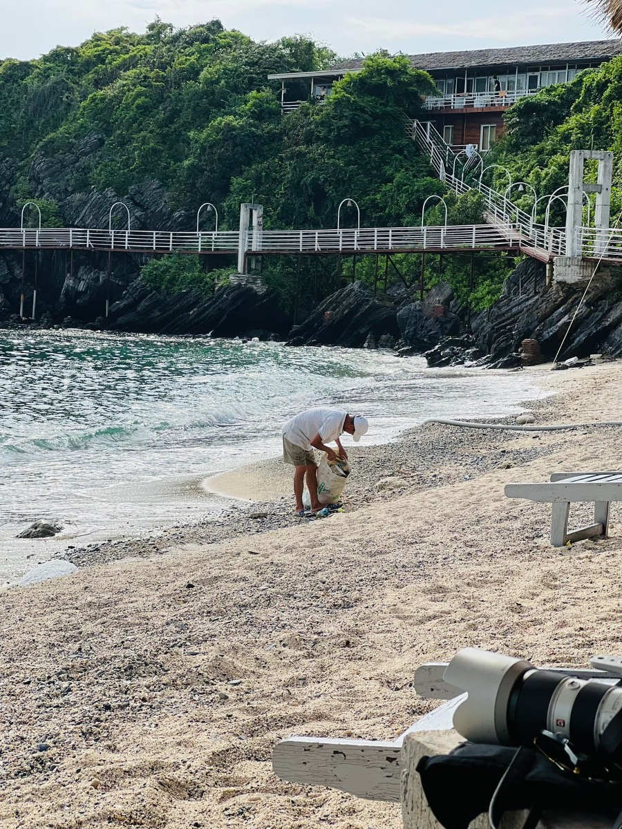 CÁT BÀ - lên rừng xuống biển trong 3 ngày 😎

Nhà mình đi Cát Bà lần đầu năm 2017, ở 2 đêm trong Cát Bà resort và tự lái xe đi loanh quanh. Ấn tượng của mình lúc ấy không khác gì các điểm du lịch biển khác ở miền Bắc cho lắm; thế nên cũng không có ý định quay lại.

Cho đến cách đây khoảng 1 tuần, lũ trẻ con nó than thở thèm biển. Mà đúng đợt cả 2 bố mẹ đều bận. Thứ 7 vẫn phải đi họp phụ huynh cho 2 đứa, đầu tuần sau thì bố mẹ đều có lịch không huỷ được. Thế là nghĩ đến Cát Bà.

Đặt phòng ở Cát Bà sát ngày, lại cuối tuần mùa cao điểm, cộng thêm yêu cầu dạng family 2 giường, chi phí vừa phải nhưng có chỗ chơi cho trẻ con -  dường như là “nhiệm vụ bất khả thi” 🤣 Đến cuối cùng, thực sự là lên kế hoạch chuyến đi theo cách không kỳ vọng nhiều, chỉ cần có chỗ cho lũ trẻ con tắm biển là được.

Ấy thế mà lại có chuyến đi ngoài mong đợi - lại phải rì viu 😎 (hơi ít ảnh vì toàn chụp ảnh bọn trẻ con, không chụp cảnh ạ 😅).

1. Đi lại và chi phí:

Nhà mình tự lái, chọn cung đường như sau vì rất sợ cảnh xếp hàng mòn mỏi ở bến phà 😬
Gần 10h sáng thứ 7 họp phụ huynh xong (trộm vía gia đình vẫn hạnh phúc sau buổi họp này), lên xe phi thẳng cao tốc về Tuần Châu. Ghé Hồng Hạnh ăn trưa rồi ra bến phà Tuần Châu đi chuyến 1h30 chiều.

Vé cao tốc: trừ VETC thẻ chồng, mình k phải trả nên coi như free 😌
Vé phà Tuần Châu - Cát Bà: 300k/xe ô tô, 60k/người.
Phà có 4 chuyến thôi: 9h, 11h30, 13h30, 15h (theo trí nhớ của mình, các bạn nên check lại nhé).

Tại sao lại chọn phà Tuần Châu dù xa hơn?
- Vì có thể tạt qua Tuần Châu ăn trưa 🤣 Với mình hải sản Quảng Ninh vưỡn là số 1.
- Vì đỡ phải xếp hàng (hãy google để biết phà từ Cát Hải đông cỡ nào vào mùa này, nãy mình về là vào sáng thứ 2 mà xe vẫn đang xếp hàng dài 😅).
- Vì được ngắm vịnh. Do quãng đường này sẽ là đi trên vịnh Hạ Long / Lan Hạ tầm 40-50p, tha hồ mà ngắm.
- Từ Tuần Châu sẽ cập Cảng Gia Luận, đi qua Rừng quốc gia Cát Bà để vào trung tâm. Con đường này đẹp và nhiều điểm tham quan.

Chiều về nhà mình đi Cảng Cái Viềng - bến phà Gót (Cát Hải). 1 là để khám phá thêm cung đường khác, 2 là chiều này đỡ đông rồi, phà chạy liên tục, nhà mình tới là có phà đi luôn.

Giá vé là 190k/xe và 10k/người.

2. Ở và ăn chơi:

Vụ này mình đặt theo đúng kiểu: hỏi mà bảo có phòng là đặt luôn, chứ còn chả thèm check review gì trước. Mùa cao điểm mà 😅 Thế nhưng kết quả lại không tồi.

HOI LAKE FARMSTAY:
Đêm đầu mình ở đây, là Farmstay nằm trong Vườn quốc gia Cát Bà. Nó là một dãy bungalow dựng quanh hồ Hới. Nếu đến sớm trước 5h chiều thì bạn đỗ xe ở cổng rồi đi bộ vào (từ cổng Rừng quốc gia vào khoảng 3-400m thôi).

Chỗ này không hợp với bạn nào quen ở chỗ “xịn xịn” vì điều kiện cơ sở vật chất cũ không được đầu tư cải tạo nhiều. 

Bù lại thì cảnh thiên nhiên cực đẹp. Hồ nước ngọt từ trong kẽ đá chảy ra mát lạnh. Cây cối đủ loại nên là thiên đường cho 2 thằng nhà mình. Chúng nó bơi rồi nghịch cả buổi, trời mưa xong bị vắt chui ra cắn vẫn cười phe phé đi khoe khắp nơi 😅

Ở đây có thể trekking quanh rừng quốc gia, cắm trại (có khu vực cho thuê trại và điểm dựng trại). Nếu không thuê bungalow thì tự cắm trại cũng là lựa chọn không tồi đâu ^^
Giá siêu rẻ: 750k/đêm với bungalow 1 giường đôi và 850k/đêm với bungalow family 2 giường, bao gồm ăn sáng (đồ ăn sáng thì tệ nha 😅). Trẻ em phụ thu 150k.

Đồ ăn uống cũng rẻ luôn, nước cam ép, cà phê cũng chỉ tầm 25-30k/ly. Nhân viên thì không chuyên nghiệp nhưng nhiệt tình. Các bạn Tây ba lô có vẻ thích mấy chỗ kiểu này nên mình thấy 3-4 nhóm liền, đông hơn cả khách Việt.

MONKEY ISLAND RESORT:

Nằm trên Đảo Khỉ ngoài vịnh Lan Hạ. Một nơi mà mình nghĩ nhà mình sẽ còn quay lại vì cả nhà đều thích.

Vì nằm ngoài đảo nên để ra đây thì phải đi tàu từ bến Bèo. Trước khi tới tầm 30p bạn liên hệ với resort để cho tàu vào đón. Sau khi được free ngắm vịnh Lan Hạ tầm 20p thì tới đảo. Ở đây cũng là các bungalow, có dạng phòng rẻ nhất là 1tr - và đắt nhất là bungalow riêng view biển 2 giường thì 2.3tr. Giá bao gồm ăn sáng, phụ thu trẻ em 200k.

Nằm sâu trong vịnh nên nước biển trong, buổi sáng có rác (chủ yếu là bèo) dạt vào - nhưng về cơ bản là nước vẫn sạch. Bãi có sỏi và đá nhỏ chứ k phải cát mịn như biển miền Trung. Thế nhưng so với biển miền Bắc thì vẫn ổn rồi.

Do mọi thứ trên đảo phải mang từ đất liền vào nên bạn sẽ được nhắc cần tiết kiệm nước. Điện cũng phải chạy máy phát nên tầm trưa và tối mới có điều hoà. Tuy nhiên mình đi vào ngày mát mẻ, gió cũng lồng lộng suốt ngày ấy nên dễ chịu lắm. Từ bungalow nhìn thẳng ra vịnh, cảnh siêu đẹp. Bơi chán là 2 đứa nhà mình lại nằm ườn ngoài ban công ngắm biển, đọc sách.

Đặc sản trên đảo này, ngoài biển, là chó và khỉ ^^ Bọn chó dễ thương kinh khủng. Đặc biệt là bạn Kem, cứ có khách đến là chạy ra đón, rồi khách lên tàu về lại lon ton ra tiễn, rất thích chơi với trẻ con nữa. Bọn trẻ con nhà mình mê mẩn lắm.

Còn lũ khỉ thì không mê nổi 🥹 Đảo của chúng nó mà. Đồ ăn để ngoài hay quên k đóng cửa phòng là chúng nó lao vào ăn trộm luôn 🥲 Mình nhìn mấy con to đùng sợ khiếp vía, 2 thằng con thì rủ chó đi trêu khỉ 😏 

Nghe nói còn vài cái resort ở các đảo riêng biệt kiểu này loanh quanh vịnh nữa. Cát Bà bắt đầu hấp dẫn nhà mình rồi đấy ^^