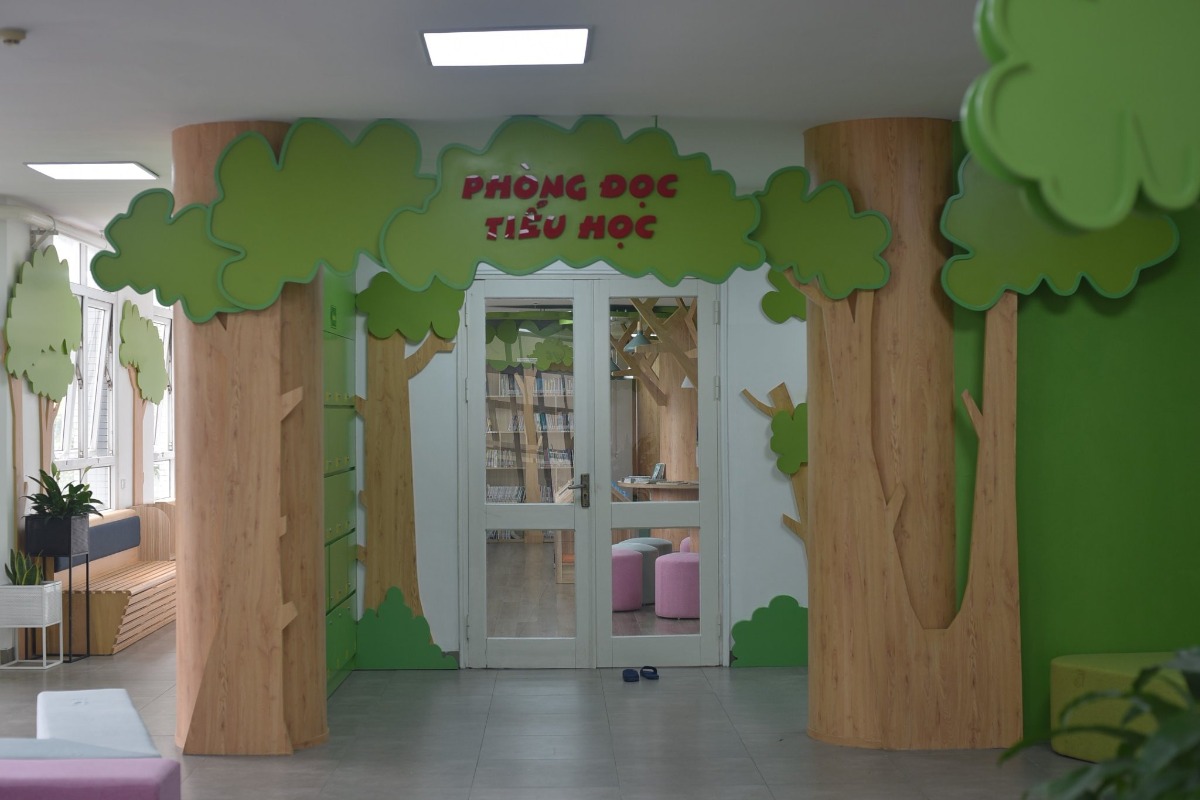 THƯ VIỆN HÀ NỘI - MÁT MẺ CHO TRẺ ĐỌC SÁCH.

Thư viện quốc gia một điểm đến lý tưởng cho các bé vào hè bố mẹ ạ. Dù năm nay hè tới muộn, nhưng đến lúc này cũng dần cảm nhận được sự oi bức rồi. Thư viện thì mở cửa từ 8h đến 20h (có nghỉ trưa). Em có chụp nội quy cho bố mẹ xem đấy.

Khi đến thư viện ở 54E Trần Hưng Đạo, ở sảnh dưới tầng thì cũng bình thường thôi, thâm chí hơi bừa bộn. Nhưng khi đi thang máy lên tầng thư viện thì choáng ngợp luôn bố mẹ ạ.
Không gian mát mẻ, sạch sẽ, xịn xò, trẻ trung. Đảm bảo các con lên phát mê luôn. Thư viện được chia thành nhiều khu vực sách như: mầm non, tiểu học, sách Hàn, Anh, Nhật. Mỗi phòng đều có giá và khu vực đọc riêng.

Nhưng có một cái phiền toái là bọn trẻ con thì rất hiếu động và ồn ào. Trong không gian khá hay ho này, bọn nó thích leo trèo chạy nhảy hơn là thích đọc. Chính là 2 đứa nhà mình. Bọn nó chỉ thích leo trèo, mình phải nhắc rất nhiều lần. Như thế sẽ gây ảnh hưởng đến những người khác trong thư viện bố mẹ nhỉ?

Minh thấy ở phía trong có 1 phòng nữa có bàn ghế ngồi đàng hoàng, điều hòa mát lạnh, yên tĩnh để bạn nào muốn yên tĩnh để đọc và học nữa nhé.

Để được mượn sách mang về thì trẻ phải có thẻ thư viện bố mẹ nha, phải mang Giấy khai sinh hoặc CMT đi. Thủ tục hơi lằng nhằng tí nhưng giá thì siêu mềm luôn: 120k/năm.

Chúc cả nhà đi chơi mát mẻ nha!