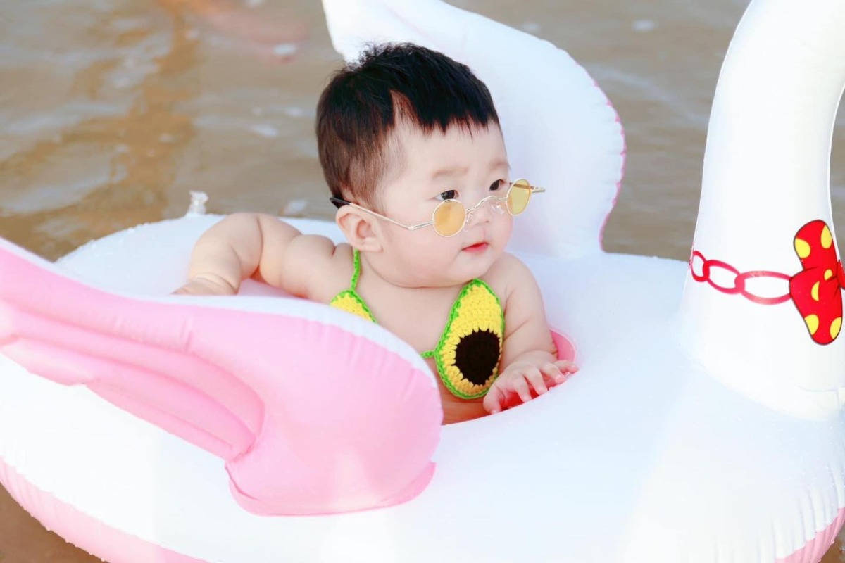 Lần đầu được má cho diện bikini đi biển 🌊🤣🤣
Cre: Bảo Yến