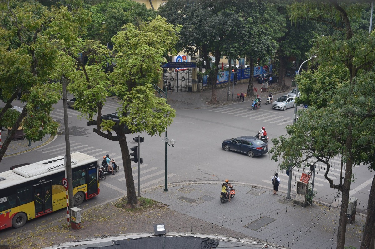 THƯ VIỆN HÀ NỘI - MÁT MẺ CHO TRẺ ĐỌC SÁCH.

Thư viện quốc gia một điểm đến lý tưởng cho các bé vào hè bố mẹ ạ. Dù năm nay hè tới muộn, nhưng đến lúc này cũng dần cảm nhận được sự oi bức rồi. Thư viện thì mở cửa từ 8h đến 20h (có nghỉ trưa). Em có chụp nội quy cho bố mẹ xem đấy.

Khi đến thư viện ở 54E Trần Hưng Đạo, ở sảnh dưới tầng thì cũng bình thường thôi, thâm chí hơi bừa bộn. Nhưng khi đi thang máy lên tầng thư viện thì choáng ngợp luôn bố mẹ ạ.
Không gian mát mẻ, sạch sẽ, xịn xò, trẻ trung. Đảm bảo các con lên phát mê luôn. Thư viện được chia thành nhiều khu vực sách như: mầm non, tiểu học, sách Hàn, Anh, Nhật. Mỗi phòng đều có giá và khu vực đọc riêng.

Nhưng có một cái phiền toái là bọn trẻ con thì rất hiếu động và ồn ào. Trong không gian khá hay ho này, bọn nó thích leo trèo chạy nhảy hơn là thích đọc. Chính là 2 đứa nhà mình. Bọn nó chỉ thích leo trèo, mình phải nhắc rất nhiều lần. Như thế sẽ gây ảnh hưởng đến những người khác trong thư viện bố mẹ nhỉ?

Minh thấy ở phía trong có 1 phòng nữa có bàn ghế ngồi đàng hoàng, điều hòa mát lạnh, yên tĩnh để bạn nào muốn yên tĩnh để đọc và học nữa nhé.

Để được mượn sách mang về thì trẻ phải có thẻ thư viện bố mẹ nha, phải mang Giấy khai sinh hoặc CMT đi. Thủ tục hơi lằng nhằng tí nhưng giá thì siêu mềm luôn: 120k/năm.

Chúc cả nhà đi chơi mát mẻ nha!