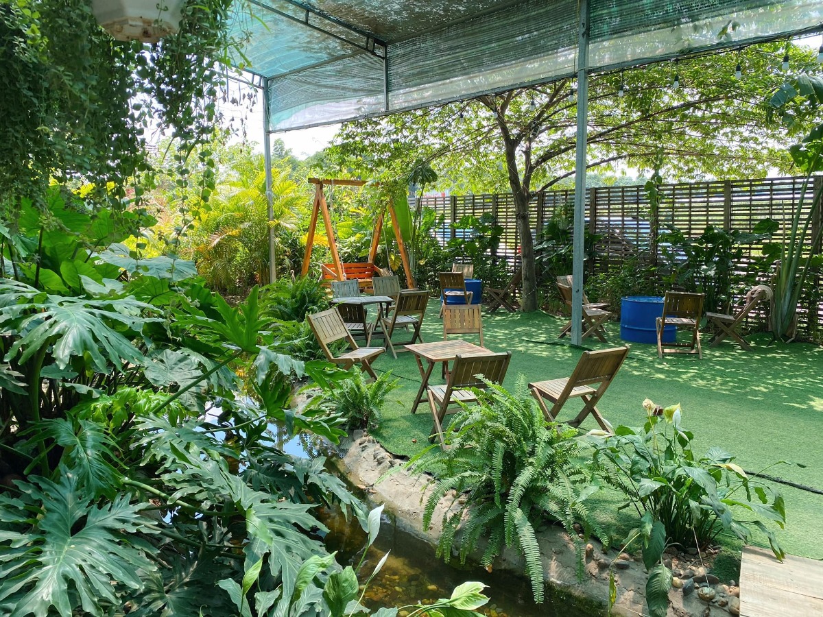 [ĐI HÁI NHO THÔI CÁC BẠN ƠIII]

Địa điểm: Trang trại Chimi Farm 4, Đông Anh, Hà Nội (search gg map là ra nha các bác)

Lỡ hẹn với mùa nho năm ngoái, nay có tin nho mới vào vụ là 2 mẹ con em xách balo lên đường luôn😆 nho trĩu trịt nhìn là mê các bác ạ, trồng cũng thấp thôi nên các bé tha hồ hái nha (các bác nhớ càng đi sâu vào phía trong thì càng nhiều nho nhé). 

Ngoài ra, còn có các dịch vụ khác như: khu cafe xanh mướt cây cối để ngồi nghỉ (giá nước uống từ 40-65k), khu cho động vật ăn (thỏ, hamster, dê, vịt…), tô tượng. 

Chi phí: vườn nho có 2 khu với mức phí 50k (dành cho bạn nào chỉ hái, chụp ảnh chứ không ăn, hái bao nhiêu ra ngoài cân tính tiền - 200k/kg, và thăm khu động vật + 1 suất ăn cho đv) và 250k (như gói 50k nhưng được ăn nho thoải mái trong vườn). 

Mức phí nào cũng được tặng 1 hộp nho nhỏ để mình ăn thử ngay ở quầy bán vé nha😄 cá nhân mình thấy nho khá ngọt và thơm (mua về để tủ lạnh ăn chắc sẽ ngon hơn nữa đó).