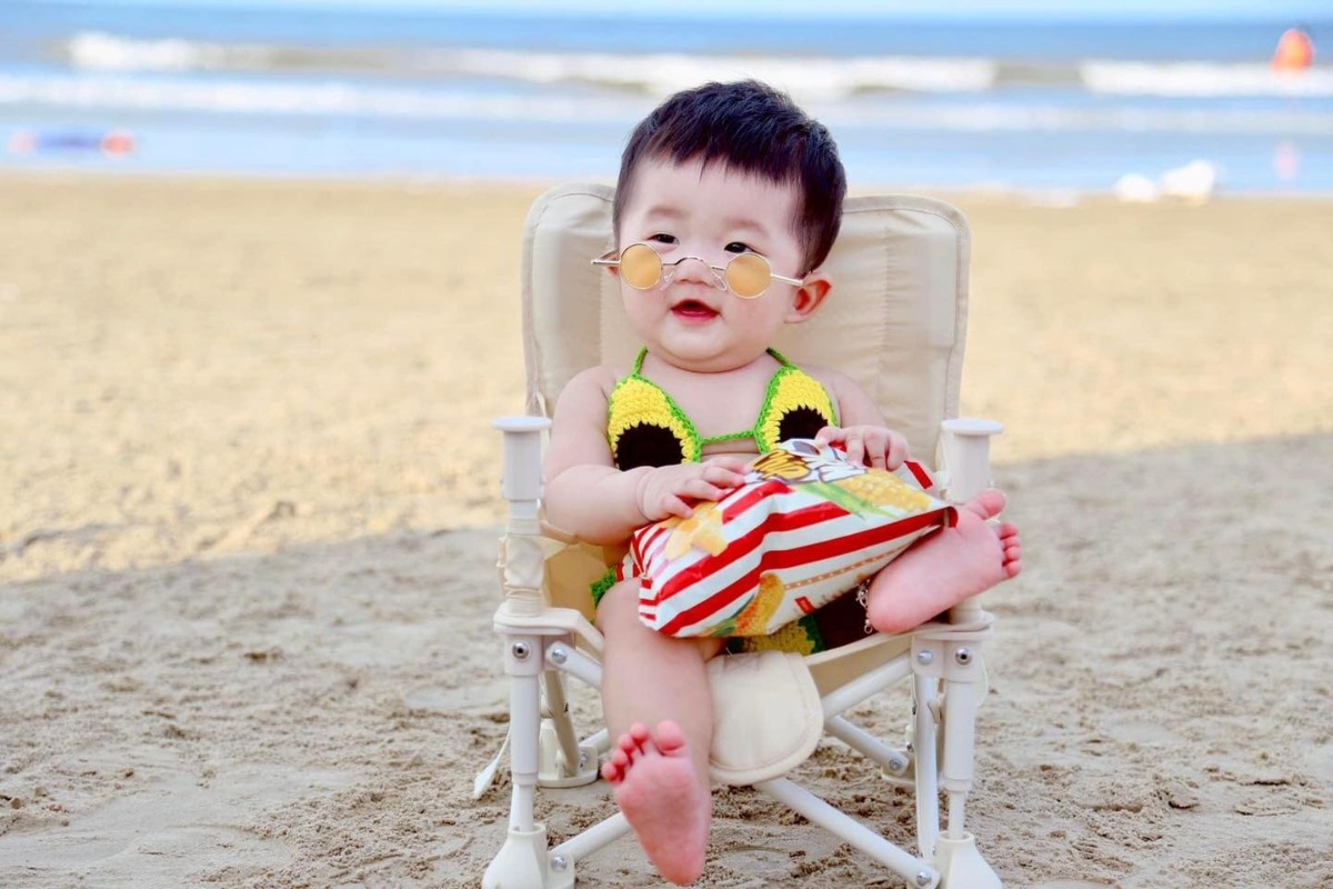 Lần đầu được má cho diện bikini đi biển 🌊🤣🤣
Cre: Bảo Yến