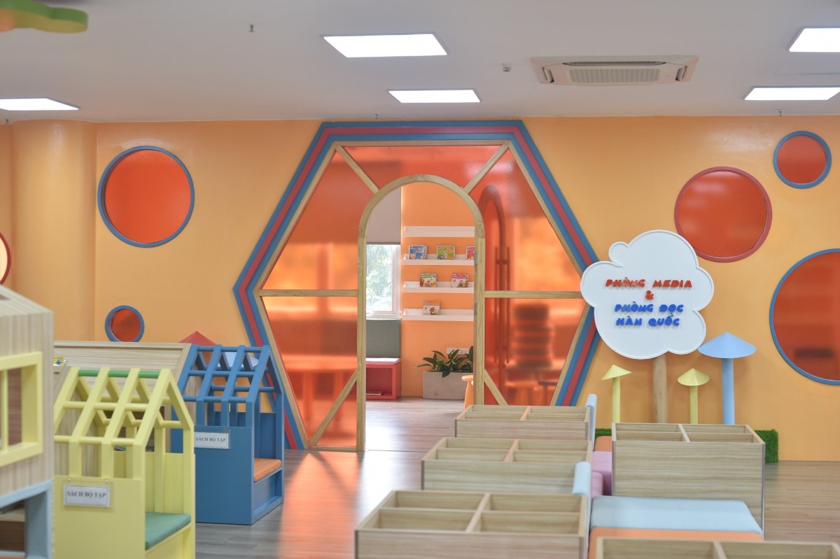 THƯ VIỆN HÀ NỘI - MÁT MẺ CHO TRẺ ĐỌC SÁCH.

Thư viện quốc gia một điểm đến lý tưởng cho các bé vào hè bố mẹ ạ. Dù năm nay hè tới muộn, nhưng đến lúc này cũng dần cảm nhận được sự oi bức rồi. Thư viện thì mở cửa từ 8h đến 20h (có nghỉ trưa). Em có chụp nội quy cho bố mẹ xem đấy.

Khi đến thư viện ở 54E Trần Hưng Đạo, ở sảnh dưới tầng thì cũng bình thường thôi, thâm chí hơi bừa bộn. Nhưng khi đi thang máy lên tầng thư viện thì choáng ngợp luôn bố mẹ ạ.
Không gian mát mẻ, sạch sẽ, xịn xò, trẻ trung. Đảm bảo các con lên phát mê luôn. Thư viện được chia thành nhiều khu vực sách như: mầm non, tiểu học, sách Hàn, Anh, Nhật. Mỗi phòng đều có giá và khu vực đọc riêng.

Nhưng có một cái phiền toái là bọn trẻ con thì rất hiếu động và ồn ào. Trong không gian khá hay ho này, bọn nó thích leo trèo chạy nhảy hơn là thích đọc. Chính là 2 đứa nhà mình. Bọn nó chỉ thích leo trèo, mình phải nhắc rất nhiều lần. Như thế sẽ gây ảnh hưởng đến những người khác trong thư viện bố mẹ nhỉ?

Minh thấy ở phía trong có 1 phòng nữa có bàn ghế ngồi đàng hoàng, điều hòa mát lạnh, yên tĩnh để bạn nào muốn yên tĩnh để đọc và học nữa nhé.

Để được mượn sách mang về thì trẻ phải có thẻ thư viện bố mẹ nha, phải mang Giấy khai sinh hoặc CMT đi. Thủ tục hơi lằng nhằng tí nhưng giá thì siêu mềm luôn: 120k/năm.

Chúc cả nhà đi chơi mát mẻ nha!