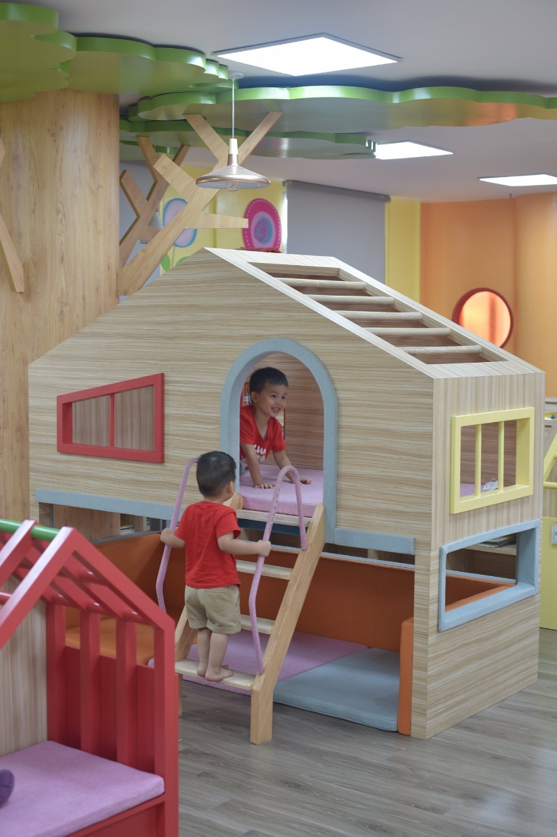 THƯ VIỆN HÀ NỘI - MÁT MẺ CHO TRẺ ĐỌC SÁCH.

Thư viện quốc gia một điểm đến lý tưởng cho các bé vào hè bố mẹ ạ. Dù năm nay hè tới muộn, nhưng đến lúc này cũng dần cảm nhận được sự oi bức rồi. Thư viện thì mở cửa từ 8h đến 20h (có nghỉ trưa). Em có chụp nội quy cho bố mẹ xem đấy.

Khi đến thư viện ở 54E Trần Hưng Đạo, ở sảnh dưới tầng thì cũng bình thường thôi, thâm chí hơi bừa bộn. Nhưng khi đi thang máy lên tầng thư viện thì choáng ngợp luôn bố mẹ ạ.
Không gian mát mẻ, sạch sẽ, xịn xò, trẻ trung. Đảm bảo các con lên phát mê luôn. Thư viện được chia thành nhiều khu vực sách như: mầm non, tiểu học, sách Hàn, Anh, Nhật. Mỗi phòng đều có giá và khu vực đọc riêng.

Nhưng có một cái phiền toái là bọn trẻ con thì rất hiếu động và ồn ào. Trong không gian khá hay ho này, bọn nó thích leo trèo chạy nhảy hơn là thích đọc. Chính là 2 đứa nhà mình. Bọn nó chỉ thích leo trèo, mình phải nhắc rất nhiều lần. Như thế sẽ gây ảnh hưởng đến những người khác trong thư viện bố mẹ nhỉ?

Minh thấy ở phía trong có 1 phòng nữa có bàn ghế ngồi đàng hoàng, điều hòa mát lạnh, yên tĩnh để bạn nào muốn yên tĩnh để đọc và học nữa nhé.

Để được mượn sách mang về thì trẻ phải có thẻ thư viện bố mẹ nha, phải mang Giấy khai sinh hoặc CMT đi. Thủ tục hơi lằng nhằng tí nhưng giá thì siêu mềm luôn: 120k/năm.

Chúc cả nhà đi chơi mát mẻ nha!