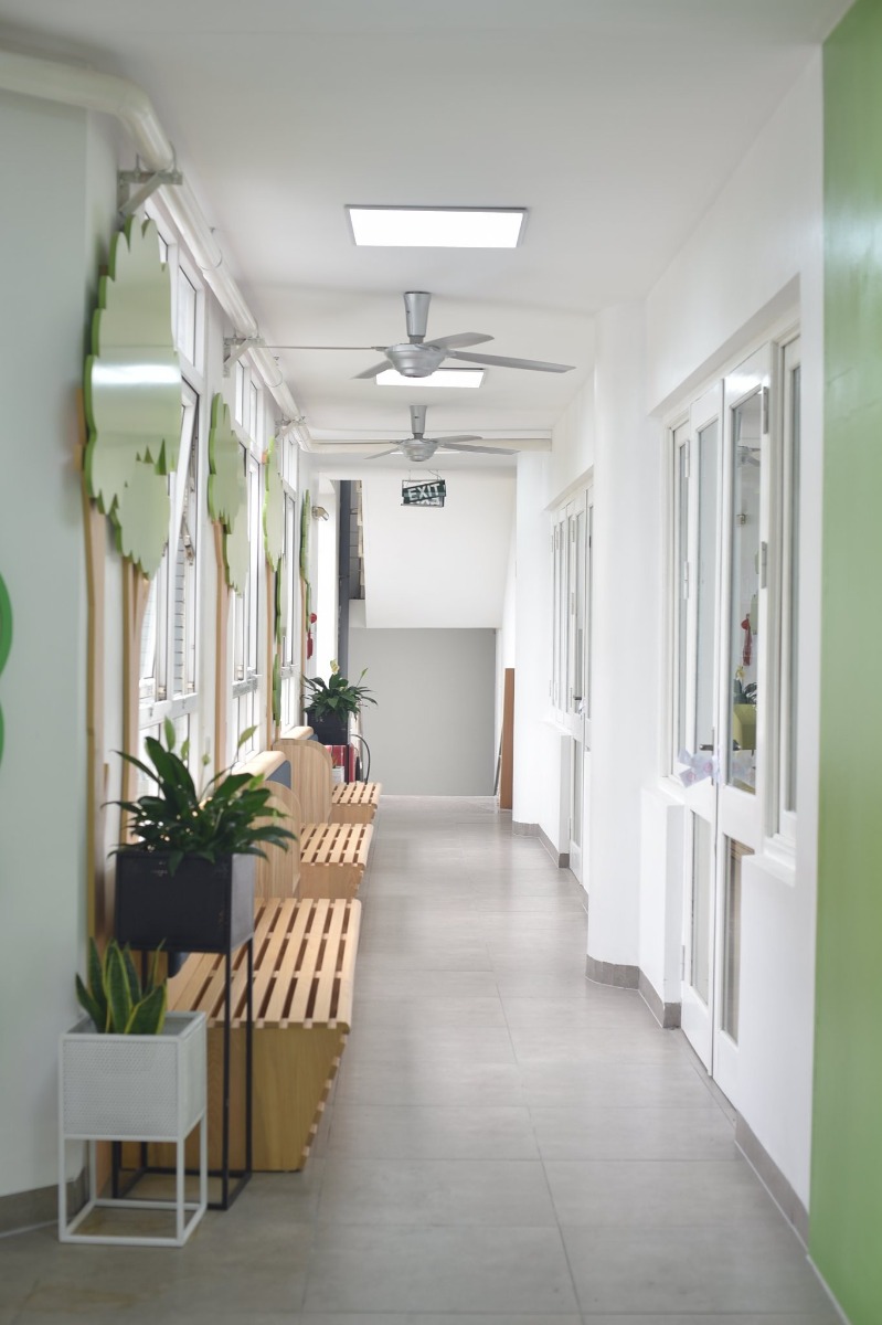 THƯ VIỆN HÀ NỘI - MÁT MẺ CHO TRẺ ĐỌC SÁCH.

Thư viện quốc gia một điểm đến lý tưởng cho các bé vào hè bố mẹ ạ. Dù năm nay hè tới muộn, nhưng đến lúc này cũng dần cảm nhận được sự oi bức rồi. Thư viện thì mở cửa từ 8h đến 20h (có nghỉ trưa). Em có chụp nội quy cho bố mẹ xem đấy.

Khi đến thư viện ở 54E Trần Hưng Đạo, ở sảnh dưới tầng thì cũng bình thường thôi, thâm chí hơi bừa bộn. Nhưng khi đi thang máy lên tầng thư viện thì choáng ngợp luôn bố mẹ ạ.
Không gian mát mẻ, sạch sẽ, xịn xò, trẻ trung. Đảm bảo các con lên phát mê luôn. Thư viện được chia thành nhiều khu vực sách như: mầm non, tiểu học, sách Hàn, Anh, Nhật. Mỗi phòng đều có giá và khu vực đọc riêng.

Nhưng có một cái phiền toái là bọn trẻ con thì rất hiếu động và ồn ào. Trong không gian khá hay ho này, bọn nó thích leo trèo chạy nhảy hơn là thích đọc. Chính là 2 đứa nhà mình. Bọn nó chỉ thích leo trèo, mình phải nhắc rất nhiều lần. Như thế sẽ gây ảnh hưởng đến những người khác trong thư viện bố mẹ nhỉ?

Minh thấy ở phía trong có 1 phòng nữa có bàn ghế ngồi đàng hoàng, điều hòa mát lạnh, yên tĩnh để bạn nào muốn yên tĩnh để đọc và học nữa nhé.

Để được mượn sách mang về thì trẻ phải có thẻ thư viện bố mẹ nha, phải mang Giấy khai sinh hoặc CMT đi. Thủ tục hơi lằng nhằng tí nhưng giá thì siêu mềm luôn: 120k/năm.

Chúc cả nhà đi chơi mát mẻ nha!