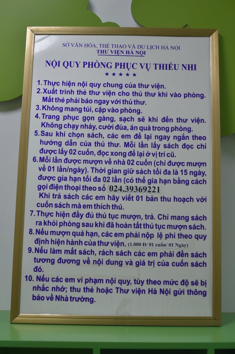 THƯ VIỆN HÀ NỘI - MÁT MẺ CHO TRẺ ĐỌC SÁCH.

Thư viện quốc gia một điểm đến lý tưởng cho các bé vào hè bố mẹ ạ. Dù năm nay hè tới muộn, nhưng đến lúc này cũng dần cảm nhận được sự oi bức rồi. Thư viện thì mở cửa từ 8h đến 20h (có nghỉ trưa). Em có chụp nội quy cho bố mẹ xem đấy.

Khi đến thư viện ở 54E Trần Hưng Đạo, ở sảnh dưới tầng thì cũng bình thường thôi, thâm chí hơi bừa bộn. Nhưng khi đi thang máy lên tầng thư viện thì choáng ngợp luôn bố mẹ ạ.
Không gian mát mẻ, sạch sẽ, xịn xò, trẻ trung. Đảm bảo các con lên phát mê luôn. Thư viện được chia thành nhiều khu vực sách như: mầm non, tiểu học, sách Hàn, Anh, Nhật. Mỗi phòng đều có giá và khu vực đọc riêng.

Nhưng có một cái phiền toái là bọn trẻ con thì rất hiếu động và ồn ào. Trong không gian khá hay ho này, bọn nó thích leo trèo chạy nhảy hơn là thích đọc. Chính là 2 đứa nhà mình. Bọn nó chỉ thích leo trèo, mình phải nhắc rất nhiều lần. Như thế sẽ gây ảnh hưởng đến những người khác trong thư viện bố mẹ nhỉ?

Minh thấy ở phía trong có 1 phòng nữa có bàn ghế ngồi đàng hoàng, điều hòa mát lạnh, yên tĩnh để bạn nào muốn yên tĩnh để đọc và học nữa nhé.

Để được mượn sách mang về thì trẻ phải có thẻ thư viện bố mẹ nha, phải mang Giấy khai sinh hoặc CMT đi. Thủ tục hơi lằng nhằng tí nhưng giá thì siêu mềm luôn: 120k/năm.

Chúc cả nhà đi chơi mát mẻ nha!
