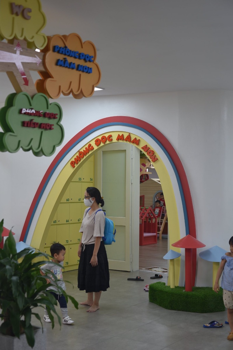 THƯ VIỆN HÀ NỘI - MÁT MẺ CHO TRẺ ĐỌC SÁCH.

Thư viện quốc gia một điểm đến lý tưởng cho các bé vào hè bố mẹ ạ. Dù năm nay hè tới muộn, nhưng đến lúc này cũng dần cảm nhận được sự oi bức rồi. Thư viện thì mở cửa từ 8h đến 20h (có nghỉ trưa). Em có chụp nội quy cho bố mẹ xem đấy.

Khi đến thư viện ở 54E Trần Hưng Đạo, ở sảnh dưới tầng thì cũng bình thường thôi, thâm chí hơi bừa bộn. Nhưng khi đi thang máy lên tầng thư viện thì choáng ngợp luôn bố mẹ ạ.
Không gian mát mẻ, sạch sẽ, xịn xò, trẻ trung. Đảm bảo các con lên phát mê luôn. Thư viện được chia thành nhiều khu vực sách như: mầm non, tiểu học, sách Hàn, Anh, Nhật. Mỗi phòng đều có giá và khu vực đọc riêng.

Nhưng có một cái phiền toái là bọn trẻ con thì rất hiếu động và ồn ào. Trong không gian khá hay ho này, bọn nó thích leo trèo chạy nhảy hơn là thích đọc. Chính là 2 đứa nhà mình. Bọn nó chỉ thích leo trèo, mình phải nhắc rất nhiều lần. Như thế sẽ gây ảnh hưởng đến những người khác trong thư viện bố mẹ nhỉ?

Minh thấy ở phía trong có 1 phòng nữa có bàn ghế ngồi đàng hoàng, điều hòa mát lạnh, yên tĩnh để bạn nào muốn yên tĩnh để đọc và học nữa nhé.

Để được mượn sách mang về thì trẻ phải có thẻ thư viện bố mẹ nha, phải mang Giấy khai sinh hoặc CMT đi. Thủ tục hơi lằng nhằng tí nhưng giá thì siêu mềm luôn: 120k/năm.

Chúc cả nhà đi chơi mát mẻ nha!