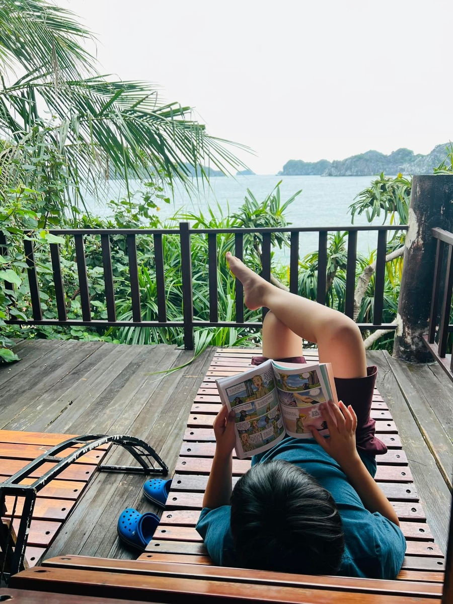 CÁT BÀ - lên rừng xuống biển trong 3 ngày 😎

Nhà mình đi Cát Bà lần đầu năm 2017, ở 2 đêm trong Cát Bà resort và tự lái xe đi loanh quanh. Ấn tượng của mình lúc ấy không khác gì các điểm du lịch biển khác ở miền Bắc cho lắm; thế nên cũng không có ý định quay lại.

Cho đến cách đây khoảng 1 tuần, lũ trẻ con nó than thở thèm biển. Mà đúng đợt cả 2 bố mẹ đều bận. Thứ 7 vẫn phải đi họp phụ huynh cho 2 đứa, đầu tuần sau thì bố mẹ đều có lịch không huỷ được. Thế là nghĩ đến Cát Bà.

Đặt phòng ở Cát Bà sát ngày, lại cuối tuần mùa cao điểm, cộng thêm yêu cầu dạng family 2 giường, chi phí vừa phải nhưng có chỗ chơi cho trẻ con -  dường như là “nhiệm vụ bất khả thi” 🤣 Đến cuối cùng, thực sự là lên kế hoạch chuyến đi theo cách không kỳ vọng nhiều, chỉ cần có chỗ cho lũ trẻ con tắm biển là được.

Ấy thế mà lại có chuyến đi ngoài mong đợi - lại phải rì viu 😎 (hơi ít ảnh vì toàn chụp ảnh bọn trẻ con, không chụp cảnh ạ 😅).

1. Đi lại và chi phí:

Nhà mình tự lái, chọn cung đường như sau vì rất sợ cảnh xếp hàng mòn mỏi ở bến phà 😬
Gần 10h sáng thứ 7 họp phụ huynh xong (trộm vía gia đình vẫn hạnh phúc sau buổi họp này), lên xe phi thẳng cao tốc về Tuần Châu. Ghé Hồng Hạnh ăn trưa rồi ra bến phà Tuần Châu đi chuyến 1h30 chiều.

Vé cao tốc: trừ VETC thẻ chồng, mình k phải trả nên coi như free 😌
Vé phà Tuần Châu - Cát Bà: 300k/xe ô tô, 60k/người.
Phà có 4 chuyến thôi: 9h, 11h30, 13h30, 15h (theo trí nhớ của mình, các bạn nên check lại nhé).

Tại sao lại chọn phà Tuần Châu dù xa hơn?
- Vì có thể tạt qua Tuần Châu ăn trưa 🤣 Với mình hải sản Quảng Ninh vưỡn là số 1.
- Vì đỡ phải xếp hàng (hãy google để biết phà từ Cát Hải đông cỡ nào vào mùa này, nãy mình về là vào sáng thứ 2 mà xe vẫn đang xếp hàng dài 😅).
- Vì được ngắm vịnh. Do quãng đường này sẽ là đi trên vịnh Hạ Long / Lan Hạ tầm 40-50p, tha hồ mà ngắm.
- Từ Tuần Châu sẽ cập Cảng Gia Luận, đi qua Rừng quốc gia Cát Bà để vào trung tâm. Con đường này đẹp và nhiều điểm tham quan.

Chiều về nhà mình đi Cảng Cái Viềng - bến phà Gót (Cát Hải). 1 là để khám phá thêm cung đường khác, 2 là chiều này đỡ đông rồi, phà chạy liên tục, nhà mình tới là có phà đi luôn.

Giá vé là 190k/xe và 10k/người.

2. Ở và ăn chơi:

Vụ này mình đặt theo đúng kiểu: hỏi mà bảo có phòng là đặt luôn, chứ còn chả thèm check review gì trước. Mùa cao điểm mà 😅 Thế nhưng kết quả lại không tồi.

HOI LAKE FARMSTAY:
Đêm đầu mình ở đây, là Farmstay nằm trong Vườn quốc gia Cát Bà. Nó là một dãy bungalow dựng quanh hồ Hới. Nếu đến sớm trước 5h chiều thì bạn đỗ xe ở cổng rồi đi bộ vào (từ cổng Rừng quốc gia vào khoảng 3-400m thôi).

Chỗ này không hợp với bạn nào quen ở chỗ “xịn xịn” vì điều kiện cơ sở vật chất cũ không được đầu tư cải tạo nhiều. 

Bù lại thì cảnh thiên nhiên cực đẹp. Hồ nước ngọt từ trong kẽ đá chảy ra mát lạnh. Cây cối đủ loại nên là thiên đường cho 2 thằng nhà mình. Chúng nó bơi rồi nghịch cả buổi, trời mưa xong bị vắt chui ra cắn vẫn cười phe phé đi khoe khắp nơi 😅

Ở đây có thể trekking quanh rừng quốc gia, cắm trại (có khu vực cho thuê trại và điểm dựng trại). Nếu không thuê bungalow thì tự cắm trại cũng là lựa chọn không tồi đâu ^^
Giá siêu rẻ: 750k/đêm với bungalow 1 giường đôi và 850k/đêm với bungalow family 2 giường, bao gồm ăn sáng (đồ ăn sáng thì tệ nha 😅). Trẻ em phụ thu 150k.

Đồ ăn uống cũng rẻ luôn, nước cam ép, cà phê cũng chỉ tầm 25-30k/ly. Nhân viên thì không chuyên nghiệp nhưng nhiệt tình. Các bạn Tây ba lô có vẻ thích mấy chỗ kiểu này nên mình thấy 3-4 nhóm liền, đông hơn cả khách Việt.

MONKEY ISLAND RESORT:

Nằm trên Đảo Khỉ ngoài vịnh Lan Hạ. Một nơi mà mình nghĩ nhà mình sẽ còn quay lại vì cả nhà đều thích.

Vì nằm ngoài đảo nên để ra đây thì phải đi tàu từ bến Bèo. Trước khi tới tầm 30p bạn liên hệ với resort để cho tàu vào đón. Sau khi được free ngắm vịnh Lan Hạ tầm 20p thì tới đảo. Ở đây cũng là các bungalow, có dạng phòng rẻ nhất là 1tr - và đắt nhất là bungalow riêng view biển 2 giường thì 2.3tr. Giá bao gồm ăn sáng, phụ thu trẻ em 200k.

Nằm sâu trong vịnh nên nước biển trong, buổi sáng có rác (chủ yếu là bèo) dạt vào - nhưng về cơ bản là nước vẫn sạch. Bãi có sỏi và đá nhỏ chứ k phải cát mịn như biển miền Trung. Thế nhưng so với biển miền Bắc thì vẫn ổn rồi.

Do mọi thứ trên đảo phải mang từ đất liền vào nên bạn sẽ được nhắc cần tiết kiệm nước. Điện cũng phải chạy máy phát nên tầm trưa và tối mới có điều hoà. Tuy nhiên mình đi vào ngày mát mẻ, gió cũng lồng lộng suốt ngày ấy nên dễ chịu lắm. Từ bungalow nhìn thẳng ra vịnh, cảnh siêu đẹp. Bơi chán là 2 đứa nhà mình lại nằm ườn ngoài ban công ngắm biển, đọc sách.

Đặc sản trên đảo này, ngoài biển, là chó và khỉ ^^ Bọn chó dễ thương kinh khủng. Đặc biệt là bạn Kem, cứ có khách đến là chạy ra đón, rồi khách lên tàu về lại lon ton ra tiễn, rất thích chơi với trẻ con nữa. Bọn trẻ con nhà mình mê mẩn lắm.

Còn lũ khỉ thì không mê nổi 🥹 Đảo của chúng nó mà. Đồ ăn để ngoài hay quên k đóng cửa phòng là chúng nó lao vào ăn trộm luôn 🥲 Mình nhìn mấy con to đùng sợ khiếp vía, 2 thằng con thì rủ chó đi trêu khỉ 😏 

Nghe nói còn vài cái resort ở các đảo riêng biệt kiểu này loanh quanh vịnh nữa. Cát Bà bắt đầu hấp dẫn nhà mình rồi đấy ^^