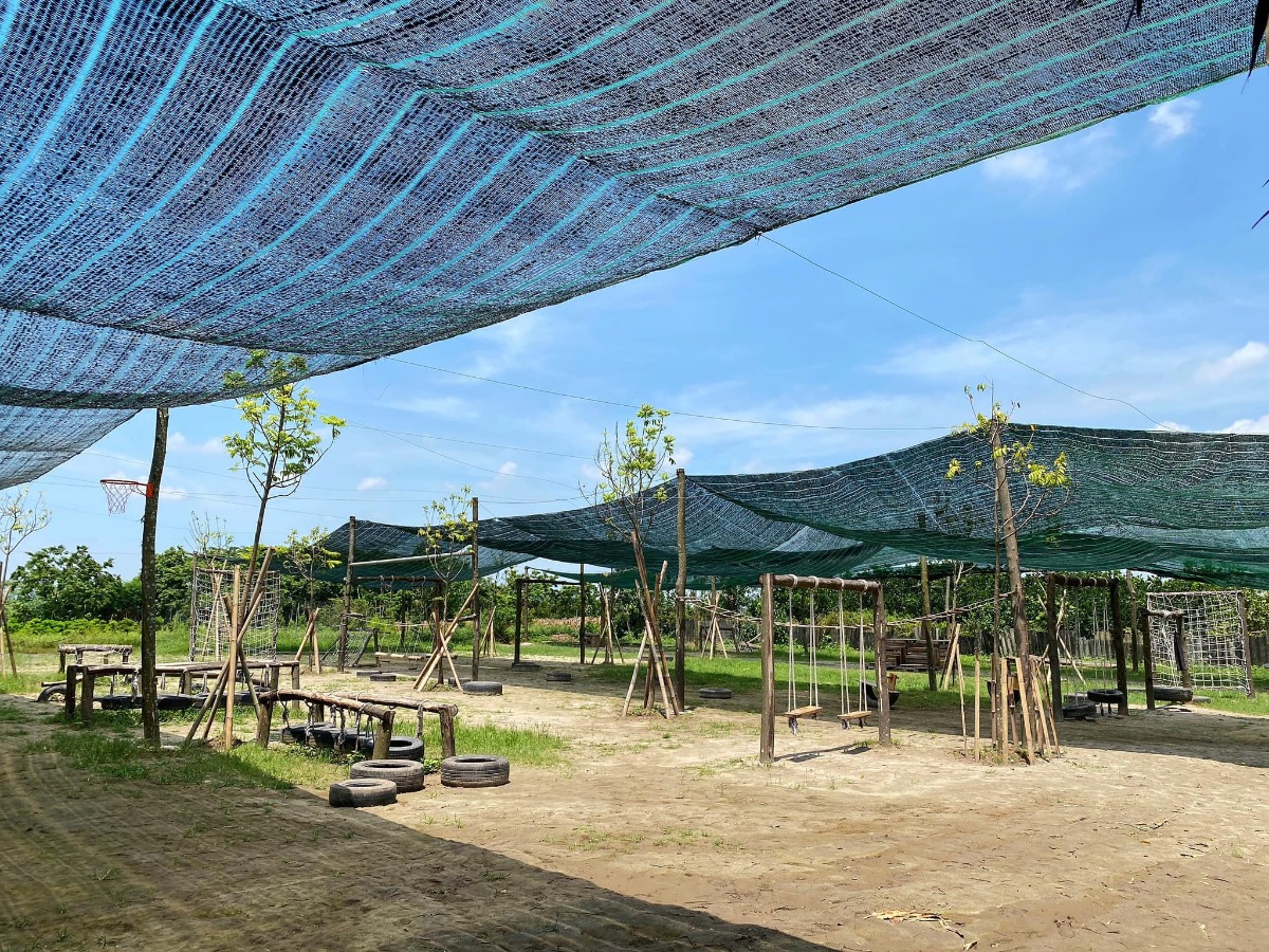 [ĐI HÁI NHO THÔI CÁC BẠN ƠIII]

Địa điểm: Trang trại Chimi Farm 4, Đông Anh, Hà Nội (search gg map là ra nha các bác)

Lỡ hẹn với mùa nho năm ngoái, nay có tin nho mới vào vụ là 2 mẹ con em xách balo lên đường luôn😆 nho trĩu trịt nhìn là mê các bác ạ, trồng cũng thấp thôi nên các bé tha hồ hái nha (các bác nhớ càng đi sâu vào phía trong thì càng nhiều nho nhé). 

Ngoài ra, còn có các dịch vụ khác như: khu cafe xanh mướt cây cối để ngồi nghỉ (giá nước uống từ 40-65k), khu cho động vật ăn (thỏ, hamster, dê, vịt…), tô tượng. 

Chi phí: vườn nho có 2 khu với mức phí 50k (dành cho bạn nào chỉ hái, chụp ảnh chứ không ăn, hái bao nhiêu ra ngoài cân tính tiền - 200k/kg, và thăm khu động vật + 1 suất ăn cho đv) và 250k (như gói 50k nhưng được ăn nho thoải mái trong vườn). 

Mức phí nào cũng được tặng 1 hộp nho nhỏ để mình ăn thử ngay ở quầy bán vé nha😄 cá nhân mình thấy nho khá ngọt và thơm (mua về để tủ lạnh ăn chắc sẽ ngon hơn nữa đó).