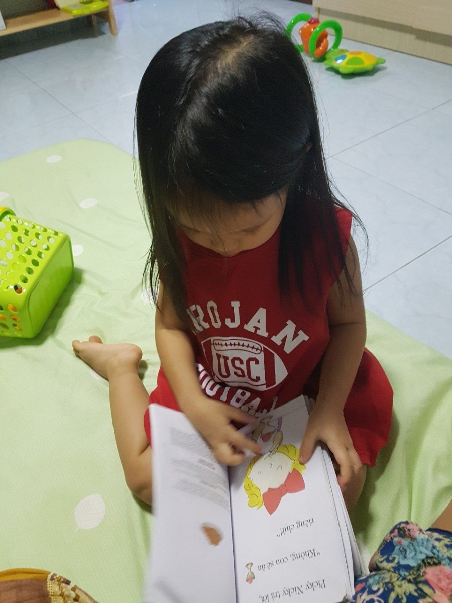 NÓI LỜI XIN LỖI

HỎI:

Nhiều lần mình mất kiểm soát với 2 con. Mình có khi tức quá thì mắng, kiểu nhắc mãi về chuyện ăn không rơi hay giỡn nhây. Có lần mình quát um sùm nhà cửa luôn, có lần lại tét mông bạn một phát. Trong đầu máu lên tới não rồi. Mình mất kiểm soát. Sau đó thì cũng tự nhìn lại bản thân. Bình tĩnh rồi, thì thấy bản thân tội lỗi lắm, nhiều lúc muốn quay ra xin lỗi con, mà lại không biết nói thế nào. Nói một hồi lại thành ra giống đang tự biện minh cho bản thân. Mặc dù bản thân cũng hiểu rõ là trong mọi trường hợp quát đánh đều là không đúng.

TRẢ LỜI:

Ba mẹ chúng ta thường có xu hướng nói lời xin lỗi : Bố/ mẹ xin lỗi vì đã to tiếng với con NHƯNG con cứ trèo lên tủ lạnh làm mẹ thấy rất sợ.

Bố/ mẹ xin lỗi vì đã giật lấy cái thước kẻ từ tay con, NHƯNG cái này không được nghịch.

Mẹ / Bố xin lỗi vì đánh con, NHƯNG mà con vừa ăn vừa chạy bảo hoài không nghe, mẹ giận quá.

Bất kỳ lời xin lỗi nào kèm theo 1 vế sau từ NHƯNG, sẽ làm loãng ý nghĩa của việc xin lỗi, vô tình lại chuyển sự chú ý sang hành vi của trẻ. Trong khi đó bản thân chúng ta đã sai trước khi không kiềm chế được, đã đánh/ quát/ mắng/ có sự bạo lực đối với trẻ. Dù trong bất kỳ hoàn cảnh nào, chúng ta làm vậy cũng là điều không nên.

Vậy hãy xin lỗi ngắn gọn, và thể hiện việc dám làm dám chịu.. đây cũng là cách an toàn nhất để hàn gắn những “ sang chấn” do hành động mất kiểm soát của chúng ta gây ra khi trẻ có hành vi vượt giới hạn.

Chúng ta hãy cùng nhau ngẫm và quan sát xem mình có bị “ mắc” cái lỗi này không nhé?

“Xin lỗi con, mẹ đánh, và quát con, con sợ và đau, mẹ không nên làm như thế”

“Bố xin lỗi con đã sai khi giựt đồ từ tay con, mẹ nên hỏi trước”

Xin lỗi nói với con về điều mà “ nếu không mất kiểm soát” thì mình sẽ làm như thế. Cũng là cách để tự nhắc nhở bản thân thay cho lời hứa với con lần sau mình sẽ không làm như vậy.

Mình quan sát chậm lại một chút sẽ có câu trả lời phù hợp.

Nguồn: RIE WRM