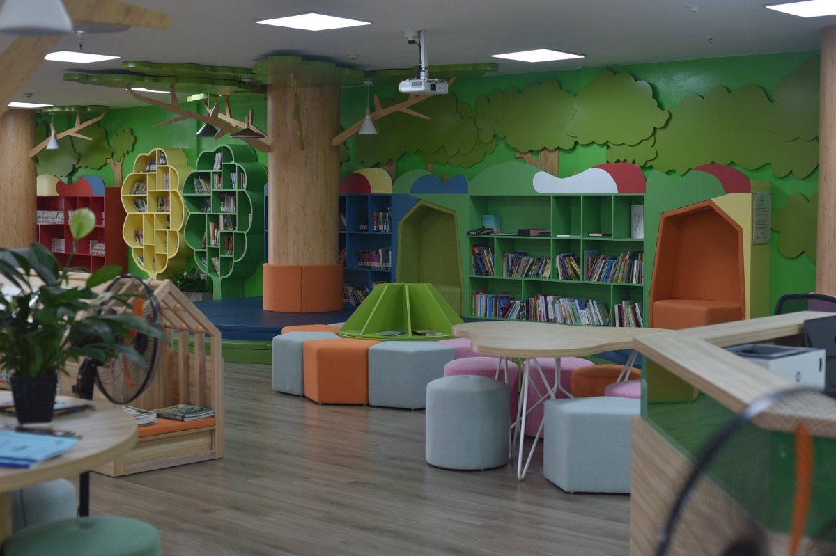 THƯ VIỆN HÀ NỘI - MÁT MẺ CHO TRẺ ĐỌC SÁCH.

Thư viện quốc gia một điểm đến lý tưởng cho các bé vào hè bố mẹ ạ. Dù năm nay hè tới muộn, nhưng đến lúc này cũng dần cảm nhận được sự oi bức rồi. Thư viện thì mở cửa từ 8h đến 20h (có nghỉ trưa). Em có chụp nội quy cho bố mẹ xem đấy.

Khi đến thư viện ở 54E Trần Hưng Đạo, ở sảnh dưới tầng thì cũng bình thường thôi, thâm chí hơi bừa bộn. Nhưng khi đi thang máy lên tầng thư viện thì choáng ngợp luôn bố mẹ ạ.
Không gian mát mẻ, sạch sẽ, xịn xò, trẻ trung. Đảm bảo các con lên phát mê luôn. Thư viện được chia thành nhiều khu vực sách như: mầm non, tiểu học, sách Hàn, Anh, Nhật. Mỗi phòng đều có giá và khu vực đọc riêng.

Nhưng có một cái phiền toái là bọn trẻ con thì rất hiếu động và ồn ào. Trong không gian khá hay ho này, bọn nó thích leo trèo chạy nhảy hơn là thích đọc. Chính là 2 đứa nhà mình. Bọn nó chỉ thích leo trèo, mình phải nhắc rất nhiều lần. Như thế sẽ gây ảnh hưởng đến những người khác trong thư viện bố mẹ nhỉ?

Minh thấy ở phía trong có 1 phòng nữa có bàn ghế ngồi đàng hoàng, điều hòa mát lạnh, yên tĩnh để bạn nào muốn yên tĩnh để đọc và học nữa nhé.

Để được mượn sách mang về thì trẻ phải có thẻ thư viện bố mẹ nha, phải mang Giấy khai sinh hoặc CMT đi. Thủ tục hơi lằng nhằng tí nhưng giá thì siêu mềm luôn: 120k/năm.

Chúc cả nhà đi chơi mát mẻ nha!