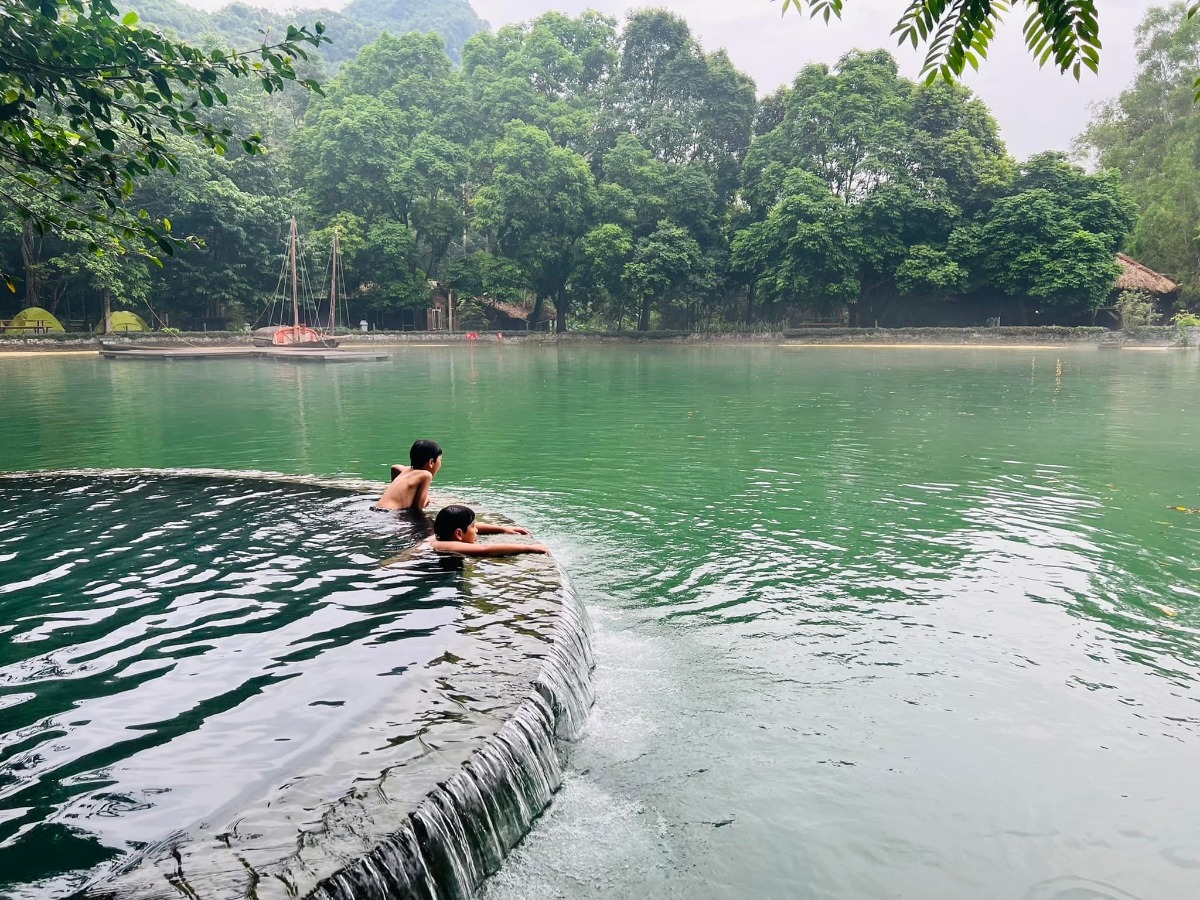 CÁT BÀ - lên rừng xuống biển trong 3 ngày 😎

Nhà mình đi Cát Bà lần đầu năm 2017, ở 2 đêm trong Cát Bà resort và tự lái xe đi loanh quanh. Ấn tượng của mình lúc ấy không khác gì các điểm du lịch biển khác ở miền Bắc cho lắm; thế nên cũng không có ý định quay lại.

Cho đến cách đây khoảng 1 tuần, lũ trẻ con nó than thở thèm biển. Mà đúng đợt cả 2 bố mẹ đều bận. Thứ 7 vẫn phải đi họp phụ huynh cho 2 đứa, đầu tuần sau thì bố mẹ đều có lịch không huỷ được. Thế là nghĩ đến Cát Bà.

Đặt phòng ở Cát Bà sát ngày, lại cuối tuần mùa cao điểm, cộng thêm yêu cầu dạng family 2 giường, chi phí vừa phải nhưng có chỗ chơi cho trẻ con -  dường như là “nhiệm vụ bất khả thi” 🤣 Đến cuối cùng, thực sự là lên kế hoạch chuyến đi theo cách không kỳ vọng nhiều, chỉ cần có chỗ cho lũ trẻ con tắm biển là được.

Ấy thế mà lại có chuyến đi ngoài mong đợi - lại phải rì viu 😎 (hơi ít ảnh vì toàn chụp ảnh bọn trẻ con, không chụp cảnh ạ 😅).

1. Đi lại và chi phí:

Nhà mình tự lái, chọn cung đường như sau vì rất sợ cảnh xếp hàng mòn mỏi ở bến phà 😬
Gần 10h sáng thứ 7 họp phụ huynh xong (trộm vía gia đình vẫn hạnh phúc sau buổi họp này), lên xe phi thẳng cao tốc về Tuần Châu. Ghé Hồng Hạnh ăn trưa rồi ra bến phà Tuần Châu đi chuyến 1h30 chiều.

Vé cao tốc: trừ VETC thẻ chồng, mình k phải trả nên coi như free 😌
Vé phà Tuần Châu - Cát Bà: 300k/xe ô tô, 60k/người.
Phà có 4 chuyến thôi: 9h, 11h30, 13h30, 15h (theo trí nhớ của mình, các bạn nên check lại nhé).

Tại sao lại chọn phà Tuần Châu dù xa hơn?
- Vì có thể tạt qua Tuần Châu ăn trưa 🤣 Với mình hải sản Quảng Ninh vưỡn là số 1.
- Vì đỡ phải xếp hàng (hãy google để biết phà từ Cát Hải đông cỡ nào vào mùa này, nãy mình về là vào sáng thứ 2 mà xe vẫn đang xếp hàng dài 😅).
- Vì được ngắm vịnh. Do quãng đường này sẽ là đi trên vịnh Hạ Long / Lan Hạ tầm 40-50p, tha hồ mà ngắm.
- Từ Tuần Châu sẽ cập Cảng Gia Luận, đi qua Rừng quốc gia Cát Bà để vào trung tâm. Con đường này đẹp và nhiều điểm tham quan.

Chiều về nhà mình đi Cảng Cái Viềng - bến phà Gót (Cát Hải). 1 là để khám phá thêm cung đường khác, 2 là chiều này đỡ đông rồi, phà chạy liên tục, nhà mình tới là có phà đi luôn.

Giá vé là 190k/xe và 10k/người.

2. Ở và ăn chơi:

Vụ này mình đặt theo đúng kiểu: hỏi mà bảo có phòng là đặt luôn, chứ còn chả thèm check review gì trước. Mùa cao điểm mà 😅 Thế nhưng kết quả lại không tồi.

HOI LAKE FARMSTAY:
Đêm đầu mình ở đây, là Farmstay nằm trong Vườn quốc gia Cát Bà. Nó là một dãy bungalow dựng quanh hồ Hới. Nếu đến sớm trước 5h chiều thì bạn đỗ xe ở cổng rồi đi bộ vào (từ cổng Rừng quốc gia vào khoảng 3-400m thôi).

Chỗ này không hợp với bạn nào quen ở chỗ “xịn xịn” vì điều kiện cơ sở vật chất cũ không được đầu tư cải tạo nhiều. 

Bù lại thì cảnh thiên nhiên cực đẹp. Hồ nước ngọt từ trong kẽ đá chảy ra mát lạnh. Cây cối đủ loại nên là thiên đường cho 2 thằng nhà mình. Chúng nó bơi rồi nghịch cả buổi, trời mưa xong bị vắt chui ra cắn vẫn cười phe phé đi khoe khắp nơi 😅

Ở đây có thể trekking quanh rừng quốc gia, cắm trại (có khu vực cho thuê trại và điểm dựng trại). Nếu không thuê bungalow thì tự cắm trại cũng là lựa chọn không tồi đâu ^^
Giá siêu rẻ: 750k/đêm với bungalow 1 giường đôi và 850k/đêm với bungalow family 2 giường, bao gồm ăn sáng (đồ ăn sáng thì tệ nha 😅). Trẻ em phụ thu 150k.

Đồ ăn uống cũng rẻ luôn, nước cam ép, cà phê cũng chỉ tầm 25-30k/ly. Nhân viên thì không chuyên nghiệp nhưng nhiệt tình. Các bạn Tây ba lô có vẻ thích mấy chỗ kiểu này nên mình thấy 3-4 nhóm liền, đông hơn cả khách Việt.

MONKEY ISLAND RESORT:

Nằm trên Đảo Khỉ ngoài vịnh Lan Hạ. Một nơi mà mình nghĩ nhà mình sẽ còn quay lại vì cả nhà đều thích.

Vì nằm ngoài đảo nên để ra đây thì phải đi tàu từ bến Bèo. Trước khi tới tầm 30p bạn liên hệ với resort để cho tàu vào đón. Sau khi được free ngắm vịnh Lan Hạ tầm 20p thì tới đảo. Ở đây cũng là các bungalow, có dạng phòng rẻ nhất là 1tr - và đắt nhất là bungalow riêng view biển 2 giường thì 2.3tr. Giá bao gồm ăn sáng, phụ thu trẻ em 200k.

Nằm sâu trong vịnh nên nước biển trong, buổi sáng có rác (chủ yếu là bèo) dạt vào - nhưng về cơ bản là nước vẫn sạch. Bãi có sỏi và đá nhỏ chứ k phải cát mịn như biển miền Trung. Thế nhưng so với biển miền Bắc thì vẫn ổn rồi.

Do mọi thứ trên đảo phải mang từ đất liền vào nên bạn sẽ được nhắc cần tiết kiệm nước. Điện cũng phải chạy máy phát nên tầm trưa và tối mới có điều hoà. Tuy nhiên mình đi vào ngày mát mẻ, gió cũng lồng lộng suốt ngày ấy nên dễ chịu lắm. Từ bungalow nhìn thẳng ra vịnh, cảnh siêu đẹp. Bơi chán là 2 đứa nhà mình lại nằm ườn ngoài ban công ngắm biển, đọc sách.

Đặc sản trên đảo này, ngoài biển, là chó và khỉ ^^ Bọn chó dễ thương kinh khủng. Đặc biệt là bạn Kem, cứ có khách đến là chạy ra đón, rồi khách lên tàu về lại lon ton ra tiễn, rất thích chơi với trẻ con nữa. Bọn trẻ con nhà mình mê mẩn lắm.

Còn lũ khỉ thì không mê nổi 🥹 Đảo của chúng nó mà. Đồ ăn để ngoài hay quên k đóng cửa phòng là chúng nó lao vào ăn trộm luôn 🥲 Mình nhìn mấy con to đùng sợ khiếp vía, 2 thằng con thì rủ chó đi trêu khỉ 😏 

Nghe nói còn vài cái resort ở các đảo riêng biệt kiểu này loanh quanh vịnh nữa. Cát Bà bắt đầu hấp dẫn nhà mình rồi đấy ^^