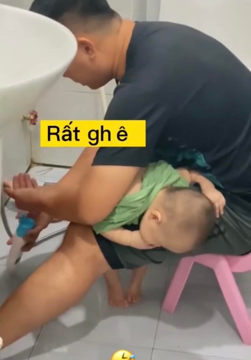 MẶC DÙ AI CŨNG CÓ KÉC NHƯNG SAO TÔI MÃI VẪN KHÔNG THỂ QUEN ĐƯỢC KÉC CỦA CON 🥲

Ngày xưa dặn lòng dù sau này có chuyện gì xảy ra đi chăng nữa, slot tự tay rửa đích tôi sẽ chỉ dành cho 2 người đấy chính là bố và mẹ. 

Giờ có con rồi tự dưng lại phải gia hạn thêm slot rửa đích thứ 3, tại nó ẻ xong ko rửa thì thuối, mà mắt nó cứ long lanh tay chớp chớp chỉ vào đíc bảo "rửa rửa" nên không cưỡng lại được. 

Trộm vía đẻ được ông con cũng biết thân biết phận nên lúc bố rửa đíc cho rất ngoan, im lặng chịu đựng, nên dù rửa mãi vẫn không quen nhưng vẫn phải làm😅

Con ơi lớn nhanh rồi tự mà rửa đíc cho bố nhờ 🥲

Ảnh: Harry Bé Bé