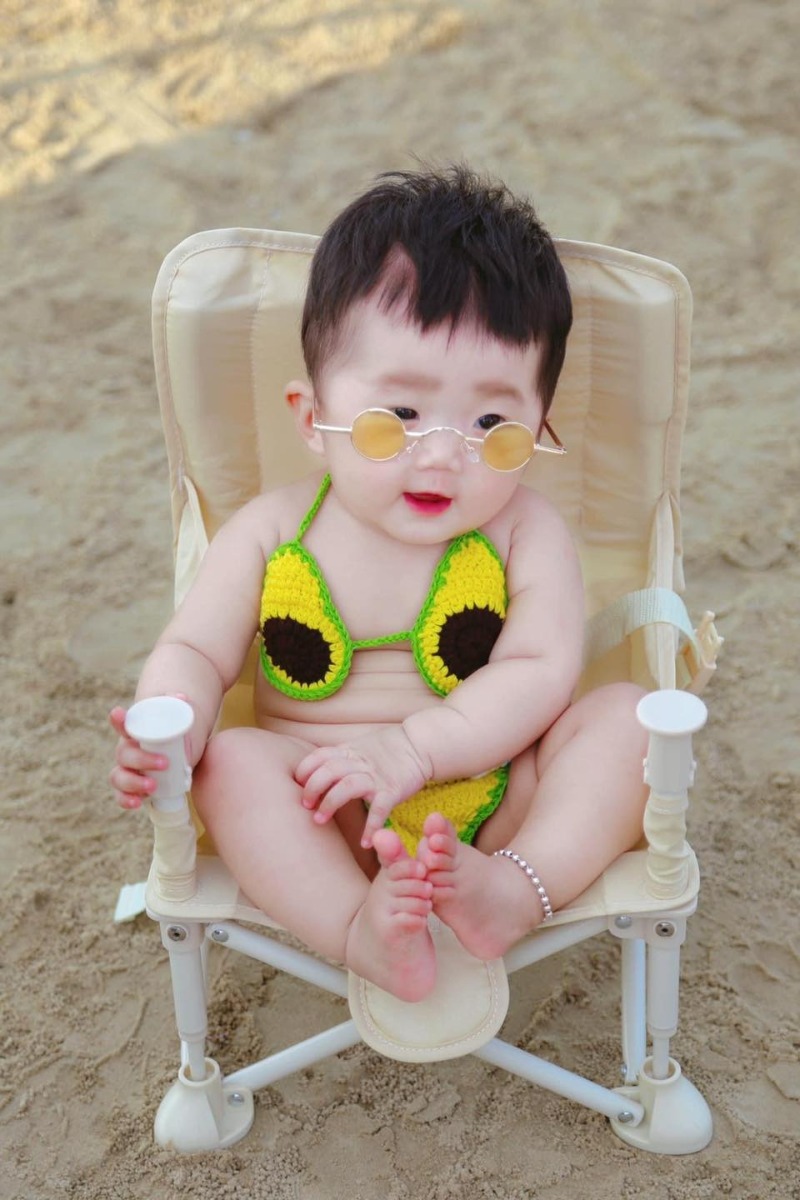 Lần đầu được má cho diện bikini đi biển 🌊🤣🤣
Cre: Bảo Yến