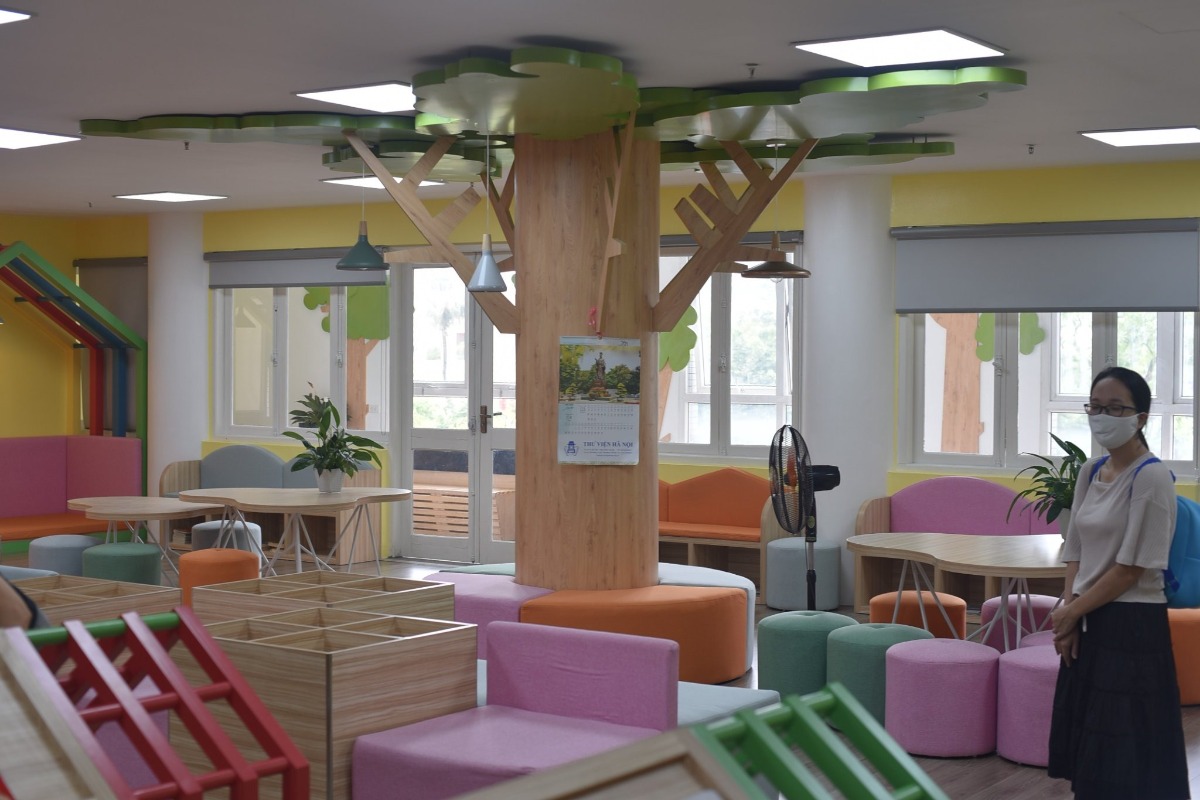 THƯ VIỆN HÀ NỘI - MÁT MẺ CHO TRẺ ĐỌC SÁCH.

Thư viện quốc gia một điểm đến lý tưởng cho các bé vào hè bố mẹ ạ. Dù năm nay hè tới muộn, nhưng đến lúc này cũng dần cảm nhận được sự oi bức rồi. Thư viện thì mở cửa từ 8h đến 20h (có nghỉ trưa). Em có chụp nội quy cho bố mẹ xem đấy.

Khi đến thư viện ở 54E Trần Hưng Đạo, ở sảnh dưới tầng thì cũng bình thường thôi, thâm chí hơi bừa bộn. Nhưng khi đi thang máy lên tầng thư viện thì choáng ngợp luôn bố mẹ ạ.
Không gian mát mẻ, sạch sẽ, xịn xò, trẻ trung. Đảm bảo các con lên phát mê luôn. Thư viện được chia thành nhiều khu vực sách như: mầm non, tiểu học, sách Hàn, Anh, Nhật. Mỗi phòng đều có giá và khu vực đọc riêng.

Nhưng có một cái phiền toái là bọn trẻ con thì rất hiếu động và ồn ào. Trong không gian khá hay ho này, bọn nó thích leo trèo chạy nhảy hơn là thích đọc. Chính là 2 đứa nhà mình. Bọn nó chỉ thích leo trèo, mình phải nhắc rất nhiều lần. Như thế sẽ gây ảnh hưởng đến những người khác trong thư viện bố mẹ nhỉ?

Minh thấy ở phía trong có 1 phòng nữa có bàn ghế ngồi đàng hoàng, điều hòa mát lạnh, yên tĩnh để bạn nào muốn yên tĩnh để đọc và học nữa nhé.

Để được mượn sách mang về thì trẻ phải có thẻ thư viện bố mẹ nha, phải mang Giấy khai sinh hoặc CMT đi. Thủ tục hơi lằng nhằng tí nhưng giá thì siêu mềm luôn: 120k/năm.

Chúc cả nhà đi chơi mát mẻ nha!