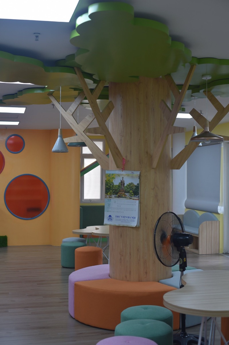 THƯ VIỆN HÀ NỘI - MÁT MẺ CHO TRẺ ĐỌC SÁCH.

Thư viện quốc gia một điểm đến lý tưởng cho các bé vào hè bố mẹ ạ. Dù năm nay hè tới muộn, nhưng đến lúc này cũng dần cảm nhận được sự oi bức rồi. Thư viện thì mở cửa từ 8h đến 20h (có nghỉ trưa). Em có chụp nội quy cho bố mẹ xem đấy.

Khi đến thư viện ở 54E Trần Hưng Đạo, ở sảnh dưới tầng thì cũng bình thường thôi, thâm chí hơi bừa bộn. Nhưng khi đi thang máy lên tầng thư viện thì choáng ngợp luôn bố mẹ ạ.
Không gian mát mẻ, sạch sẽ, xịn xò, trẻ trung. Đảm bảo các con lên phát mê luôn. Thư viện được chia thành nhiều khu vực sách như: mầm non, tiểu học, sách Hàn, Anh, Nhật. Mỗi phòng đều có giá và khu vực đọc riêng.

Nhưng có một cái phiền toái là bọn trẻ con thì rất hiếu động và ồn ào. Trong không gian khá hay ho này, bọn nó thích leo trèo chạy nhảy hơn là thích đọc. Chính là 2 đứa nhà mình. Bọn nó chỉ thích leo trèo, mình phải nhắc rất nhiều lần. Như thế sẽ gây ảnh hưởng đến những người khác trong thư viện bố mẹ nhỉ?

Minh thấy ở phía trong có 1 phòng nữa có bàn ghế ngồi đàng hoàng, điều hòa mát lạnh, yên tĩnh để bạn nào muốn yên tĩnh để đọc và học nữa nhé.

Để được mượn sách mang về thì trẻ phải có thẻ thư viện bố mẹ nha, phải mang Giấy khai sinh hoặc CMT đi. Thủ tục hơi lằng nhằng tí nhưng giá thì siêu mềm luôn: 120k/năm.

Chúc cả nhà đi chơi mát mẻ nha!