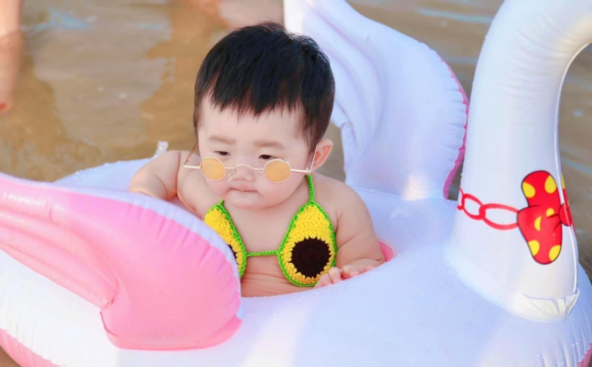 Lần đầu được má cho diện bikini đi biển 🌊🤣🤣
Cre: Bảo Yến