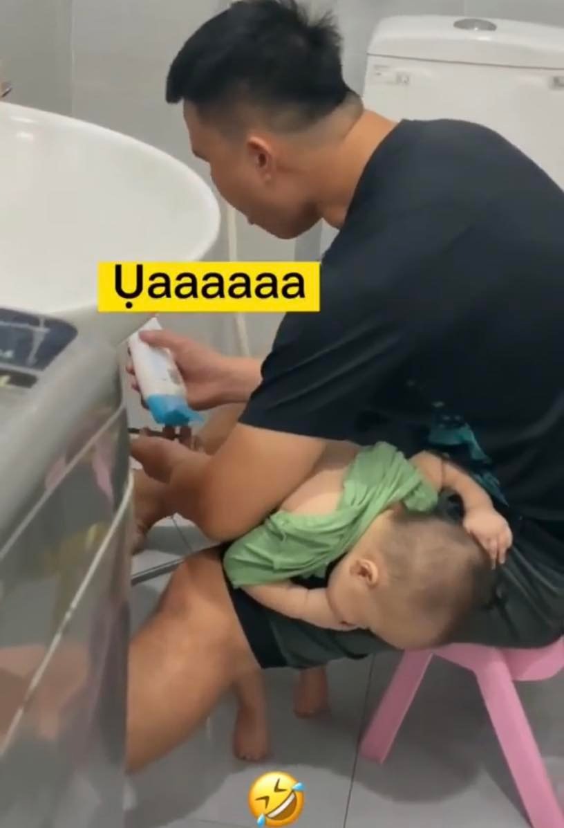 MẶC DÙ AI CŨNG CÓ KÉC NHƯNG SAO TÔI MÃI VẪN KHÔNG THỂ QUEN ĐƯỢC KÉC CỦA CON 🥲

Ngày xưa dặn lòng dù sau này có chuyện gì xảy ra đi chăng nữa, slot tự tay rửa đích tôi sẽ chỉ dành cho 2 người đấy chính là bố và mẹ. 

Giờ có con rồi tự dưng lại phải gia hạn thêm slot rửa đích thứ 3, tại nó ẻ xong ko rửa thì thuối, mà mắt nó cứ long lanh tay chớp chớp chỉ vào đíc bảo "rửa rửa" nên không cưỡng lại được. 

Trộm vía đẻ được ông con cũng biết thân biết phận nên lúc bố rửa đíc cho rất ngoan, im lặng chịu đựng, nên dù rửa mãi vẫn không quen nhưng vẫn phải làm😅

Con ơi lớn nhanh rồi tự mà rửa đíc cho bố nhờ 🥲

Ảnh: Harry Bé Bé