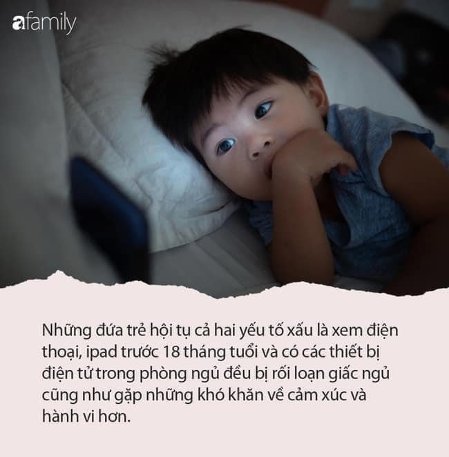 32 nghiên cứu về ảnh hưởng tiêu cực của tivi đến trẻ em

HẠN CHẾ TRẺ XEM TI VI - Vì tương lai của con em, hãy là các bậc phụ huynh CÓ HIỂU BIẾT!

Đây là điều mà giới khoa học/y học đã bỏ nhiều công nghiên cứu, và trên thế giới, xu hướng chung hiện nay của các chuyên gia về tâm lý và nhi khoa là khuyên hoàn toàn không cho trẻ dưới 2 tuổi xem ti vi.

TIVI ẢNH HƯỞNG TỚI TRẺ NGAY CẢ KHI TRẺ KHÔNG XEM

1. Ảnh hưởng tiêu cực của tivi đối với trẻ không phải chỉ xảy ra khi trẻ nhìn vào màn hình. Một nửa ảnh hưởng tiêu cực đến từ hình ảnh và âm thanh mà trẻ vô tình nhìn hoặc lắng nghe một cách thụ động khi ti vi đang bật trong phòng. Rideout VJ, Hamel E. (2011), Kirkorian HL, Pempek TA, Murphy LA (2009), Anderson DR, Hanson KG. (2010)

2. Tivi nền (Tivi bật trong phòng dù trẻ không trực tiếp xem) có thể ảnh hưởng xấu tới sự phát triển về nhận thức và ngôn ngữ của trẻ, và có liên hệ tới các vấn đề về sự chú ý khi trẻ lớn hơn. Schmidt ME, Pempek TA, Kirkorian HL (2008), Courage ML, Murphy AN, Goulding S (2010).

ẢNH HƯỞNG TIÊU CỰC TỚI SỰ PHÁT TRIỂN CỦA NÃO BỘ

3. Màn hình tivi giống như thức ăn rác cho bộ não của trẻ dưới hai tuổi. Trẻ có thể nhìn vào những hình ảnh màu sắc và chuyển động trên màn hình, nhưng não không thể hiểu được tất cả những hình ảnh liên tục thay đổi đó. Phải mất hai năm để não trẻ phát triển tới mức bắt đầu có thể liên hệ những hình ảnh trên màn hình với thế giới thực. Chỉ cần có tivi đang bật trong phòng, thậm chí dù "không ai đang xem nó", cũng đủ để ảnh hưởng tiêu cực tới sự phát triển trí não, làm chậm phát triển ngôn ngữ, kỹ năng đọc và giảm khả năng nhớ ngắn hạn của trẻ. David L. Hill, MD, FAAP. Viện Nhi khoa Mỹ.

4. Trẻ xem nhiều tivi có thể có "cấu trúc não biến dạng", với nhiều chất xám hơn ở vùng vỏ não trước trán. Tuy nhiên, sự gia tăng này đem đến ảnh hưởng tiêu cực, bởi nó có liên quan tới sự suy giảm về trí tuệ ngôn ngữ. Đại học Tohoku, Nhật Bản.

5. Nghiên cứu tại Viện Sức khỏe Tâm thần Quốc gia Mỹ cho thấy xem ti vi quá nhiều có thể thúc đẩy sự phát triển của phần não chi phối việc quét và thay đổi sự chú ý, trả giá bằng việc giảm phát triển ở phần não chi phối sự chú ý.

6. Trẻ nhỏ xem TV (và các dạng màn hình khác như iPhone, iPad...) để dễ ăn, dễ ngủ có khuynh hướng trở nên phụ thuộc vào màn hình khi lớn hơn, do sự gia tăng của chất dopamine trong não. | Bác sĩ tâm lý Aric Sigman, đăng trên Báo Y học Anh.

7. Nhiều nghiên cứu cho thấy hành động xem tivi chính là yếu tố nguy hại cho sự phát triển của bộ não trẻ, nhiều hơn là thứ thực sự được chiếu. (Việc xem chương trình gì - hoạt hình, ca nhạc, giải trí - không quan trọng bằng việc trẻ ĐANG XEM).

8. Trẻ bắt chước các hành vi tiêu cực trên tivi. Trẻ dưới tám tuổi không thể phân biệt giữa hiện thực và giả tưởng, khiến trẻ dễ bắt chước và học hỏi các hành động tiêu cực mà trẻ thấy trên ti vi. Viện Nhi khoa Mỹ, Khoa Giáo dục Cộng đồng. 2001 Nov.

ẢNH HƯỞNG TIÊU CỰC TỚI KỸ NĂNG GIAO TIẾP XÃ HỘI

9. Trẻ dưới năm tuổi xem quá nhiều tivi dễ xuất hiện các hành vi rối loạn nhân cách phi xã giao (tình trạng hờ hững về mặt xã hội và tình cảm, ít cảm xúc với người khác). Nghiên cứu của Đại học Glasgow, xuất bản trong Tập san Archives of Disease in Childhood.

10. Nghiên cứu đăng trên Tập san Nhi khoa Mỹ vào tháng 2/2013 cho thấy nguy cơ về các hành vi rối loạn nhân cách phi xã giao và vô đạo đức ở trẻ tăng 30% cho mỗi giờ xem tivi vào đêm cuối tuần.

11. Nghiên cứu trên thời gian dài của dự án Millennium Cohort Study (Một dự án dài hạn quan sát cuộc sống của 19,000 trẻ sinh tại Anh vào năm 2000-01) cho thấy trẻ xem ti vi hơn 3 tiếng một ngày dễ gặp phải các vấn đề về hành xử, rối loạn cảm xúc và rắc rối trong giao tiếp khi tới 7 tuổi hơn trẻ xem ít tivi.

12. Nghiên cứu 20 năm của Chuyên gia ngôn ngữ Dr. Sally Ward cho thấy trẻ sống trong môi trường có nhiều tiếng ồn từ tivi thường khó chú ý vào giọng nói của người khác khi ở trong môi trường cũng có nhiều tiếng ồn nền.

13. Việc xem ti vi của trẻ dưới 3 tuổi có liên hệ tới các vấn đề về hành vi và các hậu quả lâu dài đối với phát triển giao tiếp xã hội và thành tích họp tập. Manganello JA, Taylor CA. (2009), Mistry KB, Minkovitz CS, Strobino, DM (2007), Pagani LS, Fitzpatrick C, Barnett TA (2010)

14. Mỗi giờ xem ti vi nhiều hơn ở trẻ từ hai tuổi rưỡi đều có liên quan tới nguy cơ trẻ bị bắt nạt tại trường mẫu giáo. Theo Giáo sư Linda Pagani, Đại học Montreal và bệnh viện nhi khoa CHU Sainte-Justine.

ẢNH HƯỞNG XẤU TỚI SỨC KHỎE

15. Các nhà nghiên cứu tại Đại học Sydney cho biết có mối liên hệ giữa tổng thời gian xem tivi và chiều rộng động mạch võng mạc của trẻ. Trẻ xem ti vi nhiều thường có động mạch võng mạc hẹp hơn.

16. Nghiên cứu của trường Đại học Michigan cho thấy trẻ nhỏ chỉ cần ở trong phòng có tivi đang bật quá hai tiếng một ngày đã đủ để tạo thành nguy cơ thừa cân ở giai đoạn ba tuổi - bốn tuổi rưỡi. Rich M, Woods ER, Goodman E, Emans SJ, DuRant RH. Pediatrics. 1998 Apr.

17. Khi xem ti vi, mức độ trao đổi chất diễn ra thấp hơn trong khi nghỉ ngơi. Cũng có nghĩa là con người tiêu ít calories trong khi xem TV hơn trong khi ngồi yên không làm gì cả. BMI từ 3-6 tuổi được quyết định nhiều bởi việc xem tivi và hoạt động thể chất hơn là bởi chế độ ăn uống. Jago R, Baranowski T, Baranowski JC, Thompson D, Greaves KA. Int J Obes (Lond). 2005 Jun.

18. Nghiên cứu năm 2014 đăng trên Tập san Tim mạch học Quốc tế (International Journal of Cardiology) cho thấy trẻ từ 2 tới 10 tuổi xem nhiều tivi hơn 2 tiếng một ngày tăng 30% nguy cơ bệnh huyết áp hơn trẻ xem ít tivi. Ít hoạt động thể chất càng làm gia tăng nguy cơ này - lên 50%.

19. Nghiên cứu của các nhà nghiên cứu Mỹ và Tây Ban Nha, đăng trên Archives of Pediatrics & Adolescent Medicine vào tháng 8/2009, cũng kết luận thời gian xem ti vi có ảnh hưởng tới nguy cơ huyết áp cao ở trẻ.

20. Một nghiên cứu trên người lớn ở tuổi 26 cho thấy "17% trường hợp thừa cân, 15% trường hợp tăng serum cholesterol, 17% trường hợp hút thuốc, và 15% trường hợp cân nặng không hợp lý có thể được coi là hậu quả của việc xem ti vi nhiều hơn 2 giờ một ngày khi còn nhỏ."

GIẢM PHÁT TRIỂN VỀ NGÔN NGỮ

21. Âm thanh tivi trong phòng làm chậm sự phát triển ngôn ngữ của trẻ (cho dù có ai đang xem ti vi hay không). Tới 3 tuổi, thiếu hụt về mặt phát triển ngôn ngữ này ở trẻ hầu như không còn có thể bù lại được nữa. "Trẻ có khuynh hướng thất bại về học vấn trong mọi phương diện. Trẻ đến trường với mức độ ngôn ngữ thấp, và toàn bộ quá trình học tập từ đó về sau này đều tụt hậu." Nghiên cứu của Dr Sally Ward.

22. Trẻ xem tivi giải trí có khuynh hướng ít thích đọc sách và các ấn phẩm in ấn hơn. (Wright & Huston, 1995).

23. Trẻ xem hoạt hình và chương trình giải trí ở tuổi chưa đến trường có kỹ năng đọc trước khi đi học kém hơn bạn bè lúc năm tuổi (Macbeth, 1996).

GIẢM KHẢ NĂNG CHÚ Ý

24. Trẻ từ 0-3 tuổi bị "phơi" trước TV (cả trường hợp trẻ xem, và trường hợp người lớn xem khi trẻ đang ở trong phòng), có khuynh hướng gặp phải các vấn đề về chú ý ở tuổi tiểu học. Nghiên cứu của Dimitri A. Christakis, MD, MPH, Frederick J. Zimmerman, PhD, David L. DiGiuseppe, MSc, Carolyn A. McCarty, PhD - Viện Nhi khoa Mỹ.

GIẢM THÀNH TÍCH HỌC VẤN

25. Nghiên cứu năm 1980 của Sở Giáo dục California trên nửa triệu trẻ, cho thấy có mối liên hệ trực tiếp giữa thời gian xem tivi và điểm kiểm tra của trẻ. Xem tivi càng nhiều, điểm càng thấp.

26. Báo cáo của Bộ Giáo dục Mỹ vào năm 1944 cho thấy thành tích học hành suy giảm trầm trọng ở những trẻ xem ti vi nhiều hơn 10 tiếng một tuần (hay > 1.5 tiếng/ngày).

27. Ti vi làm giảm sức sáng tạo ở trẻ. Đó là kết luận của Dr Patti Valkenburg và Dr Tom van de Voort tại Hà Lan khi xem xét các nghiên cứu trên suốt 40 năm, và không tìm được bất cứ nghiên cứu nào cho thấy ti vi có tác động tích cực tới sự phát triển của trẻ.

28. Một nghiên cứu cho thấy xem ti vi ảnh hưởng tới nền tảng giáo dục trên dài hạn. Nghiên cứu phát hiện việc xem tivi khi còn nhỏ ảnh hưởng tới thành tựu học vấn ở tuổi 26. Xem ti vi nhiều khi còn nhỏ có liên quan tới việc bỏ học và cơ hội vào đại học. van der Molen JH, Bushman BJ. J Pediatr. 2008 Sep. Epub 2008 Apr 28.

29. Nghiên cứu của Morgan & Gross cho thấy, dù trên tivi xuất hiện nhiều loại nghề nghiệp học vấn cao như bác sĩ, luật sư..., trẻ càng xem nhiều ti vi, trẻ càng ít muốn bỏ thời gian vào việc học hành. Khảo sát trên thanh niên mới lớn cho thấy việc xem tivi không chỉ làm giảm mong muốn học tập mà còn giảm kỳ vọng nghề nghiệp. Trẻ khi còn nhỏ càng xem nhiều tivi, khi lớn, kỳ vọng nghề nghiệp muốn theo đuổi càng thấp.

KHUYNH HƯỚNG HUNG HĂNG, BẠO LỰC

30. Một nghiên cứu trong 17 năm cho thấy những thiếu niên có tuổi thơ xem nhiều tivi hàng ngày dễ có khuynh hướng bạo lực hơn những thiếu niên có tuổi thơ xem ít tivi. Johnson JG, Cohen P, Smailes EM, Kasen S, Brook JS. Science. 2002 Mar 29.

31. Một nghiên cứu trong 15 năm của trường Đại học Michigan cho thấy ảnh hưởng của các cảnh bạo lực và các hành vi tiêu cực trên tivi được xem khi trẻ còn nhỏ sẽ tồn tại kéo dài vào tuổi trưởng thành. Huesmann LR, Moise-Titus J, Podolski CL, Eron LD. 1977-1992. Dev Psychol. 2003 Mar.

32. Sự hiện diện của TV trong gia đình được cho là liên quan tới những hành vi, phản ứng hung hăng của trẻ ba tuổi, bất kể trẻ xem chương trình nào, và cho dù trẻ có thực sự xem TV hay không (Dù trẻ không thực sự ngồi xem, nhưng trẻ vẫn bị ảnh hưởng bởi môi trường có âm thanh, hình ảnh từ chương trình mà người lớn đang xem). Manganello JA, Taylor CA. Arch Pediatr Adolesc Med. 2009 Nov.

Đây chỉ là một số nghiên cứu về tác hại của việc xem tivi nhiều đối với trẻ em. Đã có rất nhiều nghiên cứu về đề tài này (tới năm 1980, đã có khoảng 2500 nghiên cứu tại Mỹ). Các bậc phụ huynh rất nên điều chỉnh thời lượng xem tivi phù hợp cho con mình nhằm đảm bảo sự phát triển lành mạnh của trẻ cả về thể chất lẫn tinh thần.

Nguồn: Tâm lý học tội phạm.