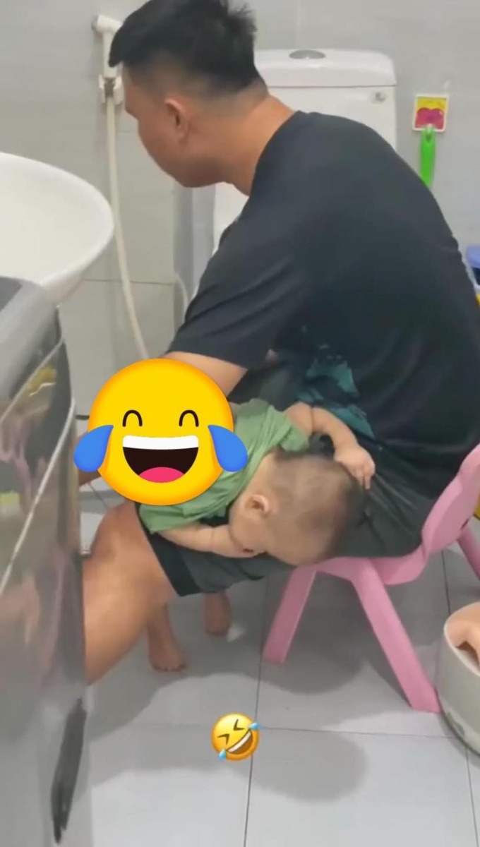 MẶC DÙ AI CŨNG CÓ KÉC NHƯNG SAO TÔI MÃI VẪN KHÔNG THỂ QUEN ĐƯỢC KÉC CỦA CON 🥲

Ngày xưa dặn lòng dù sau này có chuyện gì xảy ra đi chăng nữa, slot tự tay rửa đích tôi sẽ chỉ dành cho 2 người đấy chính là bố và mẹ. 

Giờ có con rồi tự dưng lại phải gia hạn thêm slot rửa đích thứ 3, tại nó ẻ xong ko rửa thì thuối, mà mắt nó cứ long lanh tay chớp chớp chỉ vào đíc bảo "rửa rửa" nên không cưỡng lại được. 

Trộm vía đẻ được ông con cũng biết thân biết phận nên lúc bố rửa đíc cho rất ngoan, im lặng chịu đựng, nên dù rửa mãi vẫn không quen nhưng vẫn phải làm😅

Con ơi lớn nhanh rồi tự mà rửa đíc cho bố nhờ 🥲

Ảnh: Harry Bé Bé