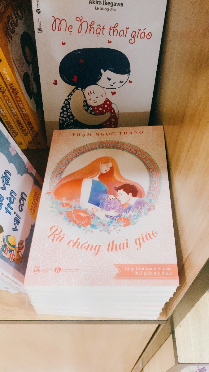 HỌC THAI GIÁO VÀ CÙNG “RỦ CHỒNG THAI GIÁO” 

Thật vui khi được nhìn thấy những cuốn sách “Rủ chồng thai giáo” xuất hiện trên kệ sách của Nhà sách Thái Hà tại phố sách 19/12, Trần Hưng Đạo, Hà Nội. 

Trước đây, khi viết và dịch các cuốn sách về công nghệ, mình chưa từng nghĩ một ngày nào đó sẽ viết sách về thai giáo.

Năm 2018, khi lập ra Mamibabi, mình cũng chưa từng nghĩ rằng sẽ viết một cuốn sách. 

Lúc ấy, mình vẫn chỉ nghĩ rằng sẽ làm một ứng dụng về thai giáo trên điện thoại, vì thế mạnh của mình khi đó là công nghệ, mình có thể sử dụng công nghệ để giúp việc thai giáo của các mẹ bầu trở nên tiện lợi và dễ dàng hơn.

Nhưng rồi…

Trong quá trình làm Mamibabi, mình đã tiếp xúc với hàng ngàn mẹ bầu và nghe rất nhiều lời tâm sự. Có nhiều mẹ nói rằng chồng hoặc người quen của họ cho rằng thai giáo là việc làm… vớ vẩn, có người còn bảo rằng đừng có nghe theo những thông tin trên mạng, cẩn thận kẻo… lừa đảo. 

Đúng là với những thông tin trên mạng, chúng ta khó kiểm soát được độ chính xác, bởi bất cứ ai cũng có thể post bất cứ thứ gì họ muốn lên mạng. Nhưng nếu đó là một cuốn sách, mọi thứ sẽ khác. 

Một cuốn sách được xuất bản phải trải qua nhiều quy trình, các biên tập viên của nhà xuất bản phải kiểm tra độ chính xác của thông tin, bản thân tác giả cũng phải chứng minh được nguồn gốc của những thông tin mình đưa ra. Vì vậy, một cuốn sách chắc chắn là thứ đáng tin hơn nhiều so với những thông tin trên mạng.

Vậy là sau nhiều năm nghiên cứu về thai giáo với nhiều tài liệu của cả Việt Nam và nước ngoài, mình đã quyết định viết một cuốn sách với tên gọi “Rủ chồng thai giáo”. Nếu cần, bạn có thể mua sách tại đây http://shorten.asia/6r5VgQ8m. 

Cuốn sách sau đó đã nhận được sự chào đón của nhiều nhà xuất bản và chúng mình quyết định hợp tác cùng Nhà xuất bản Thái Hà. Có bên nói với mình rằng, đây là lần đầu tiên có một tác giả nam giới viết về thai giáo tại Việt Nam. 

Thật vui khi hôm nay vô tình được thấy cuốn “Rủ chồng thai giáo” đứng cạnh “Mẹ Nhật thai giáo”. Tác giả của “Mẹ Nhật thai giáo” là một chuyên gia người Nhật và cũng là một nam giới.

Hành trình đưa việc thai giáo trở nên phổ biến tại Việt Nam trong những năm qua tuy có nhiều khó khăn, nhưng chúng mình vẫn có thể tiến về phía trước nhờ sự hỗ trợ từ rất nhiều mẹ bầu và “mẹ bỉm”. 

Với Mamibabi hôm nay, chỉ cần một tài khoản VIP Mom, bạn không chỉ học được thai giáo, mà còn học được 35 khóa học nuôi dạy con và nhiều nội dung khác nữa: 
- Hơn 3000 hoạt động thai giáo giúp mẹ vui bé khỏe tại đây    https://mamibabi.com.vn/vip/info?mode=1
- Hơn 1000 bản nhạc thai giáo và karaoke thai giáo
- Hơn 1000 bài thơ và câu truyện thai giáo tiếng Anh, tiếng Việt, Ehon, audio
- Hơn 500 hoạt động giáo dục sớm cho bé từ 0 - 6 tuổi
- Hơn 300 món ăn dặm cho bé từ 6 tháng đến 2 tuổi  
- Thực đơn 280 ngày mang thai cho mẹ bầu  
- 35 khóa học toàn diện và chuyên sâu dành cho mẹ bầu và bé 0 - 6 tuổi: https://mamibabi.com.vn/khoa-hoc