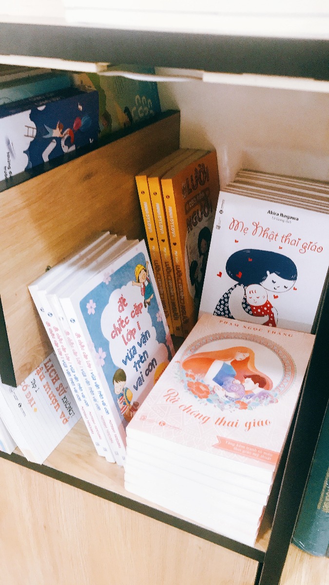 HỌC THAI GIÁO VÀ CÙNG “RỦ CHỒNG THAI GIÁO” 

Thật vui khi được nhìn thấy những cuốn sách “Rủ chồng thai giáo” xuất hiện trên kệ sách của Nhà sách Thái Hà tại phố sách 19/12, Trần Hưng Đạo, Hà Nội. 

Trước đây, khi viết và dịch các cuốn sách về công nghệ, mình chưa từng nghĩ một ngày nào đó sẽ viết sách về thai giáo.

Năm 2018, khi lập ra Mamibabi, mình cũng chưa từng nghĩ rằng sẽ viết một cuốn sách. 

Lúc ấy, mình vẫn chỉ nghĩ rằng sẽ làm một ứng dụng về thai giáo trên điện thoại, vì thế mạnh của mình khi đó là công nghệ, mình có thể sử dụng công nghệ để giúp việc thai giáo của các mẹ bầu trở nên tiện lợi và dễ dàng hơn.

Nhưng rồi…

Trong quá trình làm Mamibabi, mình đã tiếp xúc với hàng ngàn mẹ bầu và nghe rất nhiều lời tâm sự. Có nhiều mẹ nói rằng chồng hoặc người quen của họ cho rằng thai giáo là việc làm… vớ vẩn, có người còn bảo rằng đừng có nghe theo những thông tin trên mạng, cẩn thận kẻo… lừa đảo. 

Đúng là với những thông tin trên mạng, chúng ta khó kiểm soát được độ chính xác, bởi bất cứ ai cũng có thể post bất cứ thứ gì họ muốn lên mạng. Nhưng nếu đó là một cuốn sách, mọi thứ sẽ khác. 

Một cuốn sách được xuất bản phải trải qua nhiều quy trình, các biên tập viên của nhà xuất bản phải kiểm tra độ chính xác của thông tin, bản thân tác giả cũng phải chứng minh được nguồn gốc của những thông tin mình đưa ra. Vì vậy, một cuốn sách chắc chắn là thứ đáng tin hơn nhiều so với những thông tin trên mạng.

Vậy là sau nhiều năm nghiên cứu về thai giáo với nhiều tài liệu của cả Việt Nam và nước ngoài, mình đã quyết định viết một cuốn sách với tên gọi “Rủ chồng thai giáo”. Nếu cần, bạn có thể mua sách tại đây http://shorten.asia/6r5VgQ8m. 

Cuốn sách sau đó đã nhận được sự chào đón của nhiều nhà xuất bản và chúng mình quyết định hợp tác cùng Nhà xuất bản Thái Hà. Có bên nói với mình rằng, đây là lần đầu tiên có một tác giả nam giới viết về thai giáo tại Việt Nam. 

Thật vui khi hôm nay vô tình được thấy cuốn “Rủ chồng thai giáo” đứng cạnh “Mẹ Nhật thai giáo”. Tác giả của “Mẹ Nhật thai giáo” là một chuyên gia người Nhật và cũng là một nam giới.

Hành trình đưa việc thai giáo trở nên phổ biến tại Việt Nam trong những năm qua tuy có nhiều khó khăn, nhưng chúng mình vẫn có thể tiến về phía trước nhờ sự hỗ trợ từ rất nhiều mẹ bầu và “mẹ bỉm”. 

Với Mamibabi hôm nay, chỉ cần một tài khoản VIP Mom, bạn không chỉ học được thai giáo, mà còn học được 35 khóa học nuôi dạy con và nhiều nội dung khác nữa: 
- Hơn 3000 hoạt động thai giáo giúp mẹ vui bé khỏe tại đây    https://mamibabi.com.vn/vip/info?mode=1
- Hơn 1000 bản nhạc thai giáo và karaoke thai giáo
- Hơn 1000 bài thơ và câu truyện thai giáo tiếng Anh, tiếng Việt, Ehon, audio
- Hơn 500 hoạt động giáo dục sớm cho bé từ 0 - 6 tuổi
- Hơn 300 món ăn dặm cho bé từ 6 tháng đến 2 tuổi  
- Thực đơn 280 ngày mang thai cho mẹ bầu  
- 35 khóa học toàn diện và chuyên sâu dành cho mẹ bầu và bé 0 - 6 tuổi: https://mamibabi.com.vn/khoa-hoc