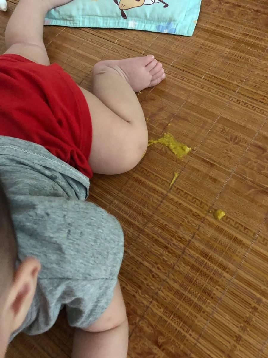 Vâng hôm nay em xin chia sẻ câu chuyện bỏ bỉm ra cho MÁT, cho THOÁNG :)))

Chuyện là con em nó ăn ngủ tắm quy trình em rèn đâu vào đấy. Ăn xong ngủ giấc ngắn dậy là tắm. 

Câu chuyện xảy ra lúc 10h sáng :)) em thấy con dậy nên đi pha nước tắm chắc mất độ 3p quay vào thì thấy đang đầy cứt trên giường, mồm thì ngậm cả bàn tay, cau mày nhăn nhó. 

Vì sao nhăn nhó ạ ? Vì tay có cứt đấy ạ. 

Cũng may là sáng nay nó ỉa rồi đây chỉ là " bữa " ỉa phụ thôi ạ. Và thi thoảng thì mới có cái bữa ỉa phụ này nên sẽ chẳng căn được để mà bỏ bỉm cho con em đâu. Nhìn thấy cảnh này kbiet mn thấy tnao chứ e thì chả biết nên nổi điên với ai bây giờ. E móc mồm móc miệng con em ra. Lấy cái tưa lưỡi lau đến 20 cái rồi em vẫn muốn lau nữa. 

Em k dám chụp ảnh hay quay lại cái video nguyên 1 bàn tay đầy cứt đang trong mồm con em. Vì kiểu gì đăng lên đây rồi cũng có người nói nhìn thấy con như thế rồi mà còn đứng chụp ảnh được =)))  

Câu chuyện bỏ bỉm này có quá nhiều mẹ chia sẻ rồi em k phải k biết. Em cũng tán thành việc đóng bỉm cho con đến khi nào con biết gọi đi đái đi ỉa thì thôi. Nhưng chẳng hiểu việc con em đóng bỉm có liên quan gì đến mấy bà hàng xóm k ạ? Mà gia đình em đã êm xuôi nghe theo ý kiến em rồi, nhưng thi thoảng mấy bà lại sang " Ôi dồiiii ôi nóng ntn đóng bỉm cho nó làm cái gì, hăm hết đít nó ra. Mày k thương nó à? 

Thế bây giờ giữa việc để con n đóng bỉm k may bị hăm với việc phải ăn cứt thì như nào là thương??? " Rồi nào là tốn kém :))) tốn kém nhà em mà. Còn nói đến việc hăm =)) 

kem hăm con em dùng k phải loại tốt nhất, nhưng cũng chẳng phải loại bình thường. 
Còn nói đến bỉm thì k phải cứ tốt là đc đúng k ạ nên cgi con hợp thì em cho con dùng. Nên từ lúc đẻ đến giờ con em đã hăm bẹn được giây phút nào đâu 🙂 bài viết ngắn gọn nhưng nỗi bức xúc dài thề lề. 

Thân ái!
Cre: mom Trần Mai Linh