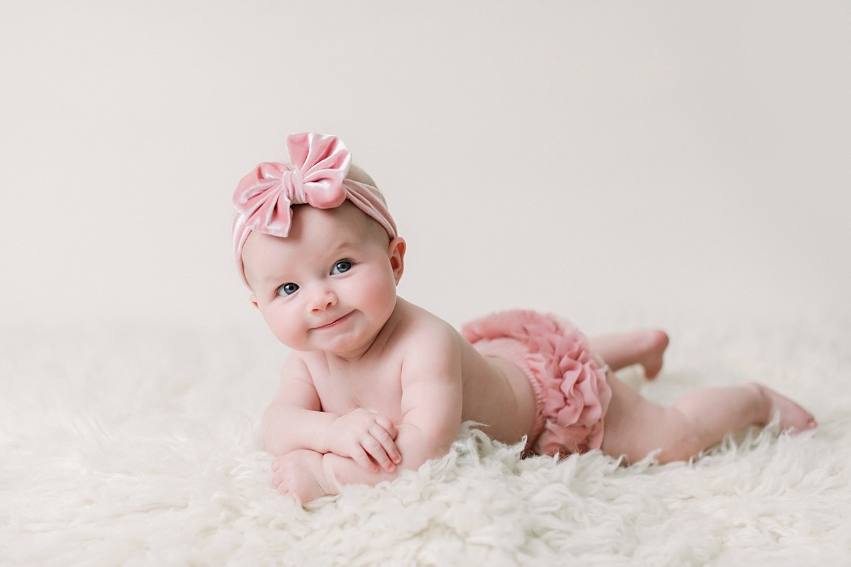 Có 1 con "virus" có thể đang tồn tại trong mỗi gia đình chúng ta, nó được biết là có liên quan đến sự gây ra 7 trong 10 căn bệnh gây chết hàng đầu hiện nay, nó có thể làm giảm chất lượng cuộc sống, các vấn đề thần kinh và suy giảm tuổi thọ của 1 ai đó nếu họ từng trải nghiệm thời thơ ấu với con virus này. Con virus này được gọi là "trải nghiệm có hại thời thơ ấu"-điều mà bao gồm cả việc thường xuyên dùng lời mắng chửi hổ báo hay dùng vũ lực như đánh đập để dạy trẻ có thể từ chính cha mẹ hay những người thân của trẻ.

ĐÁNH TRẺ...
"Dạy con ra trò với những hình phạt đánh, mắng chửi" là một cách làm hoàn toàn không khoa học. Trên thực tế, nếu nhìn vào khía cạnh phân tích não bộ, các việc làm trên sẽ ví như 1 "cơn sang chấn động đất" đủ mạnh có thể gây tổn thương 1 phần não bộ. Vết thương hằn trên da thịt trẻ sẽ lành, nhưng vết nứt và sự đứt gãy trong các liên kết tế bào thần kinh ở một vùng nào đó trong não bộ sẽ là khiếm khuyết theo trẻ cả đời. Có những khiếm khuyết phát triển thành tự kỉ, overactive (kích động); ám ảnh tự chỉ thị. Những hậu quả này sẽ diễn ra trong bóng tối của não bộ, và từ từ hiện ra khi bé lớn hơn, khi lập gia đình. Ví dụ, một bé gái từ nhỏ bị cha ngược đãi, hay say rượu đánh mẹ và bé. Bé lớn bình thường, học giỏi, thành đạt, nhưng khi lập gia đình, đời sống vợ chồng làm tái hiện lại khoảnh khắc bạo hành ngày xưa (do một phần não bộ đứt gãy và nằm khuất sau nhiều năm), cô bé trở nên dễ bất hòa với chồng, và hay gay gắt với con cái. Hậu quả là gia đình tan rã. Nếu nhìn lại con số thống kê khoa học trong 20 năm gần đây, con số tan rã gia đình do có tiền sử bạo hành trong tuổi thơ các bé là con số đáng báo động.

NÃO TRẺ LÀ MỘT BỨC TRANH CỦA NHỮNG MẢNH GHÉP
Đây là một ví dụ mà tôi tin chắc rằng bạn nào cũng từng trải nghiệm, mà mang lại cho bạn 1 chuỗi cung bậc cảm xúc từ THÍCH - TÒ MÒ - NHÀM CHÁN - BỰC NHỌC - BÙNG NỔ.
Trong khi đó, trẻ con cũng có cung bậc cảm xúc giống bạn trong vi dụ này, nhưng cung bậc của bé là như thế này: THÍCH 1 - TÒ MÒ - THÍCH 2 - TÒ MÒ - THÍCH 3 - TÒ MÒ -THÍCH 4 -... - THÍCH ĐỦ.
Ví dụ tôi sẽ đưa ra là: Chắc bạn đã từng thắc mắc "Tại sao con tôi cứ chạy lòng vòng từ chỗ tôi ngồi đến 1 cái bàn lên 2 bậc thang cười ở đó, rồi chạy xuống cười với tôi một cách thích thú. Ban đầu tôi rất vui vì bé vui, nhưng bé làm cả chục lần như vậy. Đối với bé, bé vui mỗi lần quay lại vì mỗi lần bé ghép được 1 mảnh trong não bộ, do đó mỗi chuỗi quay lại bé cảm thấy vui khác nhau và không nhàm chán. Đối với tôi, tôi thấy hơi chán, mà có vẻ làm phiền những người xung quanh, tôi lo sợ ánh mắt mọi người nhìn tôi và bé kì dị, do đó, tôi ngăn bé làm. Bé vẫn làm, tôi giữ bé lại, bé khóc, đẩy tôi ra. Tôi giận hơn, dùng dằng bé hơn và kết thúc một câu nói " im ngay, về chỗ ngồi, nếu không, đi về nhà ngay ". Bé khóc, tôi bế xốc bé về và còn hăm dọa bé "về nhà sẽ cho ăn roi".

ĐỂ CON NGOAN...
Cha mẹ có nên nghiêm khắc với trẻ khi trẻ ương bướng không?
Câu trả lời là nên, nhưng không phải theo cách phạt hay mắng. GS. Glaser, BV Great Ormond Street từng nhấn mạnh: Nếu cha mẹ nào nghĩ phạt và la mắng là làm bé ngoan hơn là một suy nghĩ nên bỏ hoặc dừng lại vì nó không khác gì một tội ác, nhưng lại không có tính răn đe hay giáo dục.

ĐỐI VỚI TRẺ DƯỚI 3 TUỔI:
Trẻ không thể phân biệt đúng sai, do đó cha mẹ đừng cố gắng làm điều này. Cha mẹ nên tạo một chuỗi lập lại 1 cách xử lý để thể hiện điều cha mẹ không muốn và muốn trẻ làm vì lúc này não trẻ là bức tranh ghép. Mỗi ngày một mảnh ghép lại, đến khi ghép đủ 1 bức tranh thì trẻ sẽ phản ứng. Điều này là cho trẻ hiểu được điều mà cha mẹ hài lòng và không hài lòng. Trẻ sẽ ngoan hơn.

ĐỐI VỚI TRẺ LỚN HƠN 3 TUỔI:
Trẻ có thể hiểu đúng sai. Bạn nên giải thích mỗi lần bé làm sai và ngăn việc bé làm sai bằng cách đưa bé ra khỏi khu vực bé đang làm sai. Nếu bé khóc thì để bé khóc, bạn hãy đi làm một việc khác. Khi bé bình tĩnh hơn, bạn hãy cho bé biết điều bé làm sai và tại sao bạn không đồng ý.

Đối với các bé "cứng đầu", bạn đừng tranh cãi hay cố giải thích khi bé cứng đầu. Bạn nên im lặng, và cho bé "chỉ lệnh" về thời gian kết thúc để bé suy nghĩ đến việc kết thúc hành động nào đó. Có thể dùng tiếng chuông điện thoại để làm vật nhắc nhở về thời gian. Sau đó, cho bé sự lựa chọn để bé có thời gian lựa chọn. Hãy luôn cho bé thời gian giải thích và lựa chọn, và nếu bé không chịu kết thúc, thì bạn vẫn kết thúc một khi chỉ lệnh đã đưa ra.

Ví dụ: Con có 5 phút nữa để dẹp đồ chơi, bây giờ con nên sắp xếp chơi để kết thúc trong 5 phút cuối của con nhé --> Đó là chỉ lệnh. Khi chỉ lệnh qua, bạn nên kết thúc trò chơi và hỏi bé muốn dẹp cùng mẹ không. Nếu bé vẫn không muốn dẹp cùng bạn hoặc không đồng ý dẹp, bạn vẫn đi dẹp đồ chơi.

Nhiều bạn sẽ thắc mắc: Liệu khi nào cần đưa hình phạt cho trẻ. VD. Nếu không dẹp trong 5 phút sẽ không được chơi 1 ngày. Thực ra việc đưa hình phạt là chúng ta không thực sự phạt trẻ, mà đó là cách chúng ta cho trẻ 1 cách lựa chọn khó hơn khi phải buộc trẻ bắt đầu nghĩ về nó. Nếu suy nghĩ theo cách này, bạn sẽ cảm thấy nhẹ nhàng hơn. Nguyên tắc chung luôn lấy trẻ làm trung tâm và chịu trách nhiệm cho mọi hành vi của trẻ. Do đó, tùy vào mỗi tình huống mà bạn sẽ thay đổi cách ra điều kiện lựa chọn. Hơn hết là sự kiên định trong mọi sự thực thi của bạn. Chính điều này mới là chìa khóa thành công.

3 PHÚT - LÀM BẠN TUYỆT VỜI
Không ai có thể cản được ngọn lửa trong bạn khi bạn giận dữ, lúc bạn cảm thấy mệt mỏi, lúc bạn cảm thấy quá phiền phức với sự ương bướng của trẻ. Có một cách đơn giản bạn chỉ cần nghĩ đến: Hãy thoát ra cảm xúc đó bằng cách vứt bỏ tình huống, chạy ra khỏi trẻ chỉ 3 phút, bạn sẽ bình tĩnh hơn. 3 PHÚT bình tâm sau cơn giận dữ là chìa khóa mang đến tương lai của con bạn và là cánh cổng đóng sập lại tội ác bạo hành của bạn lên con mình.