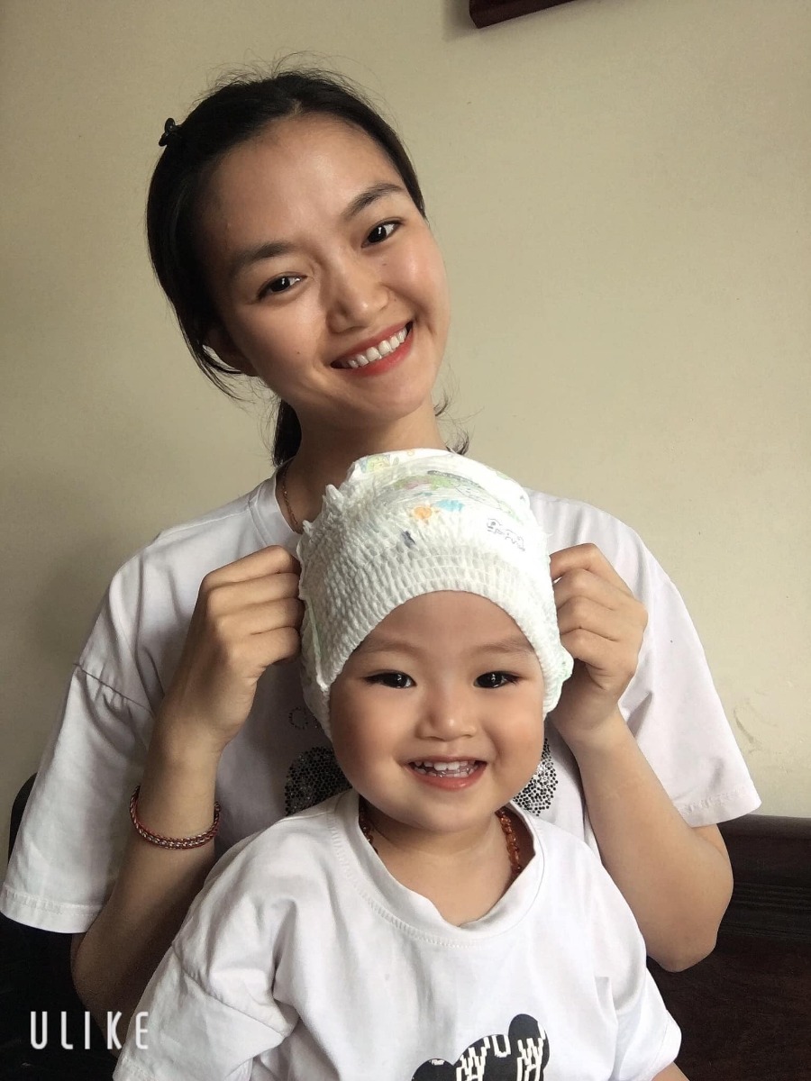 21M - CHÚC MỪNG EBE TỐT NGHIỆP CAI BỈM ❤️

Ahihi vậy là từ giờ bme đỡ khoản kha khá vào những chiếc bỉm xinh của con rồi. Bỏ bỉm - vui vui thực sự luôn. Ebe tạm biệt bỉm xinh theo mình suốt 21m qua. Mẹ vui và biết ơn bạn bỉm lắm lắm!
Nhưng cũng đến lúc nói lời chia tay rồi . 😍😍😍

Chia sẻ 1 chút về hành trình bỏ bỉm hoàn toàn của ebe. Là từng bước nhỏ một, từng giai đoạn và từng ngày chuẩn bị tinh thần. Cùng xem nào!

🌱 Giai đoạn ngày 2 bỉm : ngủ trưa - đêm!
Từ 12 - 18m mình vẫn dùng cho con ngày 2 bỉm, đóng bỉm lúc ngủ trưa và ngủ đêm.
Vì dùng đệm quanh năm nên cứ đi ngủ là mh đóng bỉm cho con yên tâm ngủ ngon. Ban ngày mh để con đi tè tự nhiên ( mh không tập xi tè cho con). Cứ để con tự tè khi có nhu cầu, ướt mẹ sẽ thay quần.
Thời gian đầu khi con đang tập nói, có khi con gọi mẹ hoặc khóc khi tè, để mẹ biết và thay quần cho con. Cũng có hôm quay ra con nghịch tung toé trên bãi tè rồi 😅.
Nhớ có những ngày mưa gió, quần không kịp khô, phải đóng bỉm cho con cả ngày mà mình cũng thấy khó chịu thay cho con.
Ở giai đoạn 15-18m con đã nói được nhiều hơn, con biết gọi mẹ khi tè, nhưng là khi đã tè xong "Mẹ ơi con tè".
Mh biết, hầu như ebe nào cũng qua giai đoan này, tè xong rồi mới nói. Nên mh cũng kiên trì để dạy con gọi mẹ trước, nói cho con những biểu hiện khi con muốn đi tè và hướng dẫn con gọi mẹ trước. Nhg ít nhất, con cũng đã gọi mẹ khi tè xong!

🌱 Giai đoạn ngày 1 bỉm : ngủ đêm.
Từ 18-20m+, mh bắt đầu tập bỏ bỉm trưa cho con, chỉ đóng khi ngủ đêm.
Những ngày đầu bỏ bỉm là những trưa mẹ k ngủ để canh con, chỉ sợ con tè ướt đệm mẹ không biết 😅. Chỉ cần con cựa mh là lại nhắc thầm "không tè dầm con nha!". Và tất nhiên không tránh khỏi những lúc con tè dầm ướt đệm. Nhưng thấy mông con thoải mái không phải bỉm những trưa nắng nóng, mẹ cũng yên tâm và quyết tâm bỏ bỉm trưa.
Lúc này, con đã biết dấu hiệu khi muốn đi vệ sinh và gọi mẹ "Mẹ ơi cho con đi tè / ị".
Những lần đầu con gọi mẹ đúng, mẹ đã khuyến khích khen con "hoan hô, con làm tốt lắm! Con tè xinh rồi nè!". Nên giờ mỗi lần tè xong con tự khen luôn "hoan hô, con giỏi lắm!" 😃
Thế mới nói các con đag trg giai đoan học hỏi nhanh lắm luôn! Và 2mc từng bước bỏ bỉm thành công!

🌱 Giai đoạn bỏ bỉm hoàn toàn.
Gần đây , sau hơn 10ngày quan sát, có 10ngày thì 1-2 ngày bỉm con 1 bãi tè, còn lại là khô rong. Nên mẹ biết con đã sẵn sàng bỏ bỉm. Cũng làm tư tưởng, thủ thỉ với con về chuyện cai bỉm, rồi mh thực hiện.
Mình thấy việc Thủ thỉ nhập tâm hiệu quả lắm luôn, với bất cứ mong muốn nào, nó giup gieo vào tiềm thức của con và con tiếp nhận thông điệp, sự thay đổi một cách dễ hơn!
Không tránh khỏi, 2 hôm đầu con tè dầm. Sáng dậy mh chỉ cho con "hôm qua con tè dầm ướt đệm rồi". Và 2mc lấy khăn lau chỗ ướt, cho con thấy được việc tè dầm sẽ làm ướt đệm và con bị thức giấc.
Rồi sau cứ tầm 5h sáng mẹ dậy, con ọ ẹ là mẹ bế ra tè xinh luôn, tè xong vào ngủ tiếp 😀.

Cứ nhẹ nhàng như vậy, và giờ con đã bỏ bỉm hoàn toàn. Yêu lắm lắm!!!
- Còn bỉm này mẹ sẽ cất đi cho em con nhé!
- Vâng ạ!
- Mình cùng nói lời cảm ơn bạn bỉm suốt thời gian qua bên con nào!
- Vâng ạ. Con cảm ơn bạn bỉm ❤️

Yêu thương ebe lắm luôn! Mỗi lần nghe con gọi "mẹ ơi con đi tè, mẹ ơi con đi ị", người mẹ này lại thấy vui vui. Có hôm đi trên đường, me cũng dừng xe lại và cho con đi vệ sinh nhờ! 😅

Làm mẹ, hạnh phúc với từng giai đoạn nhỏ nhỏ của con vậy đó, các mẹ nhỉ 🥰

👉 Bé nhà mẹ bao nhiêu tháng rồi, con đã bỏ bỉm chưa? Cùng chia sẻ những vấn đề của con với mẹ 🍉 nhé! Hứa sẽ chỉ hết những gì mình biết và 2mẹ con đag áp dụng nè!

Ps: lưu giữ hình ảnh với chiếc bỉm xinh 😂