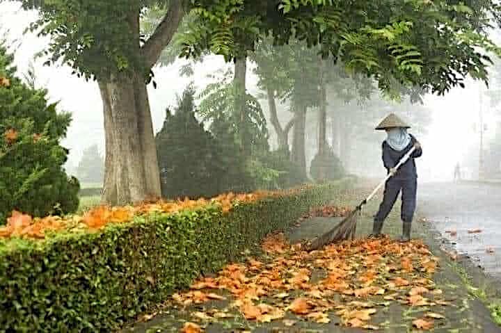 CÁCH DẠY CON

Ở cổng của một trường học nọ. Phía bên kia có một cô lao công đang miệt mài quét dọn, hốt rác. Ở bên này các phụ huynh sau khi cho con xuống xe, chỉnh sửa cặp sách, trang phục gọn gàng tiễn con vào lớp. Chợt nghe thấy tiếng một phụ huynh: Con có thấy người hốt rác bên kia không? Con mà lười học thì sau này cũng làm công việc nhơ bẩn như vậy đó.

Cách đó không xa. Một phụ huynh vừa trao cặp cho con, khuôn mặt tỏ vẻ suy tư:

- Con yêu. Con có thấy cô Lao công phía bên kia đường không?
Đứa bé gật đầu. Mẹ nói tiếp:
- Cố gắng chăm ngoan, học thật giỏi để sau này có điều kiện đền đáp những người làm công việc như thế con nhé. Con nhớ rủ các bạn đừng xả rác bừa bãi, bỏ đúng nơi quy định nghe. Nghề lao công cao quý lắm đó con à.
ST

🌱 🌱 🌱 🌱🌱 🌱 🌱

Cùng một sự việc, hai cách nhìn, hai cách nói của hai người mẹ sẽ dẫn tới những tâm hồn khác nhau.