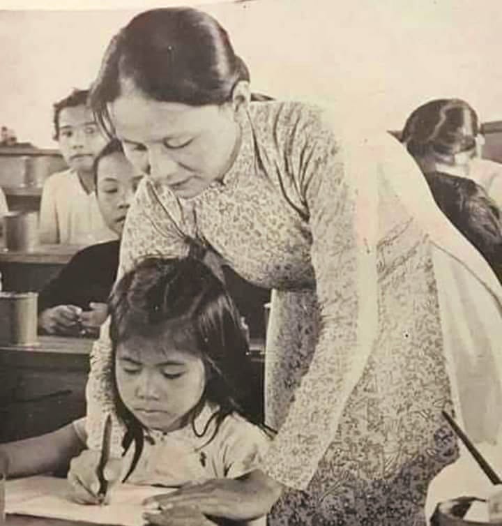 ♦️LỜI NÓI DỐI CỦA CÔ GIÁO LỚP 5

Ngày đầu tiên của năm học mới, cô giáo Ngọc Lan đứng trước tất cả các bạn học sinh lớp 5, nhìn khắp một lượt và nói rằng: “Cô sẽ yêu và đối xử bình đẳng với từng bạn trong lớp mình.”

Nhưng, đó là một lời nói dối. Điều cô vừa nói là không thể.

Cô có ấn tượng không tốt với cậu học sinh ngồi ngay dãy bàn đầu tiên, cậu bé tên là Đức Trí .

Cô Lan phát hiện Đức Trí không thể cùng chơi với các bạn khác. Quần áo của cậu bé rách nát, người bẩn thỉu và thật khó để ai đó có thể yêu quý cậu bé cho được. Ngay cả bản thân cô cũng rất thích dùng bút đỏ gạch một dấu X to đùng trên vở của cậu bé.

Cho đến vài hôm sau, nhà trường yêu cầu giáo viên kiểm tra học bạ của các em học sinh, cô Lan đã cố tình để hồ sơ của Đức Trí xuống dưới cùng. Vậy nhưng khi xem đến hồ sơ của cậu bé, cô giáo đã vô cùng ngạc nhiên.

Giáo viên năm lớp 1 của Đức Trí viết rằng: “ Đức Trí là một cậu bé thông minh, nét mặt lúc nào cũng rạng rỡ với nụ cười luôn thường trực trên miệng, viết chữ rất ngay ngắn và sạch sẽ, ngoan ngoãn lễ phép, mang đến niềm vui cho những người xung quanh."

Giáo viên năm lớp 2 thì viết: "Đức Trí là một học sinh ưu tú, rất được các bạn quý mến nhưng cậu bé rất buồn, vì bệnh của mẹ em đã ở giai đoạn cuối, cuộc sống gia đình rất khó khăn."

Giáo viên năm lớp 3 viết: "Mẹ qua đời đã gây ra một cú sốc lớn đối với Đức Trí, cậu bé đã nỗ lực hết sức nhưng bố em là người sống thiếu trách nhiệm. Nếu không có giải pháp cải thiện, gia đình sẽ gây ảnh hưởng rất tiêu cực đến Đức Trí “.

Giáo viên năm lớp 4 viết: “ Đức Trí tính cách dị biệt, không thích học, không có bạn, nhiều khi còn ngủ trong giờ học."

Lúc này, cô Lan mới ý thức được những vấn đề đang tồn tại với cậu học trò nhỏ. Cô cũng cảm thấy xấu hổ vì hành vi của mình.

Nhưng tuyệt nhiên, cậu bé Đức Trí không biết về việc này.

Vì lần nói dối trước cả lớp, cô giáo không ngờ sau đó thỉnh thoảng lại nhận được 1 lá thư.

Đến ngày lễ của các nhà giáo, khi các em học sinh đem quà tặng cho mình, cô Lan càng cảm thấy day dứt hơn. Các bạn nhỏ tặng quà cho cô đều bọc giấy màu đẹp đẽ, bên trên còn dán dây ruy băng, chỉ có mình Đức Trí là ngoại lệ.

Cậu bé dùng mảnh giấy màu da bò dày bì bì, có lẽ được xé ra từ một cái túi đựng đồ tạp nham để bọc quà.

Món quà là một chiếc vòng tay được xâu chuỗi bởi các hạt thủy tinh, có hạt đã bị mất và một lọ nước hoa chỉ còn ¼. Các học sinh khác cười ồ lên.

Cô giáo phải ra hiệu cho các bạn im lặng không được trêu chọc bạn trước khi khen chiếc vòng thật đẹp rồi nhanh chóng đeo nó lên tay.

Cô cũng xịt một chút nước hoa lên cổ tay trước mặt các em học sinh.

Sau buổi học hôm đó, Đức Trí nói với cô giáo một câu rồi mới về: "Cô Lan , hôm nay trên người cô có mùi rất giống mẹ em trước đây."

Khi các bạn nhỏ đã về hết, cô Lan ngồi lại lớp hồi lâu. Cô đã khóc mất hơn một tiếng.

SỰ THAY ĐỔI TÍCH CỰC

Từ hôm đó, cô không còn nghiên cứu về việc làm sao để dạy bọn trẻ đọc, viết hay làm toán mà nghiên cứu về việc làm thế nào để giáo dục các em học sinh.

Cô Lan bắt đầu chú ý đến Đức Trí . Khi học cùng cô, cậu bé ngày càng cho thấy mình là một đứa trẻ năng động và linh hoạt. Càng được cổ vũ, phản ứng của cậu bé càng trở nên nhanh nhẹn.

Cuối năm đó, Đức Trí trở thành đứa trẻ thông minh nhất lớp. Mặc dù cô giáo nói sẽ yêu thương và đối xử bình đẳng với tất cả các bạn trong lớp nhưng Đức Trí đã trở thành "con cưng" trong mắt cô.

Một năm sau đó, cô Lan phát hiện một mảnh giấy nhỏ trong khe cửa. Là của Đức Trí , cậu bé nói với cô, rằng cô là cô giáo tuyệt vời nhất mà cậu gặp trong đời.

Sáu năm nữa trôi qua, cô Lan lại nhận được một mảnh giấy khác của cậu học trò nhỏ. Đức Trí viết rằng cậu bé đã tốt nghiệp trung học phổ thông, đứng thứ ba trong lớp về thành tích học tập và cô vẫn là giáo viên tuyệt vời nhất cậu gặp trong đời.

Nhiều năm sau nữa, cô Lan tiếp tục nhận được một là thư. Lần này Đức Trí viết, khi nhận tấm bằng cử nhân loại xuất sắc, cậu đã quyết định sẽ ở lại trường tiếp tục học lên và cô Lan vẫn là giáo viên tuyệt vời nhất mình được gặp trong đời.

Tuy nhiên lần này, phần ký tên có sự thay đổi và dài hơn một chút: Tiến sỹ y khoa Đức Trí .

Mùa xuân năm đó, Đức Trí lại gửi cho cô Lan một lá thư, nói là mình sắp kết hôn, không biết cô có muốn tham gia hôn lễ của cậu hay không và cô sẽ ngồi vào vị trí của mẹ chú rể.

Tất nhiên là cô đã đồng ý. Hôm đó, cô đã đeo chiếc vòng mà cậu bé Đức Trí
tặng năm nào, xịt một chút nước hoa mà mẹ cậu bé đã từng dùng trước đây.

Gặp lại nhau, hai cô trò ôm nhau thật chặt. Đức Trí thì thầm vào tai cô: “Cảm ơn cô, cô Lan , con vô cùng cảm ơn cô đã cho con biết mình có thể làm được nhiều việc mà trước đây con không nghĩ tới.”

Còn cô Lan lúc này cũng không ngăn được nước mắt, nghẹn ngào nói: “Đức Trí con nhầm rồi, là con đã dạy cho cô nhiều điều. Cho đến khi gặp được con, cô mới biết làm giáo viên là phải như thế nào!”

P/s: Với một đứa trẻ, cô giáo quan trọng biết nhường nào, các em rất cần tình yêu của các thầy, các cô.

Trích từ cuốn sách Lòng Thương Yêu