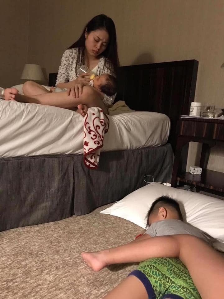 Câu chuyện.. ĂN BÁM ...( cảm thấy đúng)

Người không đi làm,ở nhà chăm con, sẽ được mang tiếng là" ăn bám". Kẻ ăn bám thì không được coi trọng, Phải thức trông con cho người đi làm ngủ, phải giữ con cho người đi làm ăn cơm trước, phải làm tất tần tật việc nhà, và phải đảm bảo cơm dẻo canh ngọt cho người đi làm về ăn. Kẻ ăn bám thì có thể không cần ăn sáng, cơm mỗi bữa có ăn ít 1 chút cũng không sao, vì ở nhà thì đâu có mệt như người đi làm? Kẻ ăn bám thì vốn dĩ đâu có việc gì để làm? 

Sáng có thể nướng thêm 1 chút, rồi dậy vệ sinh cho con, thay bỉm, rồi nấu đồ ăn cho con,tranh thủ chờ đồ ăn chín, thì cho con uống vitamin,sau đó cho con ăn, cho uống, rồi trông con chơi, trong thời gian con chơi, tranh thủ đặt nồi cơm, nấu đồ ăn cho gia đình, con mà quấy thì tay bế tay nấu. 

Được cái con nhỏ thì lúc nào cũng quấy, Con ngủ trưa chừng 1,5-2h,Tối đến sau bữa cơm là khoảng thời gian hạnh phúc, kẻ ăn bám có thể được xem tivi, và trông con, nhưng cũng có khi là tranh thủ làm vài việc khi ko vướng con. Như là dọn dẹp, chuẩn bị đồ ăn cho ngày hôm sau, thu xếp lại vài thứ, giặt giũ, phơi phong 🙂 Có những khi xong việc cũng khuya, Nửa đêm kẻ ăn bám phải dậy dỗ con ngủ lại cho ngon. Thế là hết 1 ngày thật dài...

Đây là câu chuyện có thật dựa trên những tháng ngày đã qua của 1 số đông các bà mẹ bỉm sữa hiện tại. Không phải câu chuyện của riêng ai,cũng ko có ai ưu ái gọi Mình là kẻ ăn bám,nhưng vô hình chung tất cả những mẹ bỉm sữa chăm con, đúng thật là KẺ ĂN BÁM đáng thương, họ ko có phải làm việc gì cả,họ đang sống bằng đồng tiền mồ hôi của người khác,họ thật sung sướng.:)) 

Nhưng có những khi, kẻ ăn bám thật sự, thật sự mệt mỏi. Vì không phải lúc nào con cũng khỏe mạnh tươi vui, ko phải lúc nào con cũng tự chơi, ko phải lúc nào con cũng ngoan. Con hay bày bừa, phá phách, rũ tung, xé toạc mọi thứ, con ăn, ỉa, nôn trớ khắp mọi nơi, con nghịch đủ mọi thứ, con rúc chỗ nọ, móc chỗ kia, con ăn vạ,con ngang bướng.... 

Có những lúc đầu óc, và sự kiên nhẫn,đôi khi muốn nổ tung! Chúng tôi không thơm tho, chúng tôi bù xù, lôi thôi, và chúng tôi cáu gắt khó tính. Chúng tôi nếu chưa kịp làm việc gì, là sẽ có câu hỏi:" ở nhà làm cái gì mà còn chưa.....!" Chúng tôi đâu có làm gì đâu :)) chúng tôi rảnh quá mà, chúng tôi là những kẻ ĂN BÁM.

Không phải kể lể, ai có con mà chẳng phải vậy? Nhưng nếu so sánh việc ở nhà với đi làm, thì chúng tôi- những nười phụ nữ ở nhà chăm con, lương sẽ rất cao. Vì chúng tôi không làm giờ hành chính 8 tiếng 1 ngày. Giờ hành chính của chúng tôi gần như 20 tiếng 1 ngày. 20 tiếng áp lực, la hét, mệt mỏi, cáu gắt. 20 tiếng chúng tôi phải bỏ hết năng suất, để những người đi làm, đỡ mệt mỏi. 20 tiếng chúng tôi chiến đấu,không vì gì hết! 

Chỉ là nghĩa vụ của tất cả những phụ nữ, làm mẹ. 20 tiếng! ai trả lương cho chúng tôi? Hay chỉ cần vuốt tóc tơ con đang say ngủ, nhìn chồng ăn bữa cơm ngon, là chúng tôi thấy mệt mỏi chẳng là gì. Chúng tôi hi sinh không vì gì, không ai ghi nhận, không lương, không 1 lời cảm ơn! Nhưng chúng tôi vẫn đang cố gắng, vậy đừng vì cho chúng tôi miếng cơm, mà nghĩ chúng tôi ăn bám.