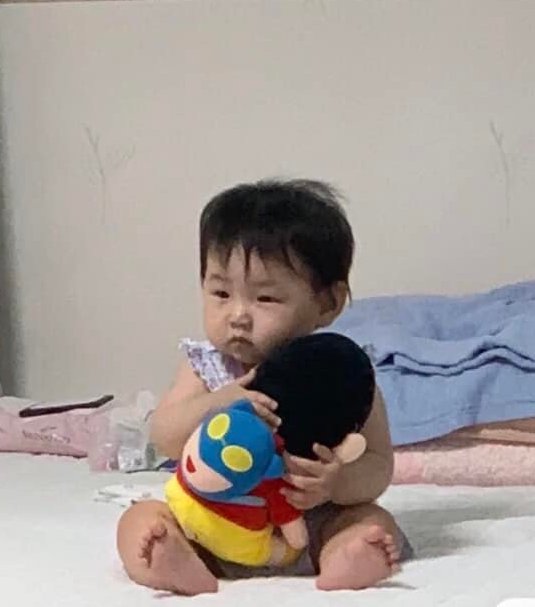 Mua cho nó con gấu rồi nó cứ ôm khư khư zay nè
Cute xễu 😍