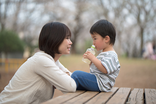 KHEN THẾ NÀO, PHẠT RA SAO ĐỂ CON KHÔNG CÒN “BƯỚNG BỈNH, LÌ LỢM, CHỐNG ĐỐI”? 

Hẳn bố mẹ nào cũng có những lúc cảm thấy bất lực vì con mình “lì ra”, hoặc cố tính trái ý, chống đối, thậm chí “trêu ngươi” bố mẹ khi bị phạt. Đừng lo nhé bố mẹ ơi! Chúng ta chỉ cần điều chỉnh một chút trong cách mắng, cách phạt là các con sẽ hiểu chuyện và nghe lời ngay thôi.

Tất cả những gì cần làm Mamibabi đã chia sẻ trong khóa học “Cách khen, cách mắng hiệu quả để con nghe lời”, bố mẹ hãy tham gia ngay hôm nay nhé https://mamibabi.com.vn/coursev2/6/cach-khen-cach-mang-hieu-qua-de-con-nghe-loi 

Đây là một khóa học mang tính ứng dụng, có thể giúp bố mẹ thực hành ngay trong từng tình huống hàng ngày. 

Ngoài khóa học trên, bố mẹ có thể tham khảo thêm 34 khóa học thai giáo và giáo dục sớm khác tại đây >>> https://mamibabi.com.vn/khoa-hoc

Chỉ với một tài khoản VIP Mom duy nhất, bố mẹ có thể xem được hàng ngàn nội dung tại Mamibabi: 
- Hơn 3000 hoạt động thai giáo giúp mẹ vui bé khỏe  
- Hơn 1000 bản nhạc thai giáo và karaoke thai giáo
- Hơn 1000 bài thơ và câu truyện thai giáo tiếng Anh, tiếng Việt, Ehon, audio
- Hơn 500 hoạt động giáo dục sớm cho bé từ 0 - 6 tuổi
- Hơn 300 món ăn dặm cho bé từ 6 tháng đến 2 tuổi  
- Thực đơn 280 ngày mang thai cho mẹ bầu  
- 35 khóa học toàn diện và chuyên sâu dành cho mẹ bầu và bé 0 - 6 tuổi: https://mamibabi.com.vn/khoa-hoc