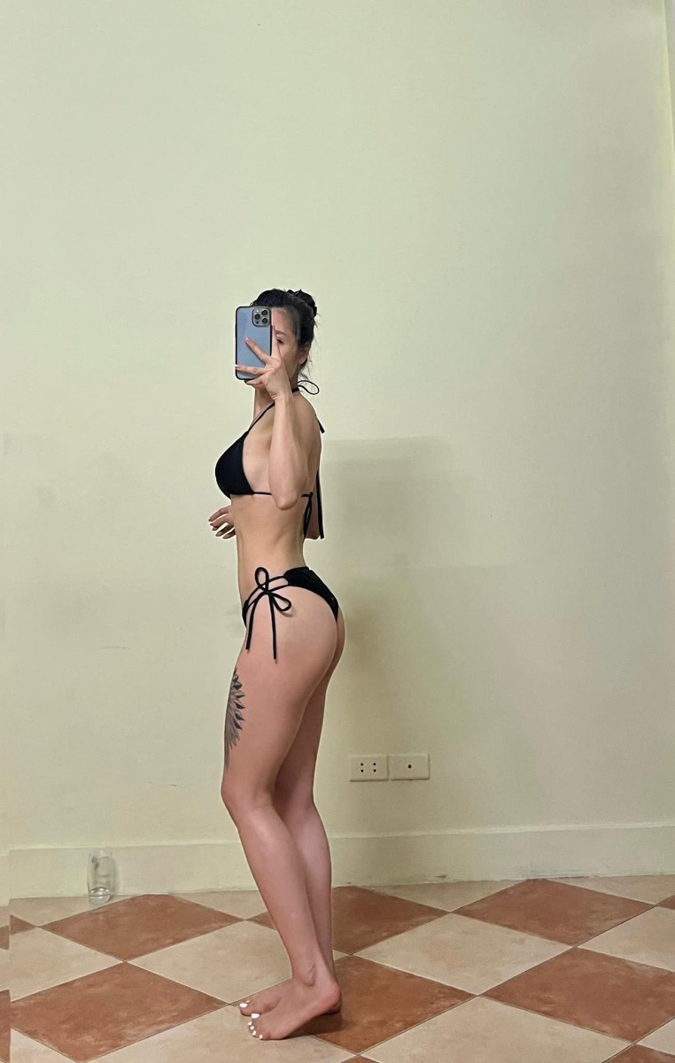 Khoe với chị em chút thành quả body của mình.
Mẹ 2 con, u37, 1m58, 48kg. Ăn và tập tại nhà. Không đẹp bằng ai, nhưng đẹp hơn mình của ngày hôm qua là hạnh phúc rồi ạ.