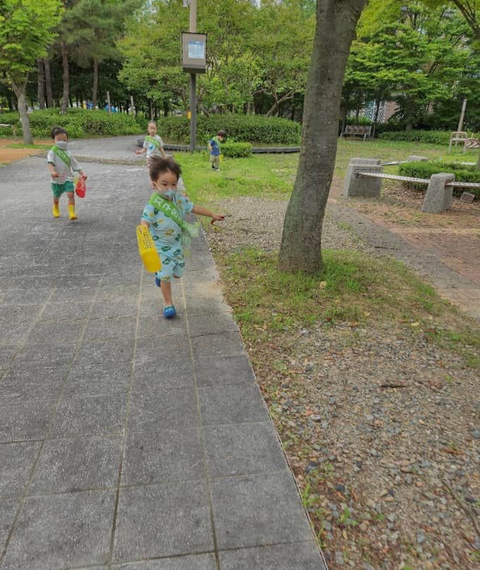 Cho con sự tin tưởng và an toàn 
    Hãy đọc bài này! Vì nó đơn giản nhưng ko hề dễ làm. 
    Bố mẹ là người thân cận nhất với con, nhưng cũng lại chính là người hay có động cơ nói dối con nhiều nhất khiến con mất niềm tin vào bố mẹ và vào chính bản thân mình.
    Khi con gặp người lạ, hay đi đến chỗ đông người, thường là sẽ rụt rè, sợ hãi vì lạ lẫm, vì con chưa cảm thấy an toàn, thế nên việc 1 đứa trẻ nhút nhát bám sau lưng mẹ hoặc trả lời lí nhí là điềh rất bình thường. Lúc đó, điều mà con cần nhất chính là thái độ đồng cảm và thừa nhận những yếu đuối ấy của con: 
    “Con thấy ngại khi gặp người lạ đúng ko? Ko sao đâu, mẹ ở cạnh con đây rồi này”
    “Không sao đâu, mới đầu gặp người lạ thì ngại hay xấu hổ là điều bình thường mà. Ngày xưa mẹ cũng thế, lần sau con quen hơn thì con cứ tự tin, thoải mái chơi nha!” 
    Nếu càng thúc giục “Con nói to lên, có gì đâu mà con ngại, con nói bé thế làm sao ai nghe thấy được,…” thì con sẽ càng nhút nhát, rụt rè hơn thôi. 
    Con phải cần 1 thời gian đủ dài, cần 1 quá trình tiếp xúc để làm quen với môi trường mới và cảm thấy an toàn thì mới bắt đầu thể hiện bản thân mình. 
    Và con chỉ có thể tự lập khi con cảm nhận được tình yêu thường và sự thừa nhận, đồng cảm với con người thật của mình một cách vô tư nhất từ bố mẹ (cái này bác nào hay xem chương trình Người ấy là ai gặp các bạn LGBT là hiểu). 
    Chắc chắn đến 1 thời điểm khi cảm giác an toàn, tin tưởng vào bản thân đã lấp đầy trong con, thì con sẽ thể hiện nó ra thôi. 
    ✔Nếu muốn con chào hỏi, hãy nói cho con biết vì sao cần chào hỏi, chào hỏi có mức độ quan trọng và ảnh hưởng tới con, tới mọi người như thế nào, sau đó thì hãy cứ làm mẫu trước. Bố mẹ chào to rồi nhắc con chào, dần dần con sẽ bắt chước theo. 
    ✔Trước khi đi đâu, đến nhà ai nên nói trước với con là mình sẽ gặp ai, đến nhà ai, có những ai, mẹ mong là con sẽ chào hỏi, chơi ngoan, ko tuỳ ý lấy đồ mà chưa đc cho phép,… để con biết mà chuẩn bị tâm lí. Đôi khi con nhát, con rụt rè vì bị bất ngờ, bị choáng ngợp khi ko được bố mẹ nói chuyện trước về nơi mình đến, con ko biết người mình đang gặp là ai và hoang mang ko biết mình phải làm gì! 
    ✔Nếu con chào hay trả lời lí nhí, hãy ghé sát tai lại gần con để nghe rồi nói lại, sau đó động viên con: 
“Con đã làm rất tốt rồi! Lần sau mình chào to hơn 1 chút nữa nha!” 
P/s: Voi đang đi dọn dẹp và nhặt rác ở công viên đó ạ!