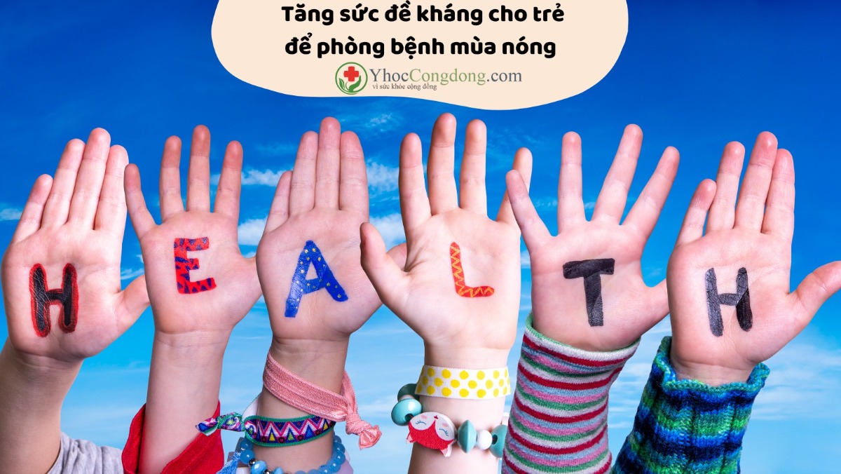 Mùa hè nóng bức là điều kiện thuận lợi cho vi khuẩn, virus gây bệnh phát triển. Thời tiết nắng nóng, ăn uống kém cộng với hệ miễn dịch của trẻ còn yếu, nên nguy cơ mắc bệnh sẽ cao hơn. Vậy, bí quyết nào để tăng sức đề kháng cho trẻ thời điểm này, giúp cơ thể trẻ chống lại tác nhân gây bệnh?

1. Nguyên nhân suy giảm sức đề kháng ở trẻ
Có rất nhiều nguyên nhân dẫn đến tình trạng suy giảm sức đề kháng ở trẻ nhỏ. Từ sau 6 tháng tuổi là thời kỳ trẻ bắt đầu ăn dặm bổ sung và giai đoạn trẻ đi nhà trẻ, sang một môi trường hoàn toàn mới.

Những thay đổi trong sinh hoạt khi trẻ tiếp xúc với bên ngoài, cộng với thời tiết nắng nóng… khiến cho trẻ dễ có nguy cơ ốm vặt, mắc các bệnh truyền nhiễm như: Viêm họng, viêm mũi, viêm phổi… từ đó hệ miễn dịch của trẻ suy giảm. Khi ốm trẻ sẽ lười ăn, điều này khiến cho trẻ bị suy giảm sức đề kháng.

Một vấn đề gặp phải ở giai đoạn này là do cha mẹ hạn chế không cho con tiếp xúc với môi trường bên ngoài, vì nghĩ sức đề kháng của con còn non nớt, môi trường nóng bức, khói bụi nên sợ trẻ có nguy cơ nhiễm bệnh. Tuy nhiên, điều này không hẳn đúng, việc khuyến khích con trẻ vận động hợp lý và phù hợp với lứa tuổi, thời gian vào sáng sớm hoặc chiều muộn sẽ giúp ích cho việc tăng cường hệ miễn dịch và phát triển thể chất cho trẻ tốt hơn.

Điều dễ nhận thấy là ở thời gian này là trẻ hay ốm vặt, nên bị lỡ lịch tiêm phòng vaccine, chính vì thế khiến cho các kháng thể hữu hiệu khó có thể phát huy đầy đủ sức mạnh bảo vệ trẻ trước các tác nhân gây bệnh nguy hiểm.

2. Nhận biết khi sức đề kháng ở trẻ bị suy giảm
Nhìn chung với trẻ nhỏ hệ miễn dịch còn non nớt, nên môi trường, thời tiết nóng bức khắc nghiệt rất dễ khiến trẻ bị nhiễm bệnh bởi các virus, vi khuẩn tấn công. Chưa kể, khi mắc bệnh liên tục, trẻ sẽ dễ rơi vào vòng luẩn quẩn: Sức khỏe giảm sút, chán ăn, mệt mỏi kéo dài, sụt cân, đề kháng kém, từ đó càng dễ tiếp tục mắc bệnh.

Và câu hỏi đặt ra được nhiều bậc cha mẹ băn khoăn là dấu hiệu nào cho thấy trẻ suy giảm sức đề kháng. Cần làm gì để khắc phục tình trạng này?

Khi sức đề kháng bị suy giảm, trẻ sẽ thường xuyên ốm vặt, chán ăn. Các biểu hiện có thể thấy là trẻ thường xuyên mắc bệnh vặt như: Ho sốt, sổ mũi, viêm họng, đứng cân hoặc chậm tăng trưởng. Nấm miệng hoặc nấm da kéo dài… Thậm chí nặng hơn là viêm phổi, ốm nặng, mất nước… phải nhập viện.

Trẻ xuất hiện tình trạng mất nước qua biểu hiện khô da, niêm mạc môi lưỡi khô hoặc trẻ hay khát nước, mắt trũng, tiểu ít hơn, khi khóc không có nước mắt… Trẻ có biểu hiện lười ăn và có thể gặp vấn đề về tiêu hóa như (tiêu hóa kém, kém hấp thu…). Điều này khiến trẻ thiếu dinh dưỡng, dẫn đến còi cọc và chậm phát triển.

3. Bí quyết để tăng sức đề kháng phòng bệnh mùa nóng
Trong mùa nóng cần cho trẻ uống đủ nước, bổ sung các loại nước trái cây nhiều vitamin như nước cam, dừa, dưa hấu… Chế độ ăn cần được chú trọng đảm bảo đầy đủ 4 nhóm thực phẩm (ưu tiên các thực phẩm thanh mát, bổ dưỡng mùa nóng). Tăng cường các thực phẩm giàu kẽm như tôm, cua, gan động vật, thịt bò, các loại ngũ cốc...

Bổ sung các loại rau củ, hoa quả chứa nhiều vitamin C, E giúp tăng cường hệ miễn dịch, giúp nhuận tràng, tránh táo bón ở trẻ. Các loại đậu và ngũ cốc nguyên cám, sữa chua… cũng giúp tăng sức đề kháng cho trẻ.

Các loại trái cây họ cam quýt như bưởi, cam, chanh... là những nguồn rất giàu vitamin C. Uống thêm các loại nước ép khác cũng giúp trẻ tăng cường sức đề kháng trong mùa nóng.

Cha mẹ cũng cần tập cho trẻ một lối sống lành mạnh: Đảm bảo cho trẻ ngủ đủ giấc, đúng giờ; rèn luyện cơ thể thường xuyên; tắm nắng để hấp thụ vitamin D...

Điều quan trọng cha mẹ cần giữ môi trường sạch sẽ để tăng sức đề kháng cho trẻ. Môi trường sống cần thông thoáng và sạch sẽ để loại trừ mầm bệnh ra khỏi môi trường sống của trẻ. Mở cửa sổ vào ban ngày để đón gió trong lành và nắng sớm cho trẻ.

Tuyệt đối không hút thuốc lá để tránh nguy cơ trẻ bị nhiễm khói thuốc lá, sẽ gây hại đến sức đề kháng cho trẻ. Ngoài ra, nên dạy cho trẻ tập thói quen vệ sinh thân thể, tắm gội thường xuyên, đánh răng sạch sẽ để phòng chống các vi khuẩn gây viêm nhiễm, khiến trẻ dễ bị mắc bệnh.

Thường xuyên cho trẻ vận động cơ thể để giúp tăng sức đề kháng cho trẻ, vào mùa nóng thì chọn thời gian sớm hoặc chiều tối để cho trẻ đạp xe, bơi lội, đá bóng… sẽ giúp trẻ ăn được nhiều hơn, năng động, hòa đồng và nhất là tăng cường kháng thể tự nhiên hiệu quả.

Giấc ngủ có tầm quan trọng rất lớn trong việc củng cố, cải thiện sức đề kháng của trẻ. Vì thế, nên tập cho trẻ đi ngủ sớm, ngủ đủ giấc. Nếu thiếu ngủ khiến trẻ dễ mắc bệnh hơn do giảm các tế bào miễn dịch tự nhiên và còn khiến cho trẻ khó chịu, tinh thần không tỉnh táo.

Ngoài ra, cha mẹ hướng dẫn, khuyến khích trẻ rửa tay, ra ngoài cần đeo khẩu trang… cũng là một biện pháp phòng bệnh lây nhiễm hiệu quả cho trẻ.