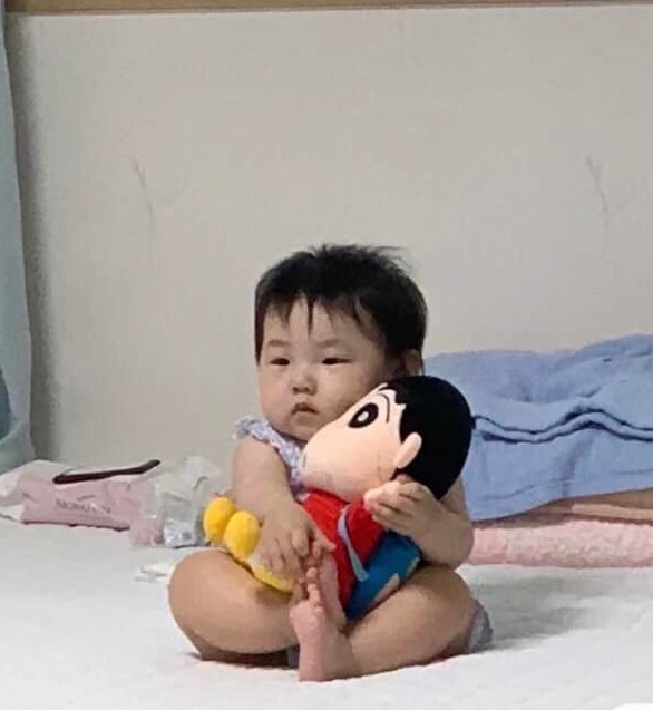 Mua cho nó con gấu rồi nó cứ ôm khư khư zay nè
Cute xễu 😍