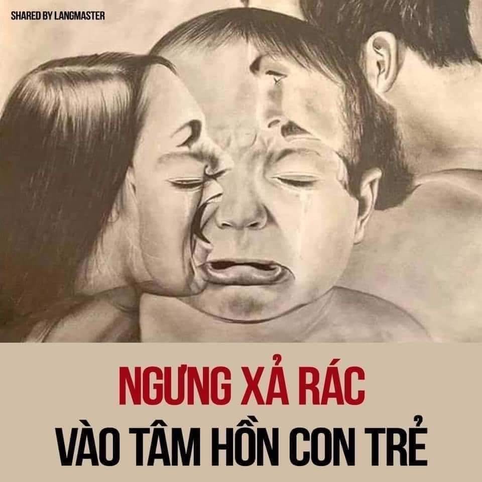 MỖI KHI BẠN ĐÁNH MẮNG TRẺ… TRẺ VẪN SẼ YÊU THƯƠNG BẠN, NHƯNG TRẺ SẼ BỚT YÊU THƯƠNG BẢN THÂN MÌNH HƠN MỘT CHÚT!?

Chị nói thằng nhỏ “Tắt ti vi đi, xem ti vi nhiều hư mắt!”

Thằng bé: Không trả lời lại mẹ, vẫn ngồi im coi, thay vì nó coi 1 cách hớn hở và đang múa máy theo anh siêu nhân trong ti vi, thì nó ngồi xuống, im lặng nhưng vẫn dõi theo anh siêu nhân!

Trong lòng nó nghĩ, “mình ngồi im thì mẹ sẽ không bắt mình tắt ti vi”…

Chị xuống nhà nấu đồ ăn cho con… Vẫn nói vọng lên nhà “Mẹ nói con tắt ti vi, con nghe không?”

Thằng bé… đáp nhẹ “Dạ”…

Nhưng mà trên ti vi đang chiếu đúng lúc anh siêu nhân đang làm hiệp sỹ đi đuổi đánh tên cướp … Nó vẫn đang muốn biết “Liệu anh siêu nhân có lấy lại được cái túi đồ mà tên cướp vừa cướp của 2 mẹ con cô bé hay không” nên miệng nó đáp “vâng” nhưng tay cầm cái remod mà mắt vẫn cứ đăm chiêu với cái màn hình và câu chuyện đang hấp dẫn trên tivi…

Và thế là sau vài giây … thì nó chỉ còn tập trung vào anh siu nhân mà quên mất mẹ nó vừa kiu nó “tắt ti vi”.

Chị nấu xong đồ ăn cho nó, bưng lên nhà … thấy tiếng tivi vẫn còn chiu chiu bùm bùm… và thằng nhỏ vẫn ngồi đó… mắt dán vào cái ti vi…

Chị nóng máu quát lớn “Sao con lì quá dạ”?, “Mẹ nói con không nghe sao?”… “Muốn ăn đòn nữa phải không”…

Nó nghe tới “ăn đòn” thì nó miễn cưỡng tắt cái ti vi, nhưng trong lòng thì rất không vui, vì lúc này nó đang muốn xem anh siêu nhân hơn là phải ăn tô cháo mẹ vừa nấu.

Và tất nhiên, nó là em bé, hễ buồn là khóc, hễ vui là cười, ấm ức thì nó phụng phịu, trong lúc nó đang không thích mẹ, vì nó muốn xem tivi mà mẹ cấm nó… thì dĩ nhiên mẹ nó đút cháo nó không muốn ăn…

Chị tức giận quát lớn “ăn nhanh cho mẹ làm việc khác, mẹ không có thời gian ngồi đây với con đâu…”…

Nó giận dỗi, ấm ức trong lòng… nó lăn ra gào khóc…

Chị thấy thế tức quá…

“Sao con lì quá dza”?, Sao con hư quá dza? Con nhà người ta bằng tuổi con là đã tự xúc cơm ăn rồi, con nhìn con xem, mẹ phải bón, phải đút thế này…

1 lúc trôi qua… thằng bé nước mắt lưng trong… dấu không đặng sự uất ức, nó òa khóc to…

Chị không kiềm được sự tức giận, lôi nó ra quất cho mấy phát vào mông, nó khóc lớn nhưng vẫn ôm lấy mẹ “Con xin lỗi mẹ”…

Rồi chị quát to, ra mệnh lệnh “im ngay”, “há mồm”, “nhai”, “Nuốt”… cứ thế 10p sau, nó ăn hết tô cháo…

Cơn giận của chị cũng nguôi… nó cũng không còn nhớ câu chuyện anh siu nhân trên ti vi nữa…

Sau đó tíu tít theo đuôi mẹ và ríu rít nói chuyện như 30p trước chưa từng có chuyện gì xảy ra!

Bạn thấy không? Dù bạn vừa dập tắt đam mê “xem anh siu nhân” của bé! Dù bạn vừa mắng bé là 1 đứa trẻ hư, lì, không nghe lời! Dù bạn vừa hạ thấp giá trị của con bạn bằng việc so sánh bé với “con nhà người ta”...! Dù bạn vừa thét ra những câu mệnh lệnh, đầy áp đặt con bạn… và Dù bạn vừa đánh con của bạn… Nhưng 30p sau nó vẫn tíu tít bên bạn và nếu lúc này bạn hỏi “Con có yêu mẹ không” nó vẫn nhào đến ôm lấy bạn, thơm má bạn và nói “Con yêu mẹ”…

Nhưng bạn có biết… Sau mỗi lần như thế… con bạn học được gì và ghi nhớ điều gì vào não bộ không?

Và bạn có biết… nếu trẻ ghi điều gì vào não bộ thì nó sẽ đc lưu giữ ở đó và là hạt giống tiềm tàng nảy mần bất cứ lúc nào trong suốt cuộc đời của con!

Và lúc con nhỏ thì bạn áp đặt, so sánh, ngăn cấm, mắng và đánh con mỗi khi con làm những điều mà bạn cho rằng “Nó không tốt cho con”… Bạn làm bé trở nên hoang mang nghi ngờ và dần dần con tự ám thị rằng “mình làm gì cũng sai”… “mình không làm được gì cả”, “mình thật kém cỏi”… và rồi… bé sẽ bớt yêu thương bản thân mình hơn sau mỗi lần bé tự nghĩ về chính mình…

Và khi con đi học, con trở nên nhút nhát, sợ sai, sợ bị phạt, sợ làm không đúng ý người lớn sẽ bị mắng, bị đánh đòn… nên con nhút nhát không dám nói ra điều con nghĩ, không dám sáng tạo ra bất cứ điều gì…

Rồi khi đi làm… con cũng đầy nhút nhát, nghi ngờ chính năng lực của mình và không dám làm gì cả… chỉ dám làm những công việc bình thường như bao người khác…

Rồi bạn lại đi so sánh “Con nhà người ta cũng học xong ĐH, nó mở công ty… còn mày, mẹ cũng nuôi mày học xong đại học, mãi chả làm được việc gì ra hồn…”

Và rồi bạn sinh ra con mình… nhưng trong lòng bạn lại mãi mãi có hình ảnh 1 đứa khác mang tên “con nhà người ta”!

Bạn chỉ buột miệng nói ra, hoặc thấy những nói đó bình thường… nhưng con thì sẽ ghim hạt giống đó trong não bộ và nảy mầm lúc nào không hay!

Hạt giống nào được gieo cũng sẽ nảy mầm và phát triển!

Bạn gieo yêu thương, khen thưởng bé sẽ đầy tự tin và khám phá! Bạn gieo sự trách mắng, quở phạt... bé sẽ dần đánh mất đi sự tự tin và trở nên nhút nhát, tự ti ... luôn thấy mình kém cỏi và không xứng đáng với bất cứ thứ gì?!

Bạn muốn gieo gì cho con hôm nay?