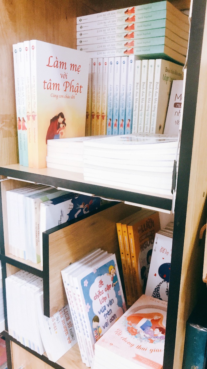 HỌC THAI GIÁO VÀ CÙNG “RỦ CHỒNG THAI GIÁO” 

Thật vui khi được nhìn thấy những cuốn sách “Rủ chồng thai giáo” xuất hiện trên kệ sách của Nhà sách Thái Hà tại phố sách 19/12, Trần Hưng Đạo, Hà Nội. 

Trước đây, khi viết và dịch các cuốn sách về công nghệ, mình chưa từng nghĩ một ngày nào đó sẽ viết sách về thai giáo.

Năm 2018, khi lập ra Mamibabi, mình cũng chưa từng nghĩ rằng sẽ viết một cuốn sách. 

Lúc ấy, mình vẫn chỉ nghĩ rằng sẽ làm một ứng dụng về thai giáo trên điện thoại, vì thế mạnh của mình khi đó là công nghệ, mình có thể sử dụng công nghệ để giúp việc thai giáo của các mẹ bầu trở nên tiện lợi và dễ dàng hơn.

Nhưng rồi…

Trong quá trình làm Mamibabi, mình đã tiếp xúc với hàng ngàn mẹ bầu và nghe rất nhiều lời tâm sự. Có nhiều mẹ nói rằng chồng hoặc người quen của họ cho rằng thai giáo là việc làm… vớ vẩn, có người còn bảo rằng đừng có nghe theo những thông tin trên mạng, cẩn thận kẻo… lừa đảo. 

Đúng là với những thông tin trên mạng, chúng ta khó kiểm soát được độ chính xác, bởi bất cứ ai cũng có thể post bất cứ thứ gì họ muốn lên mạng. Nhưng nếu đó là một cuốn sách, mọi thứ sẽ khác. 

Một cuốn sách được xuất bản phải trải qua nhiều quy trình, các biên tập viên của nhà xuất bản phải kiểm tra độ chính xác của thông tin, bản thân tác giả cũng phải chứng minh được nguồn gốc của những thông tin mình đưa ra. Vì vậy, một cuốn sách chắc chắn là thứ đáng tin hơn nhiều so với những thông tin trên mạng.

Vậy là sau nhiều năm nghiên cứu về thai giáo với nhiều tài liệu của cả Việt Nam và nước ngoài, mình đã quyết định viết một cuốn sách với tên gọi “Rủ chồng thai giáo”. Nếu cần, bạn có thể mua sách tại đây http://shorten.asia/6r5VgQ8m. 

Cuốn sách sau đó đã nhận được sự chào đón của nhiều nhà xuất bản và chúng mình quyết định hợp tác cùng Nhà xuất bản Thái Hà. Có bên nói với mình rằng, đây là lần đầu tiên có một tác giả nam giới viết về thai giáo tại Việt Nam. 

Thật vui khi hôm nay vô tình được thấy cuốn “Rủ chồng thai giáo” đứng cạnh “Mẹ Nhật thai giáo”. Tác giả của “Mẹ Nhật thai giáo” là một chuyên gia người Nhật và cũng là một nam giới.

Hành trình đưa việc thai giáo trở nên phổ biến tại Việt Nam trong những năm qua tuy có nhiều khó khăn, nhưng chúng mình vẫn có thể tiến về phía trước nhờ sự hỗ trợ từ rất nhiều mẹ bầu và “mẹ bỉm”. 

Với Mamibabi hôm nay, chỉ cần một tài khoản VIP Mom, bạn không chỉ học được thai giáo, mà còn học được 35 khóa học nuôi dạy con và nhiều nội dung khác nữa: 
- Hơn 3000 hoạt động thai giáo giúp mẹ vui bé khỏe tại đây    https://mamibabi.com.vn/vip/info?mode=1
- Hơn 1000 bản nhạc thai giáo và karaoke thai giáo
- Hơn 1000 bài thơ và câu truyện thai giáo tiếng Anh, tiếng Việt, Ehon, audio
- Hơn 500 hoạt động giáo dục sớm cho bé từ 0 - 6 tuổi
- Hơn 300 món ăn dặm cho bé từ 6 tháng đến 2 tuổi  
- Thực đơn 280 ngày mang thai cho mẹ bầu  
- 35 khóa học toàn diện và chuyên sâu dành cho mẹ bầu và bé 0 - 6 tuổi: https://mamibabi.com.vn/khoa-hoc