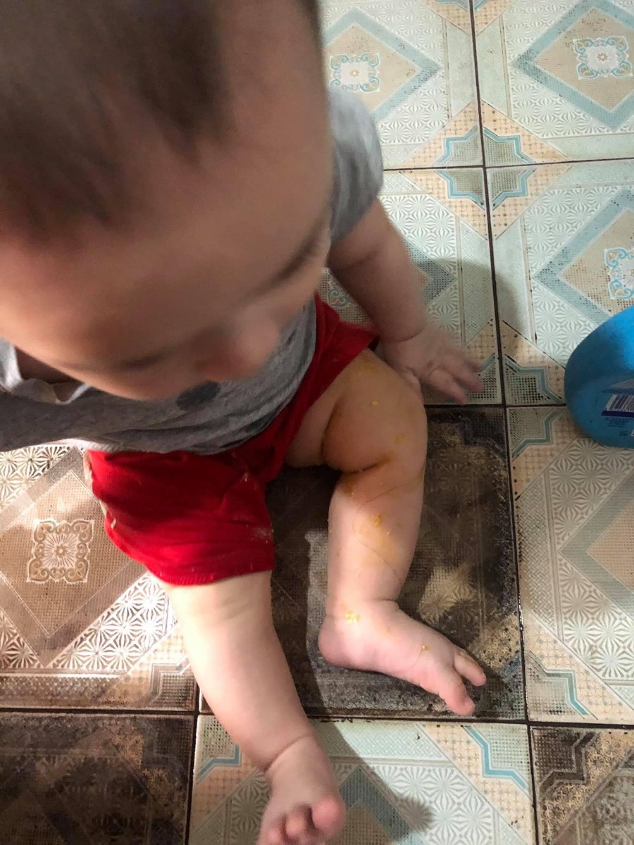 Vâng hôm nay em xin chia sẻ câu chuyện bỏ bỉm ra cho MÁT, cho THOÁNG :)))

Chuyện là con em nó ăn ngủ tắm quy trình em rèn đâu vào đấy. Ăn xong ngủ giấc ngắn dậy là tắm. 

Câu chuyện xảy ra lúc 10h sáng :)) em thấy con dậy nên đi pha nước tắm chắc mất độ 3p quay vào thì thấy đang đầy cứt trên giường, mồm thì ngậm cả bàn tay, cau mày nhăn nhó. 

Vì sao nhăn nhó ạ ? Vì tay có cứt đấy ạ. 

Cũng may là sáng nay nó ỉa rồi đây chỉ là " bữa " ỉa phụ thôi ạ. Và thi thoảng thì mới có cái bữa ỉa phụ này nên sẽ chẳng căn được để mà bỏ bỉm cho con em đâu. Nhìn thấy cảnh này kbiet mn thấy tnao chứ e thì chả biết nên nổi điên với ai bây giờ. E móc mồm móc miệng con em ra. Lấy cái tưa lưỡi lau đến 20 cái rồi em vẫn muốn lau nữa. 

Em k dám chụp ảnh hay quay lại cái video nguyên 1 bàn tay đầy cứt đang trong mồm con em. Vì kiểu gì đăng lên đây rồi cũng có người nói nhìn thấy con như thế rồi mà còn đứng chụp ảnh được =)))  

Câu chuyện bỏ bỉm này có quá nhiều mẹ chia sẻ rồi em k phải k biết. Em cũng tán thành việc đóng bỉm cho con đến khi nào con biết gọi đi đái đi ỉa thì thôi. Nhưng chẳng hiểu việc con em đóng bỉm có liên quan gì đến mấy bà hàng xóm k ạ? Mà gia đình em đã êm xuôi nghe theo ý kiến em rồi, nhưng thi thoảng mấy bà lại sang " Ôi dồiiii ôi nóng ntn đóng bỉm cho nó làm cái gì, hăm hết đít nó ra. Mày k thương nó à? 

Thế bây giờ giữa việc để con n đóng bỉm k may bị hăm với việc phải ăn cứt thì như nào là thương??? " Rồi nào là tốn kém :))) tốn kém nhà em mà. Còn nói đến việc hăm =)) 

kem hăm con em dùng k phải loại tốt nhất, nhưng cũng chẳng phải loại bình thường. 
Còn nói đến bỉm thì k phải cứ tốt là đc đúng k ạ nên cgi con hợp thì em cho con dùng. Nên từ lúc đẻ đến giờ con em đã hăm bẹn được giây phút nào đâu 🙂 bài viết ngắn gọn nhưng nỗi bức xúc dài thề lề. 

Thân ái!
Cre: mom Trần Mai Linh