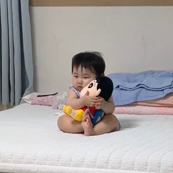 Mua cho nó con gấu rồi nó cứ ôm khư khư zay nè
Cute xễu 😍