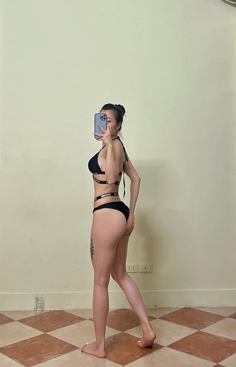 Khoe với chị em chút thành quả body của mình.
Mẹ 2 con, u37, 1m58, 48kg. Ăn và tập tại nhà. Không đẹp bằng ai, nhưng đẹp hơn mình của ngày hôm qua là hạnh phúc rồi ạ.