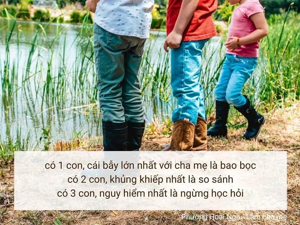 🧡 "MẸ YÊU AI NHẤT?” 🧡 BẠN TRẢ LỜI SAO ?
(Phải thực sự tư duy nhé, đừng trả lời vội vàng)

(Chia sẻ của ThS Tâm lý Phương Hoài Nga)

Nhìn chung có các phương án sau:

1/ Không trả lời vào câu hỏi:
- Mẹ yêu bố
- Mẹ yêu mẹ nhất

2/ Đứa nào hỏi thì trả lời yêu đứa đó nhất

Có 1 câu trả lời nữa: Yêu đứa lớn hơn: (vì đứa trẻ đầu tiên bao giờ cũng đặc biệt) – mình đoán câu này là khi đứa lớn hỏi thôi, chứ thử nghĩ đứa bé mà hỏi, bạn có thực sự trả lời như vậy không?

3/ Phổ biến nhất: Bố/ mẹ yêu các con như nhau.
Nhìn chung, trừ câu 1 mang tính vui đùa hoặc không trực diện, 2 câu trả lời đều đặt các con vào thế “cạnh tranh”, hơn, hoặc kém hoặc bằng.

Toán học và phép so sánh lúc này là một cái bẫy.

ÍT HƠN là một nỗi đau cắn xé, một sự sỉ nhục kém cỏi.

BẰNG NHAU là câu trả lời KHÔNG THOẢ MÃN.

NHIỀU HƠN là sự lừa dối, vì rõ ràng và rất nhiều lúc người yêu vừa đắm đuối với kẻ quyến rũ kia (chưa kể vẫn đang nhìn “đứa kia” chăm chăm mà mồm thì liến thoắng nói yêu mình này nọ). Nếu là yêu hơn, yêu nhất, thì ngày mai, ngày kia, mình có bị mất ”ghế”???

Hay đứa kia đích thị là kẻ chiếm đoạt vị trí độc tôn của mình, cái thể loại xấu xa ăn cướp đó?

Khi phải cạnh tranh, đặc biệt về tình yêu của bố mẹ (thường được biểu hiện bằng thời gian, quà…), chúng sẽ cảm thấy bất an, và có xu hướng ganh nhau từng chút một, cho dù, là trước mặt hay sau lưng chúng ta.

Trước khi đi đến câu trả lời “đúng” (các bạn đều hỏi mình, vậy có đúng không?), chúng ta chậm lại 1 chút và nghĩ, điều gì khiến con mình đặt câu hỏi đó, chúng tìm kiếm việc hơn đứa kia, hay chúng cảm thấy bất an?

- Nếu để con cảm thấy “hơn” đứa còn lại, bạn càng không nên dùng 2!

- Nếu để con cảm thấy yên tâm, bạn càng không nên dùng 3!

Đó thực sự là một câu hỏi không đến từ sự tò mò và vật lộn của tư duy, mà đến từ khát khao yêu thương của trái tim bé nhỏ.

VẬY CÂU TRẢ LỜI NÀO SẼ “AN TOÀN” NHẤT?
❤️ Bố/Mẹ yêu các con KHÁC NHAU.
Mỗi con là DUY NHẤT và ĐẶC BIỆT! ❤️
Với mẹ, mối đứa các con đều rất đặc biệt. Con là Robin duy nhất của mẹ. Trên thế giới này sẽ không ai giống con. Không ai có suy nghĩ, cảm xúc và nụ cười của con. Mẹ rất hạnh phúc vì con là con gái của mẹ. Trích từ chương “Càng công bằng càng bất công” – Gỡ mối bất hoà giữa anh chị em - Adele Faber & Elaine Mazlish -

RIÊNG với Sam và niềm đam mê Khoa học về cơ thể người, việc chứng minh Con-là-duy-nhất trở nên rất thuyết phục với chứng cớ đàng hoàng: “Bố mẹ phải đẻ thêm tỷ tỷ em bé nữa thì may ra mới có 1 em bé có bộ gien giống hệt con. Mà con biết đấy, bố mẹ không thể sinh được tỷ tỷ em bé đâu”. - Trích từ Những gì làm nên tôi (p.27) -

🧡 Chúc cho các gia đình nuôi dưỡng được những tình yêu duy nhất và đặc biệt