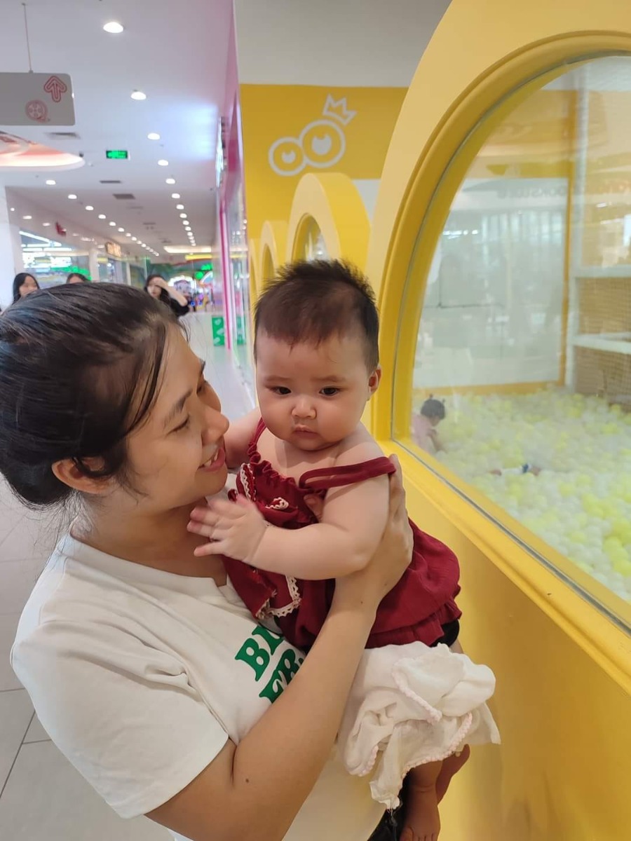 Sự khác biệt khi bố bế và mẹ bế 😂