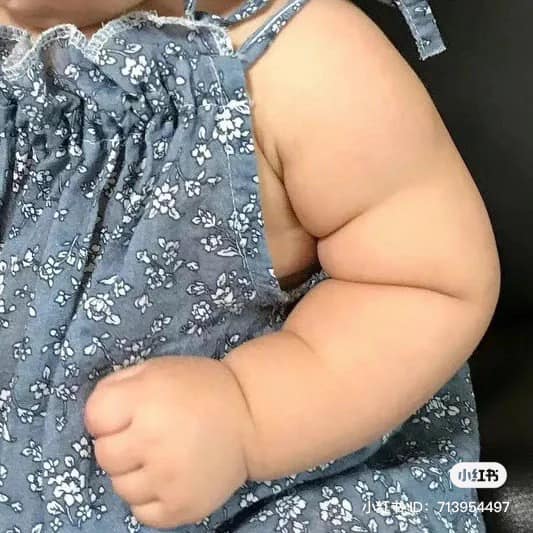Cầm bình sữa nhiều quá nên lên cơ tí mẹ ạ 🤣