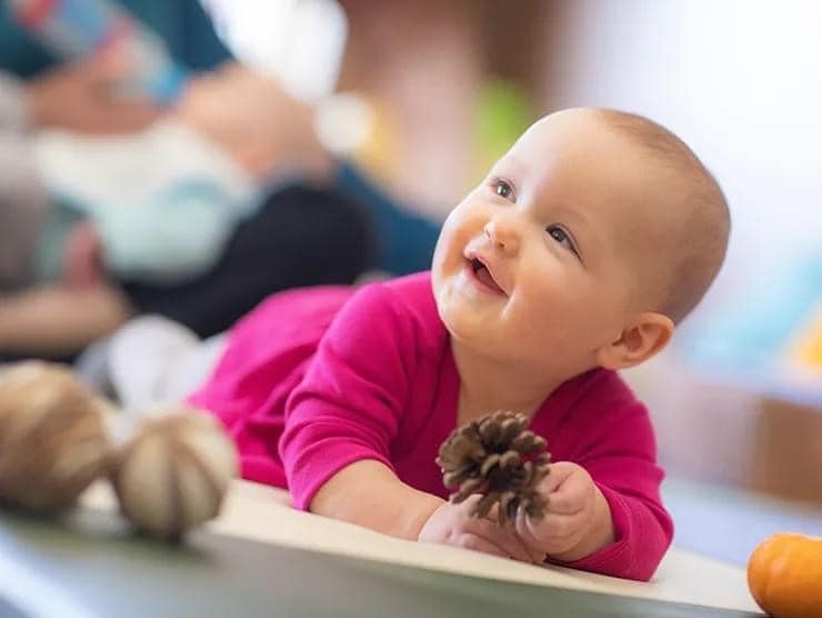 4 HOẠT ĐỘNG GẮN KẾT GIÚP TRẺ HỌC HỎI VÀ TƯ DUY.
Bất cứ độ tuổi nào đều thích hợp để bé phát triển các kỹ năng thông qua các hoạt động cùng bé. Độ tuổi từ 2-5 là độ tuổi vàng cho các kỹ năng trên dần hoàn thiện vì các bé đã phát triển 1 số về ngôn ngữ, vận động, nhận thức, và bây giờ là sử dụng những nền tảng về liên kết được tạo lập với những con số trước đó để phát triển về số học.

HOẠT ĐỘNG 1: NÀO CHÚNG TA CÙNG CHUYỀN NÀO

Bảo trẻ tham gia vào trò chơi chuyền banh/đồ chơi cho cha, rồi cho mẹ. Khi bé chuyền, bạn nhấn mạnh con số với khẩu hiệu ban đầu: “Nào chúng ta cùng chuyền nào”. Khi qua cha của bé, bạn nhấn mạnh: MỘT cho cha nhé. Khi qua bé, bạn lại nhấn mạnh: MỘT cho con nhé. Và khi về lại bạn, bạn kết thúc: “Và MỘT cho mẹ “, Bạn vỗ tay 3 cái, đếm MỘT, HAI , BA. Rồi mở đầu tiếp khẫu hiệu “Nào chúng ta cùng chuyền nào”.

Hoạt động này nên làm buổi sáng hoặc buổi chiều vì lúc đó bé rất thoải mái ghi nhận thông tin.

HOẠT ĐỘNG 2: GHÉP KHỐI GỖ/NHỰA

Bạn có thể cho bé làm quen với các khối gỗ/nhựa gồm các hình sau:
*2 khối hình tam giác cân, để khi ghép vào nhau thành hình vuông
*2 nửa hình tròn để khi ghép vào nhau thành hình tròn
* 2 khối hình chữ nhật khi ghép vào thành hình vuông
* 1 hình chóp nón và hình tròn
Hoạt động này nên chơi sau khi bé đọc sách hoặc vẽ 1-1.5 tiếng, vì khi này sẽ giúp liên kết hữu hiệu các hình ảnh và sự tương đồng. Nếu trước đó bé tập tô màu các hình khối là một lợi thế.

HOẠT ĐỘNG 3: ĐƯỜNG HẦM THẦN TIÊN

Bạn hãy cắt 1 thùng carton sạch và an toàn thành 1 đường hầm, có độ dài gấp 2 lần bé là được. Bài học thú vị này có thể làm khi bé bắt đầu học bò và đến khi bé lớn 2-3 tuổi vẫn là bài học tốt cho không gian vật thể.

Đường hầm đủ rộng, không quá dài vì mất hết ý nghĩa của toán học. Bên trong đường hầm nên dán các hình dạ quang có hình tròn, hình vuông, con số,… để khi bé bò qua mỗi ngày chơi sẽ học cách lưu nhận thông tin.

Hoạt động này nên làm 3-4 lần/tuần, không nên làm mỗi ngày vì còn để bé có những thời điểm tự điều chỉnh không gian bé học được từ thùng giấy với không gian bé đang sống, như trong phòng, ngoài sân, ngoài siêu thị,… Mỗi nơi đều là một không gian khác, bạn đôi lúc cũng quên rằng chúng ta cũng đang sống trong 1 không gian mà khi chuyển không gian chúng ta không để ý. Nhưng,với trẻ, nếu trẻ học được không gian tốt thì ít mắc sai lầm như chúng ta, trẻ sẽ biết rất rõ không gian khác nhau khi chuyển. Đó là lí do tại sao nhiều trẻ rất nhạy cảm với thay đổi của môi trường.

Cách làm đường hầm xứ thần tiên: Tôi đã có bài viết về cách làm loại đường hầm này cho bé, bạn có thể tìm đọc lại.

HOẠT ĐỘNG 4: ỐNG DÀI ỐNG NGẮN

Nếu bạn gặp tình huống: có những lúc con bạn rất khó mặt quần áo, hoặc mặc vào rồi cứ bảo là dài hoặc ngắn. Đó là một trong những biểu hiện của sự so sánh trong não bộ phát triển, cộng với 1 giới hạn không gian mà bé chưa được học. Đã đến lúc dạy bé về so sánh lớn nhỏ thông qua những hoạt động rất dễ như: Cắt 4-5 miếng vải độ dài ngắn khác nhau, bạn nói chuyện và cho bé biết miếng nào dài nhất, tại sao con biết, miếng nào ngắn hơn. Đừng ngạc nhiên, bé sẽ phát triển kỹ năng này rất nhanh.

Một cách khác, bạn có thể cùng bé xếp vớ ngắn- dài vào 2 sọt đồ khác nhau. Trong mọi hoạt động, bạn nên luôn nói cho biết về dài ngắn, lớn nhỏ.

Hoạt động này nên làm hằng ngày, với bất cứ vật thể nào mỗi ngày. Bé cần một vài bài tập để học so sánh, hãy để bài tập đó là hoạt động thường nhật sẽ rất tốt.

Xem thêm nhiều các bài khác tại đây: https://mamibabi.com.vn/khoa-hoc?mode=2#gds