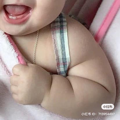 Cầm bình sữa nhiều quá nên lên cơ tí mẹ ạ 🤣